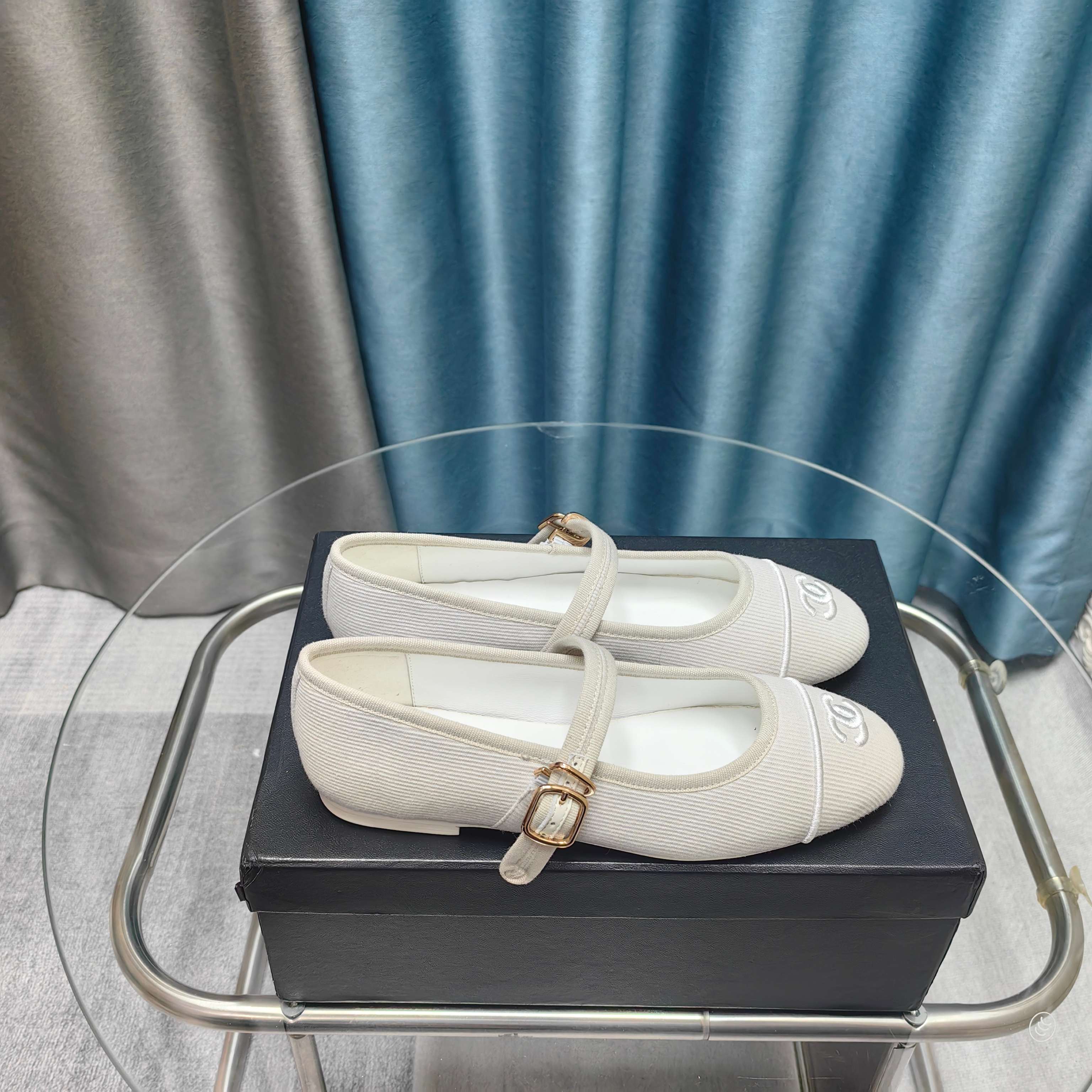 NO:240032,Xiangjia Chane 25 Mary Jane Ballet Single Shoes Showcase Upper fabric original one to one silk, sheepskin, original one to one super beautiful ballet shoes Imported inner imported flat soft grain cowhide inner water dyed sheepskin footbeds Outsole original Italian translucent leather outsole Shoe size 34-41, 34.40.41. Custom made full set of counter synchronous packaging, ballet shoes, chanel, chanel, mary jane, cowhide, sheepskin, silk fabric, Leather soles19860909香家chane 25款玛丽珍芭蕾舞单鞋走秀款 鞋面面料原版一比一绸缎,羊皮里,原版一比一开超美芭蕾舞鞋 内里进口平整柔软粒面牛皮内里水染羊皮垫脚 大底原版意大利透染真皮大底 鞋码34-41,34.40.41.定做 全套专柜同步包装,芭蕾舞鞋,chanel,chanel,mary jane,cowhide,sheepskin,silk fabric,Leather soles,Women's Shoes