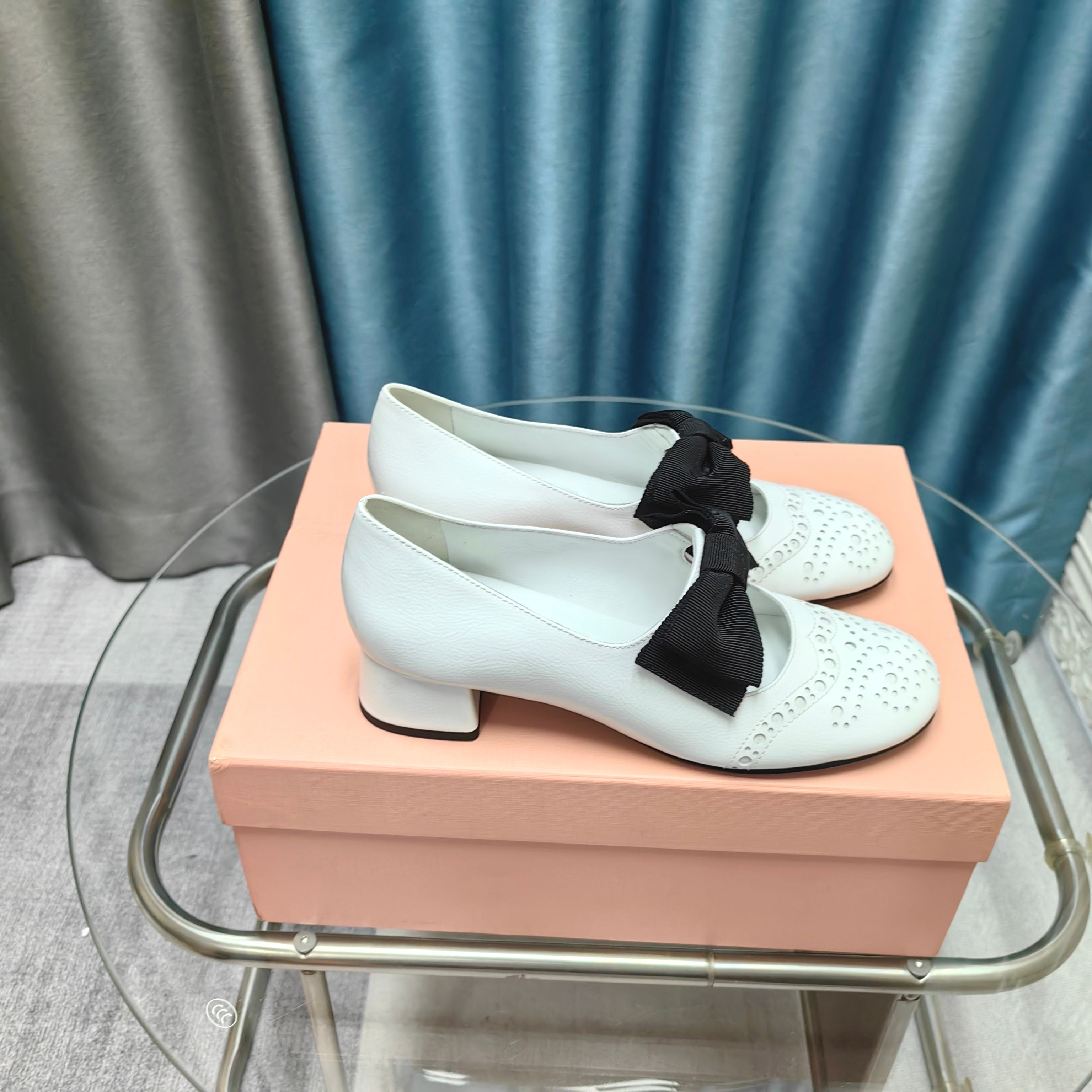 NO:411232,Top quality Miumiu 25 spring and summer show new arrival~ thick heel round head Mary Jane bow elastic single shoes!  Retro punched carving details and textures are full of retro and fashionable ~ It looks very good with colorful socks ~ Super age-reducing ~ It feels very miu-like, college style ~ very casual but not lacking in fashion and comfort. Upper imported soft cow patent leather inner footbed sheepskin imported from Italy Heel height: about 3cm Size: 35-40 (40 41 customized without return) With original packaging, single shoes, miumiu, mary jane, sheepskin, Leather soles, socks19860909顶级品质miumiu缪缪25春夏走秀新款new arrival～粗跟圆头玛丽珍蝴蝶结松紧带单鞋！ 复古冲孔雕花细节质感满满～复古时髦～ 配个彩色袜子超好看～超减龄～很miu的感觉, 学院风～很随性但不乏时尚和舒适度 鞋面进口软牛漆皮 内里垫脚羊皮 意大利进口真皮大底 跟高:约3cm 码数:35-40（40 41订做不退换） 配原版包装,单鞋,miumiu,mary jane,sheepskin,Leather soles,socks,Women's Shoes