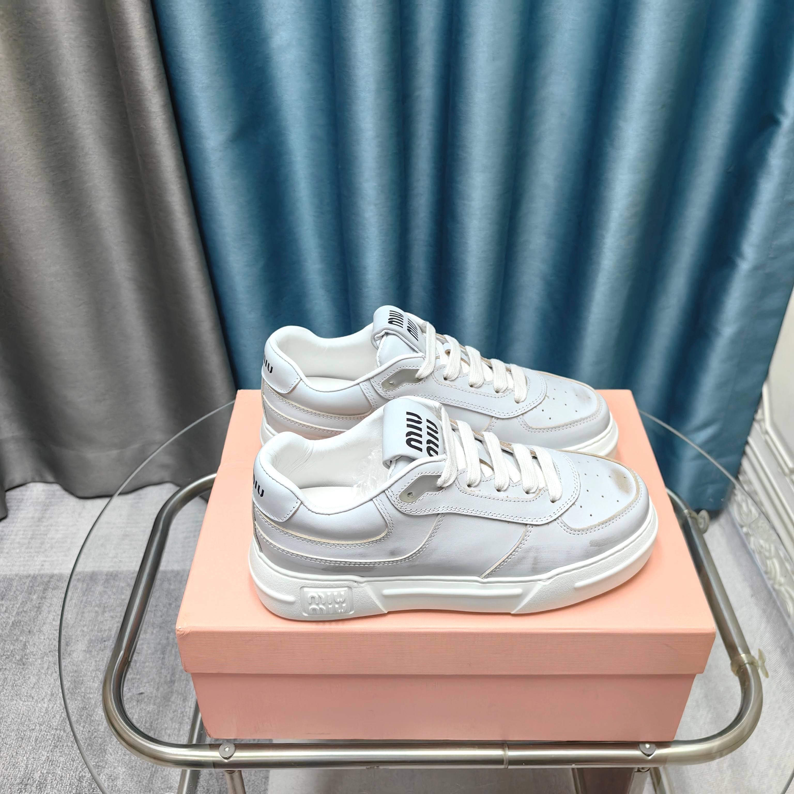 NO:411225,Miumiu Miu Miu's latest show in early spring, casual dirty shoes/sports white shoes. A model that domestic and foreign bloggers have been blessed with. The Xiaohongshu grass planting series, retro and fashionable, beautiful and beautiful. Simple sports shoe design, with recognizable tongue, creates a Buddhist sweet casual style~~ The aura on the feet is very casual, long skirts, shorts, shorts, and wears a unique style~~ Use top layer of cowhide, imported lamb fur inside, original TPU vacuum thick sole (about 3.5cm), retro color and old!  35-41, casual shoes/sports shoes, miumiu, sneakers, skirts, shorts, cowhide19860909miumiu缪缪家早春最新走秀款 休闲脏脏鞋/运动小白鞋 国内外博主刷爆的一款,小红书种草系列,复古又时髦上脚美炸了 简约的运动板鞋设计,极具辨识度的鞋舌,打造佛系甜美的休闲风~~上脚气场十足随意搭配,长裙,短裙,短裤,穿出与众不同的风格~~ 选用头层牛皮,内里进口羊羔毛,原版TPU抽真空厚底(约3.5cm左右),复古擦色做旧！ 35-41,休闲鞋/运动鞋,miumiu,sneakers,skirts,shorts,cowhide,Women's Shoes