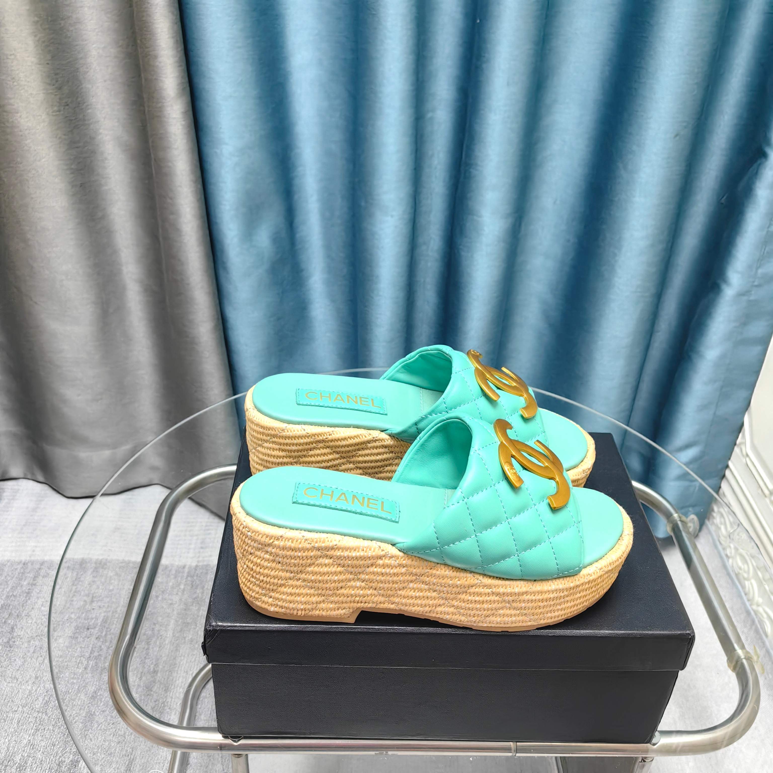 NO:257587,2025★★★★★★ Many celebrities are popular, a versatile series that domestic and foreign bloggers are popular. A must-have for spring and summer wardrobe matching. Sandals are the first choice. Upper imported super soft sheepskin (silk) inner lining: imported crystal sheepskin inner lining, original mold-open custom rubber sole Shoe size: 35-39 (40, 41, 42 customized, no return or exchange) Delivery luxury latest counter synchronous packaging, slippers, sandals, slippers, sheepskin, silk fabric198609092025★★★★★ 众多明星网红上脚,国内外博主刷爆的一个百搭系列,春夏衣橱搭配必备 凉鞋首选. 鞋面进口超柔羊皮（绸缎）  内里: 进口水晶羊皮内里 大底原版开模定制橡胶底 鞋码: 35-39（40、41、42定做不退换） 配送豪华最新专柜同步包装,拖鞋,sandals,slippers,sheepskin,silk fabric,Women's Shoes