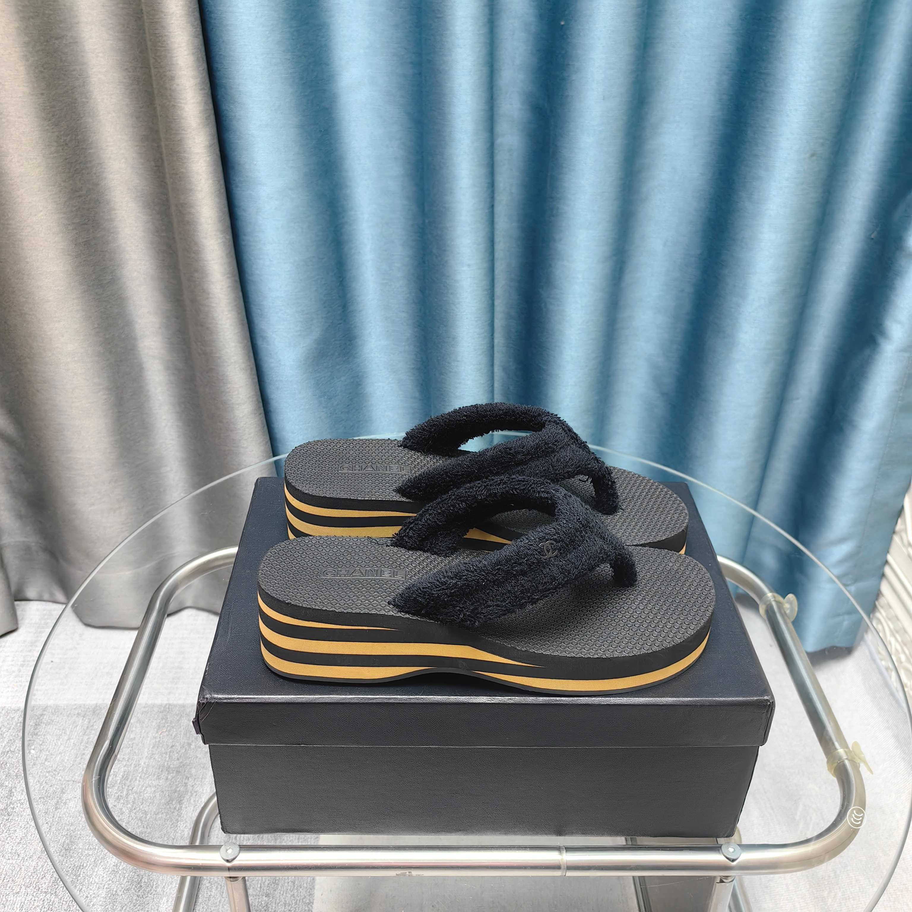 NO:240052,2025 Xiaoxiang must-have items for this season in autumn and winter!  !  Chanel Spring and Summer Heavy Industry Flip Flops Series Xiaohongshu is highly recommended, and it looks good no matter how you match it. It is a must-have for fashionable things. Chanel's women love simple but irresistible combinations show unique styles of dressing, free mixing and matching, and keep up with the fashionable pace of Grandma Shixiang!  !  !  Exquisite details enlarge to see the top version purchasing level created★The upper adopts original customized terry cloth, uses super soft foam bottom, size 35-39 (40, 41 customized, split-toe shoes, chanel198609092025小香 本季秋冬季必备单品！！ 香奈儿春夏重工爆款人字拖系列 小红书力推款,怎么搭配都好看,时髦精必备,香奈儿女士钟爱简约又难以抗拒系搭配展现与众不同的穿搭风格、自由混搭闪耀到位跟紧香奶奶时尚步伐！！！精致细节放大看顶级版本代购级别打造★鞋面采用原版定制毛巾布 采用超柔软发泡底,码数35-39（40、41定做,分趾鞋,chanel,Women's Shoes