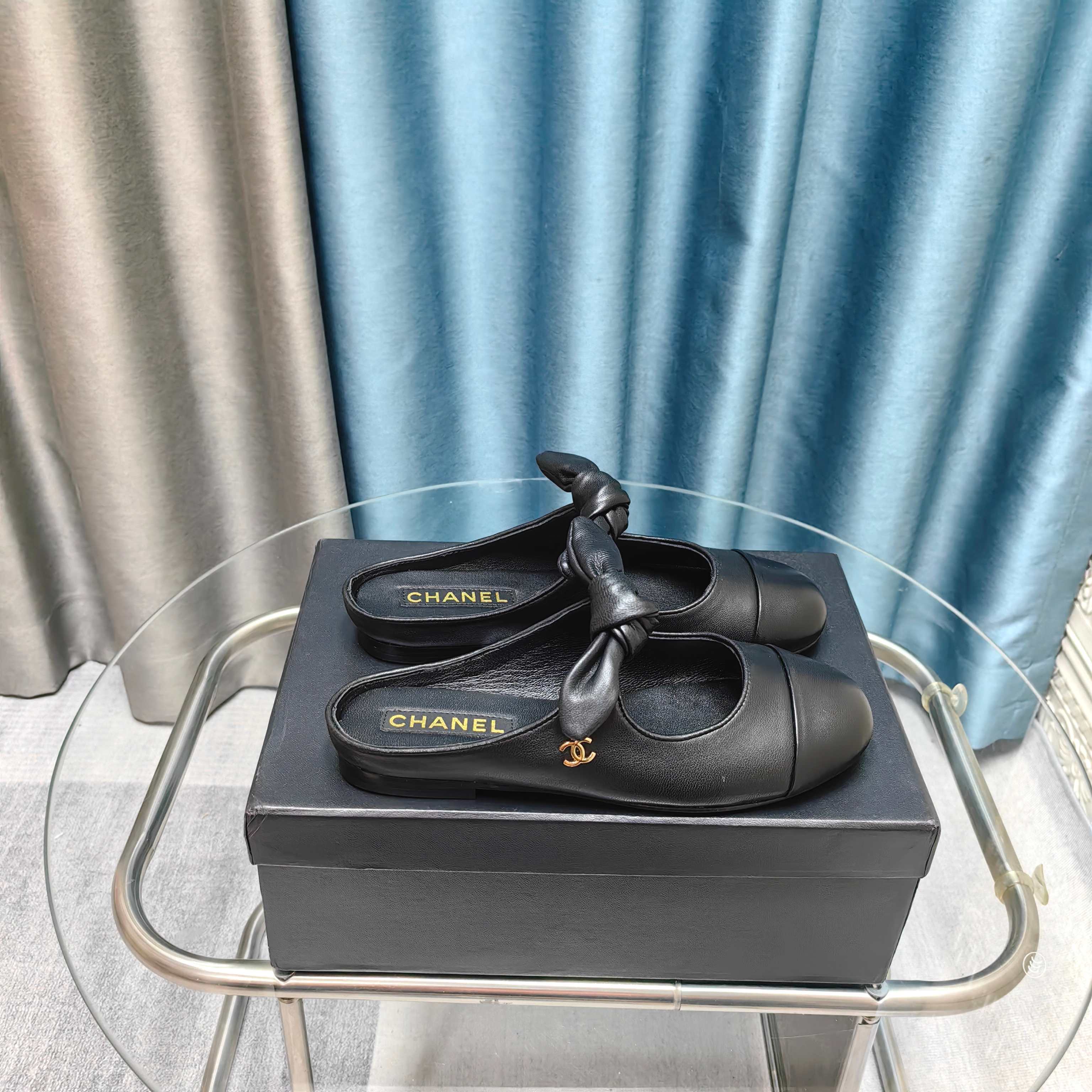 NO:240042,Chanel 25C Early Spring Mary Jane Single Shoes Series Shoes This season's shoes are great!  The pure black Mary Jane is very comfortable on her feet. The upper is also soft and the upper is soft, so you don’t have to worry about getting your feet. The rabbit ears are also cute, and the black and white color combination and black cloth look very good. The upper cowhide inner sheepskin leather outsole Size:35-39 40/41 Custom made, single shoes, chanel, mary jane, cowhide, sheepskin, Leather soles19860909Chanel 25C早春玛丽珍单鞋系列 这一季的鞋子都很棒耶！ 纯黑色玛丽珍上脚很舒服鞋面皮质也很软,不用担心会磨脚.兔耳朵也好可爱,黑白拼色和黑色布面都很好看. 鞋面牛皮 内里羊皮 真皮大底 Size:35-39 40/41订做,单鞋,chanel,mary jane,cowhide,sheepskin,Leather soles,Women's Shoes