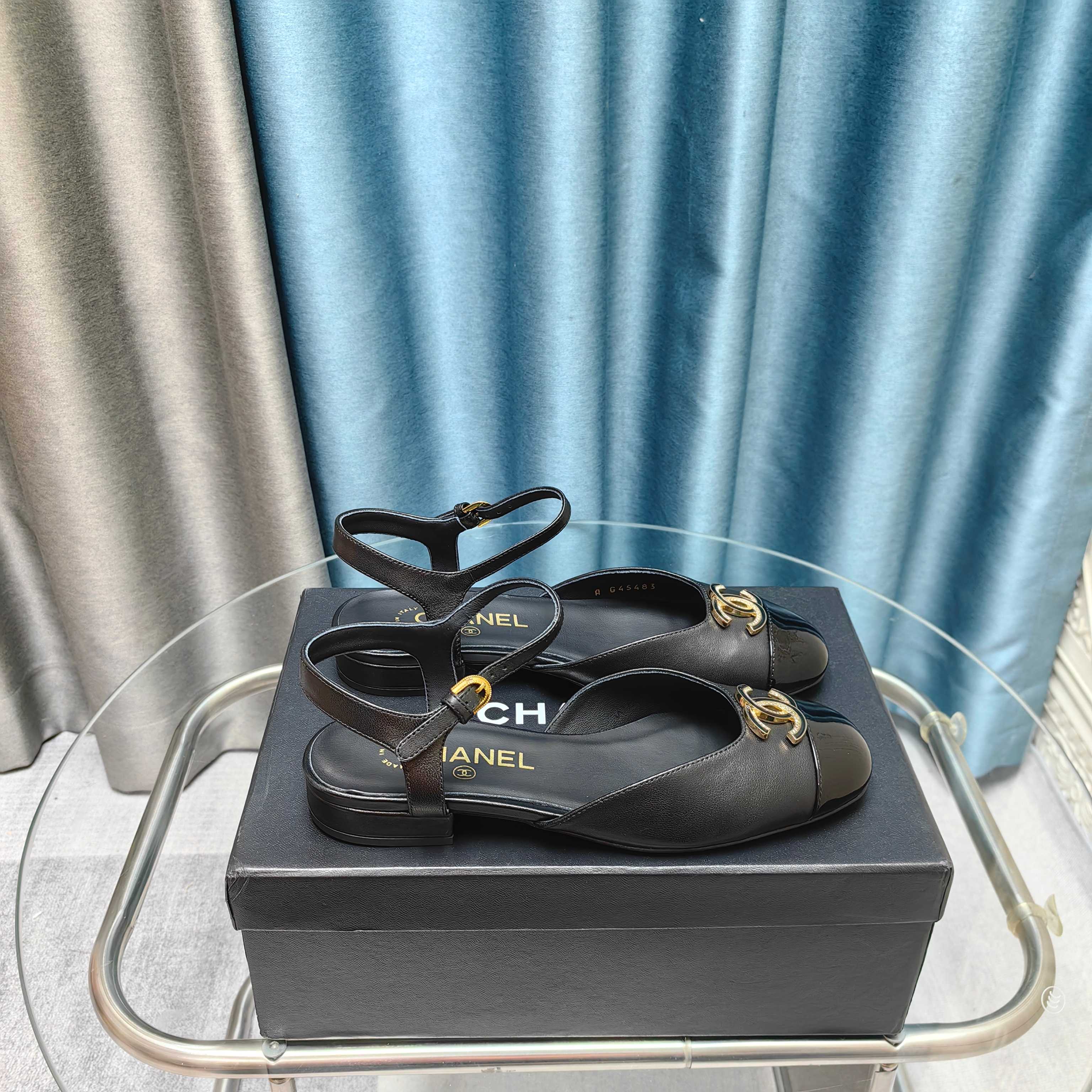 NO:240021,* 25P's most popular slippers. The counter is snatched up. Photos from major social platforms are popular. This episode's catwalk style is definitely too handsome. It is definitely the hottest style of this season. The counter fairies are really too aware of the goods. They don't stick to their feet and will not scratch their feet. The texture is very soft and comfortable. Classic black and white combination, super versatile. 1 fabric: sheepskin 2 inner lining: environmentally friendly mixed-bred sheepskin 3 soles: genuine leather soles 4 sizes 35-39 - 34 40 41 Custom made, sandals, sandals, slippers, sheepskin, Leather soles19860909* 25P最爆拖鞋 专柜简直疯抢了,各大社交平台热门晒图,这期的走秀款绝对太帅了,绝对是这一季最热门的款式,专柜仙女们真的太识货了,不卡脚也不会磨脚,质感上脚是非常柔软舒服的.经典的黑白配,超级百搭. 1面料:羊皮 2内里:环保混种羊皮 3大底:真皮大底 4码数35-39 - 34 40 41 定做,凉鞋,sandals,slippers,sheepskin,Leather soles,Women's Shoes