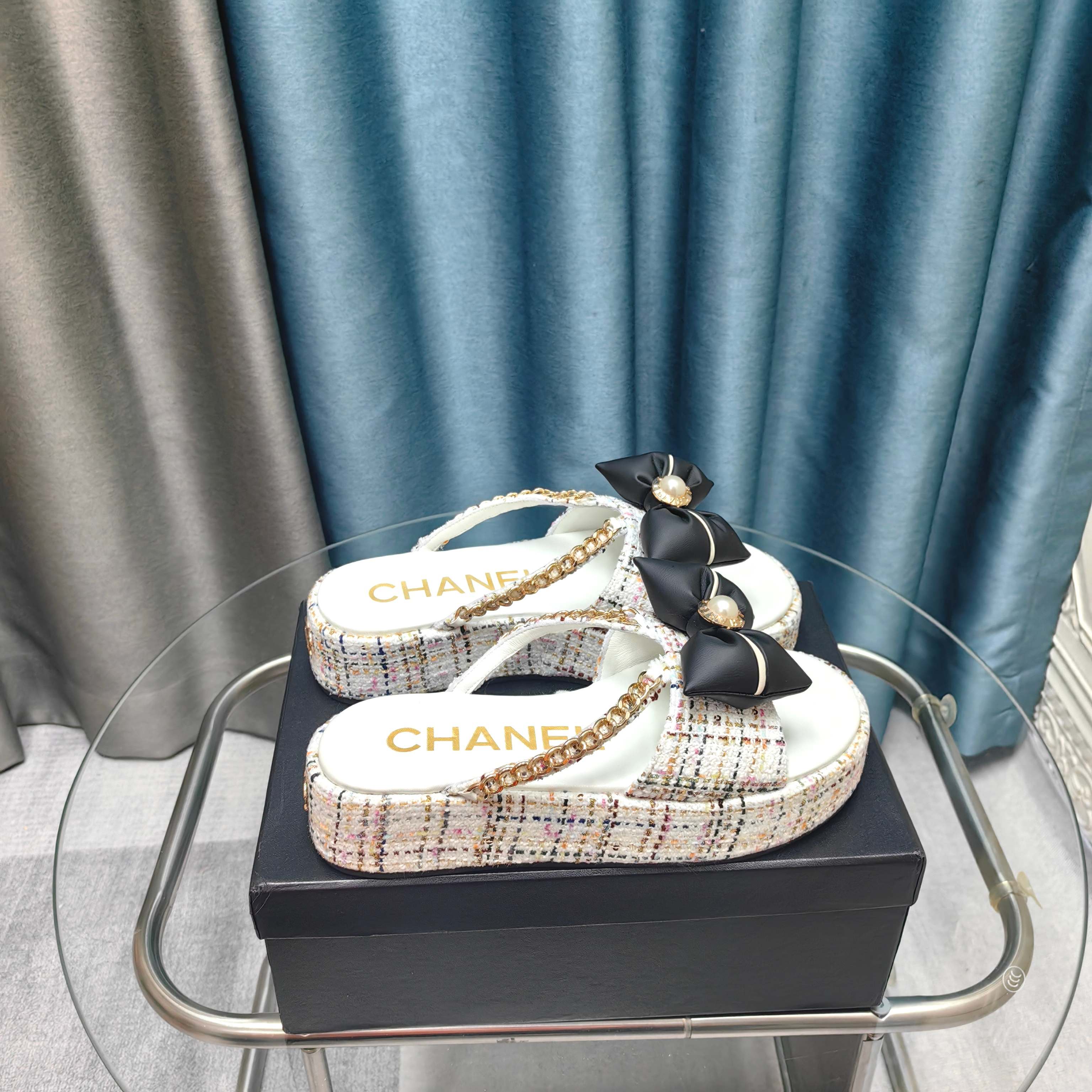 NO:240039,*25ss Mier slippers counter [authentic level] version!  !  Popular model!  !  The counter is out of stock, and it is recommended to have a pair of people. The fat Mier feels soft and soft, and looks good!  It is easy to wear and slim when you wear your feet by 3m. It is surprising to wear them on a daily basis. This series is now available for sale. The counter is purchased for 6,700!  !  !  Original imported knitted silk silk. The counter of the entire network supports inspection and comparison, and supports package return and replacement. Official catalogue: 35-42 (40.41. Custom made without return and exchange) are equipped with genuine Italian packaging, slippers, slippers, silk fabric19860909*25ss蜜儿拖鞋 专柜【正品级】版本！！ 人气款！！专柜断货王,推荐人手一双,胖墩墩的蜜儿拖软绵绵脚感,颜值款！上脚增高3m好穿又显瘦,日常随意搭配尽是惊讶,本系列现已登陆发售. 专柜以6700购入！！！原厂进口针织绸缎 全网专柜支持验货对比,支持包退包换. 官方目录 码数35-42(40.41.定做不退换) 均配有意大利正品包装,拖鞋,slippers,silk fabric,Women's Shoes