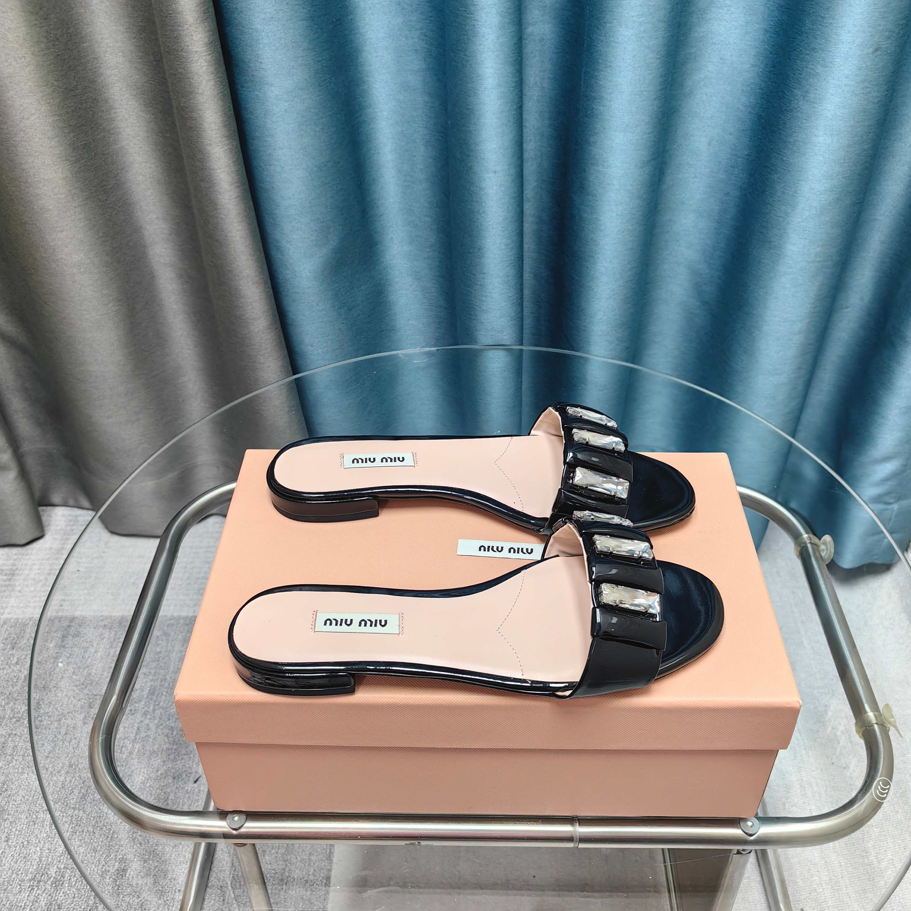 NO:411218,Miu Miu* new flat-soled sandals, well-behaved and age-reducing, legs look long and advanced, comfort is perfect, super suitable for daily wear, easy to put on and take off, super wow, upper: ox patent leather, inner footbed sheepskin, genuine leather soles, size: 35-39 40 customized, slippers, miumiu, slippers, sheepskin, Leather soles19860909Miu Miu*新款平底凉拖 乖巧减龄 上脚显腿长又高级 舒适度也做到完美 日常穿着超级合适 穿脱方便 超级哇塞 鞋面:牛漆皮 内里垫脚羊皮 真皮大底 码数:35-39 40定做,拖鞋,miumiu,slippers,sheepskin,Leather soles,Women's Shoes