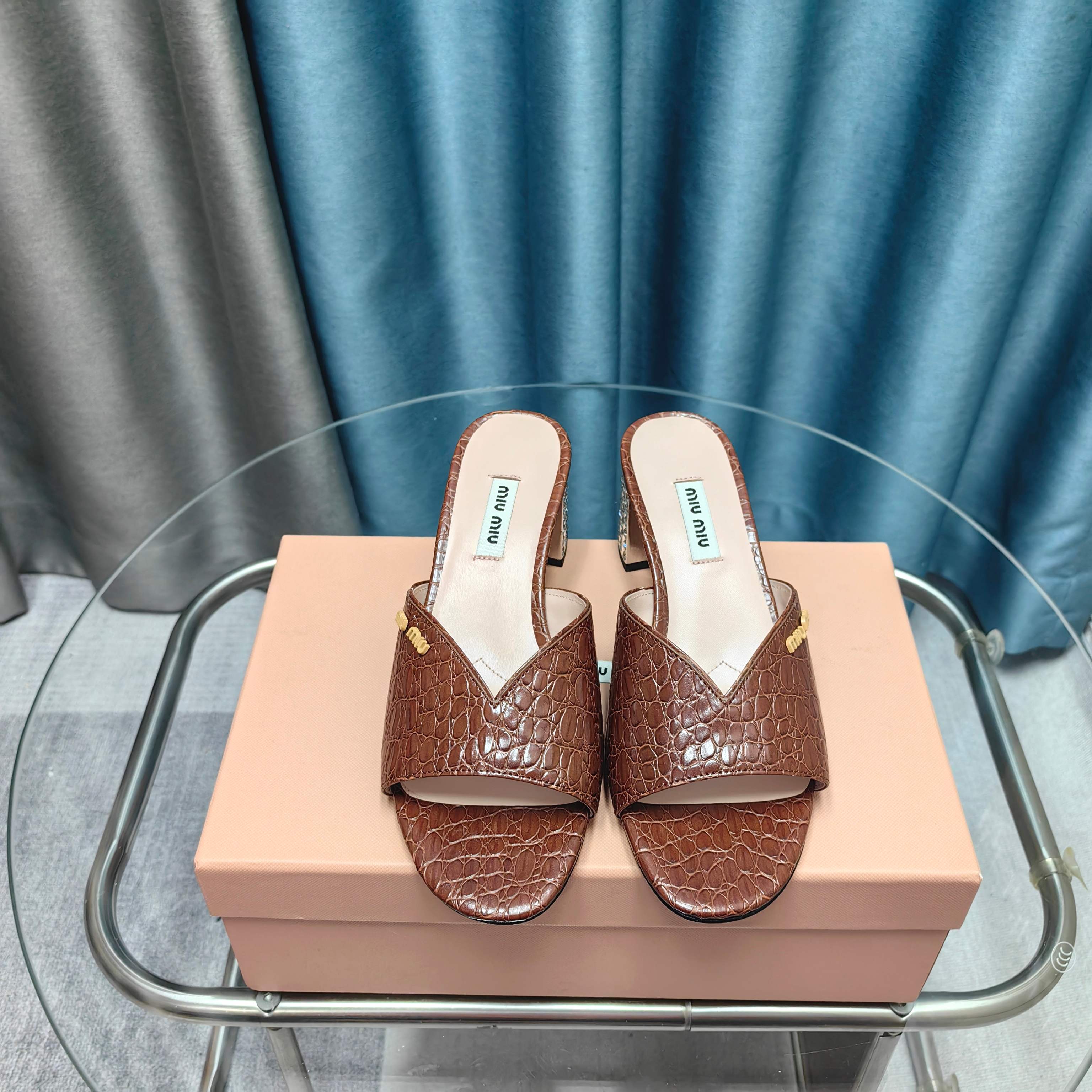 NO:411211,MiuMiu*ss MiuMiu Spring and Summer New High Heel Diamond-Inlaid Calfskin Sandals and Slippers Zp Development Original Disassembly Sells The Normal Version on the Market Instantly, Miumiu is really too girly!  The calfskin is super soft and glutinous, and the comfort is super high!  Original custom calfskin inner lining sheepskin inner lining imported leather outsole heel height 8.5cm size 35-40 (40 custom made without return or exchange), slippers, miumiu, sandals, slippers, cowhide, sheepskin, Leather soles19860909MiuMiu*ss缪缪春夏新款高跟镶钻小牛皮凉鞋拖鞋 Zp开发 原版拆卸 秒杀市面普通版本,miumiu真的太少女啦！小牛皮超级软糯 舒适度超高！ 鞋面原版定制小牛皮 内里羊皮内里 大底进口真皮大底 跟高8.5cm 码数35-40（40订做不退换）,拖鞋,miumiu,sandals,slippers,cowhide,sheepskin,Leather soles,Women's Shoes