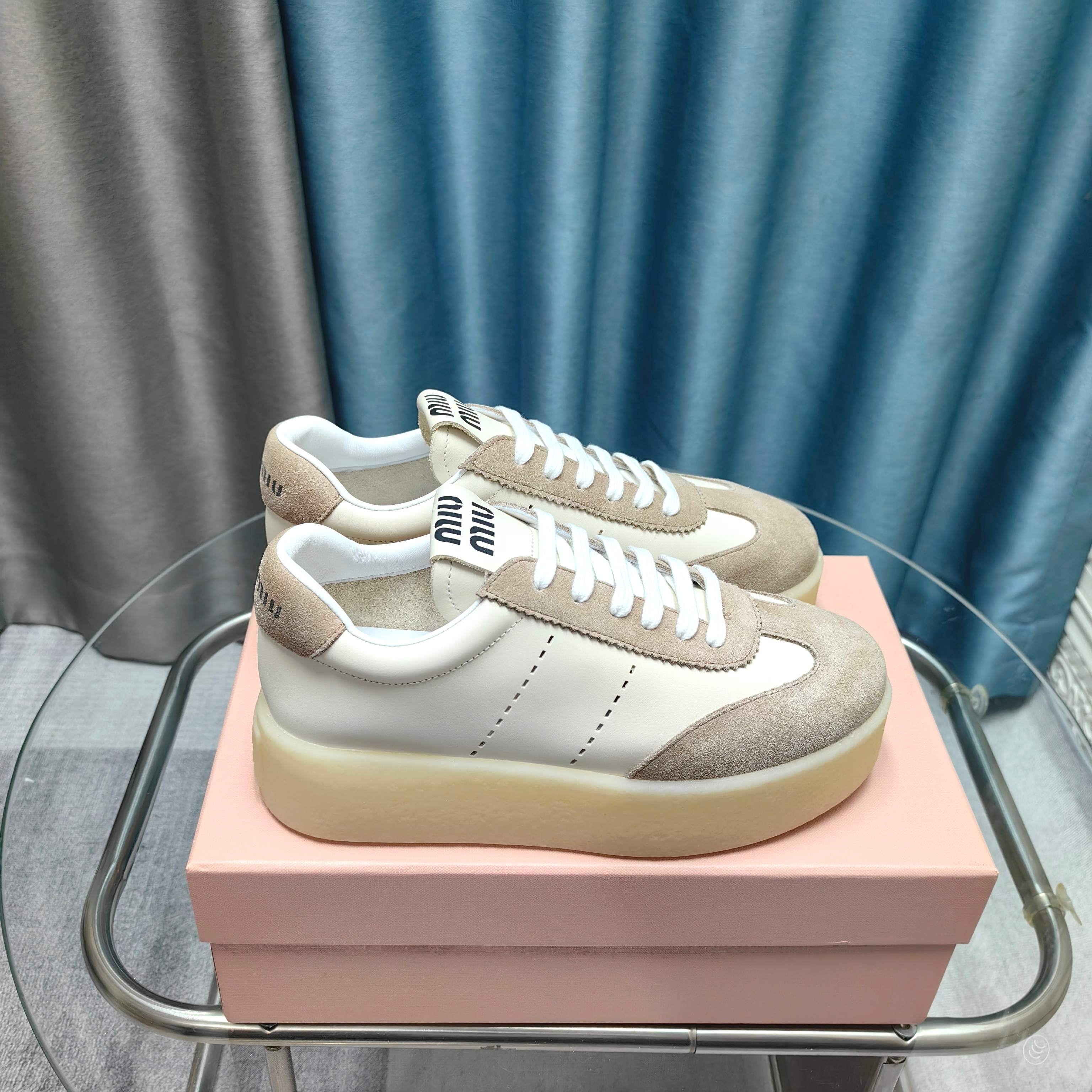NO:411204,Miu miu is a new casual white shoes, a four-season shoes that stand out among major brands, and is a hot and dirty shoes. It is a must-have for purchase. It is a fashionable and simple and high-end one. It is very comfortable to match with the feet casually. It is a must-have for purchase in the year!  The latest catwalk sports white shoes in the early spring are popular among bloggers at home and abroad. The Little Red Book Grass Series, the retro and fashionable and beautiful sneaker design, and the recognizable tongue creates a Buddhist and sweet casual style~~ The aura of the foot is very casual, fashionable and versatile. Whether it is matched with jeans or skirts, it can be easily controlled. It is very comfortable to wear on the foot, and it is a must-have for the year!  Original one-to-one-to-order custom-made sole size: 35-40, grid:, casual shoes/sports shoes, miumiu, sneakers, skirts, jeans19860909Miu miu 缪缪新款休闲小白鞋,各大品牌中脱颖而出的四季鞋颜值担当火爆款脏脏鞋,不得不入的一款～做旧时尚,简约高级 随意搭配上脚非常舒适,年度必入款！ 早春最新走秀款运动小白鞋国内外博主刷爆的一款,小红书种草系列,复古又时髦上脚美炸了简约的运动板鞋设计,极具辨识度的鞋舌,打造佛系甜美的休闲风~~上脚气场十足随意搭配,时尚又百搭,无论是搭配牛仔裤还是裙子,随意搭配,都能轻松驾驭,上脚非常舒适,年度必入款！原版一比一定制大底 码数:35-40,格:,休闲鞋/运动鞋,miumiu,sneakers,skirts,jeans,Women's Shoes