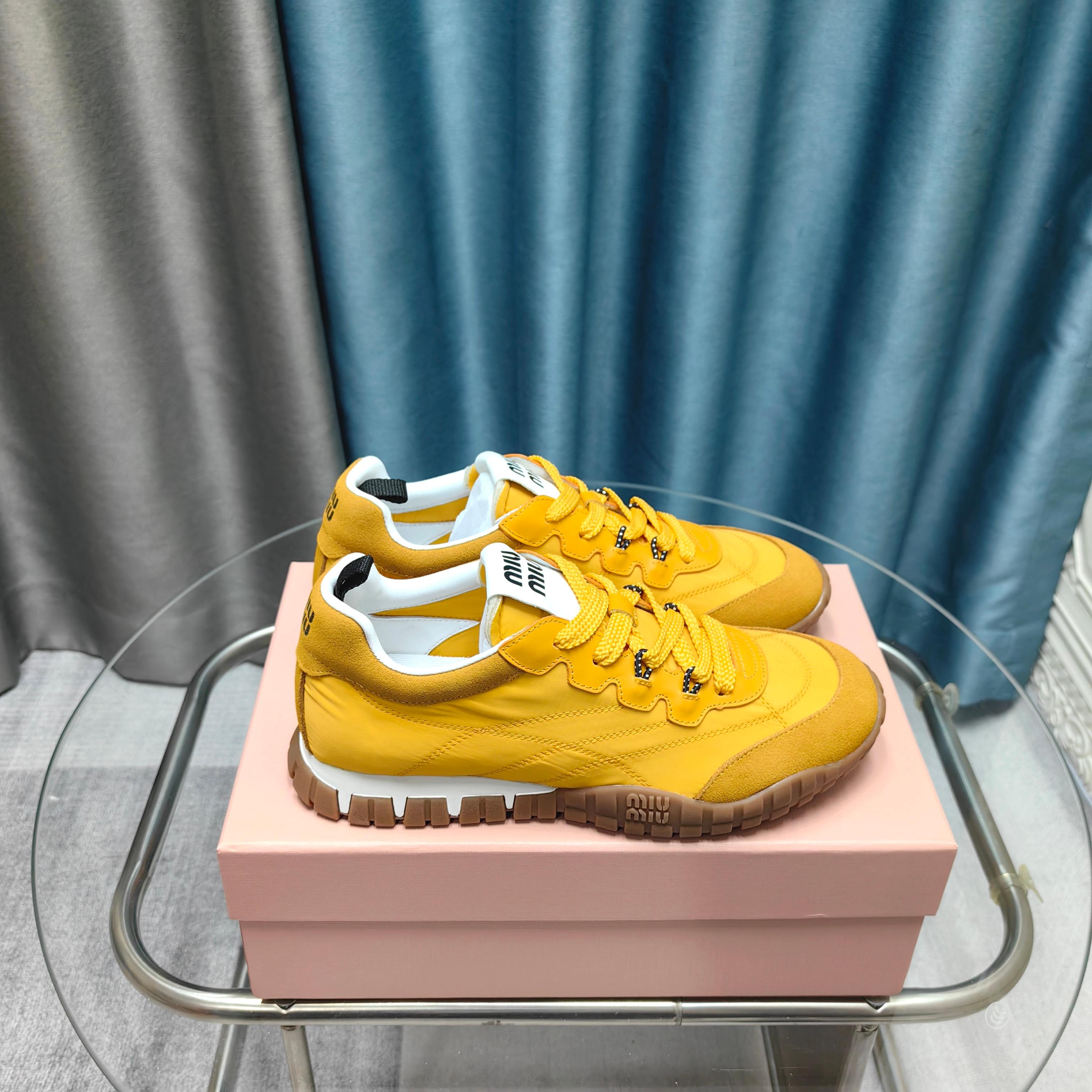 NO:411188,Miumiu·Mu Miu's new hot early spring new technology fabric and suede calfskin tire sneakers. The tire pattern combines elegance and sporty functions. The dynamic, flexible and durable rubber sole reminds the pattern of the tire. The sneaker is made of high-tech fabric and suede calfskin, reflecting the bold characteristics of Miu Miu. The miu style is integrated into the simple lines of this tire sole canvas sneaker. The chic logo is decorated on the tongue and the back, embellished with retro. Thick-soled design. Bold and innovative avant-garde, and multi-element collision, conveying a modern style. Simple and high-end. It is easy to match and looks good no matter how you wear it!  Imported silk cloth spliced ​​calfskin inner lining original breathable cloth outsole original wear-resistant tire sole size 35--40, casual shoes/sports shoes, miumiu, sneakers, cowhide19860909miumiu·缪缪新款火爆早春新品科技面料和绒面小牛皮轮胎运动鞋 该轮胎纹底结合了优雅和运动功能.动态、柔韧且耐用的橡胶鞋底让人想起轮胎的图案.该款运动鞋采用高科技面料和绒面小牛皮制成,体现了Miu Miu 的大胆特色. miu风格融于此款轮胎底帆布运动鞋的简约线条 别致徽标饰于鞋舌与背后,点缀复古 厚底设计 大胆创新前卫,多元素对撞,传达现代风格简约高级 随意搭配,怎么穿都好看！ 面料进口丝绸布拼接小牛皮 内里原版透气布里 大底原版耐磨轮胎底 码数35--40,,休闲鞋/运动鞋,miumiu,sneakers,cowhide,Women's Shoes