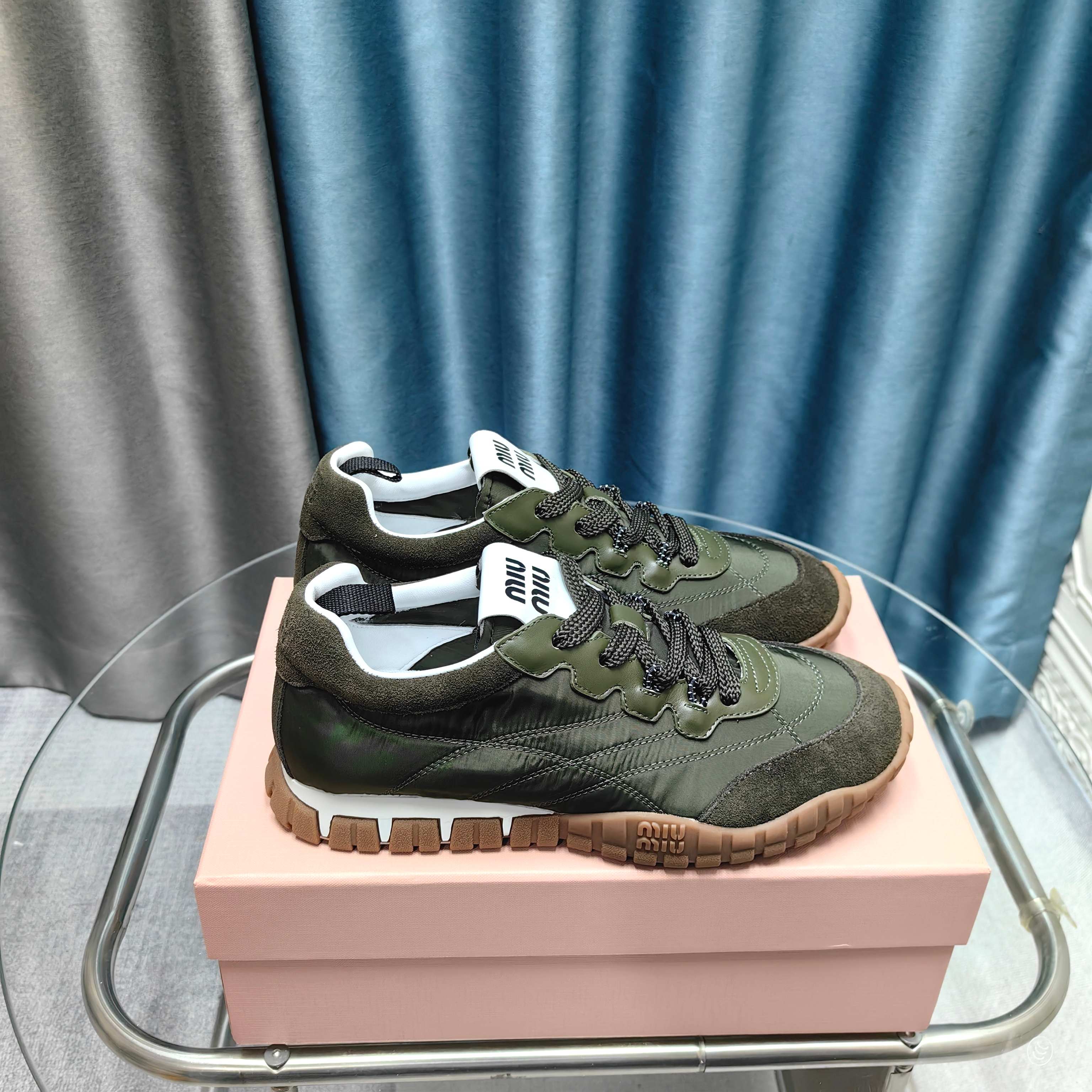 NO:411196,Miumiu·Mu Miu's new hot early spring new technology fabric and suede calfskin tire sneakers. The tire pattern combines elegance and sporty functions. The dynamic, flexible and durable rubber sole reminds the pattern of the tire. The sneaker is made of high-tech fabric and suede calfskin, reflecting the bold characteristics of Miu Miu. The miu style is integrated into the simple lines of this tire sole canvas sneaker. The chic logo is decorated on the tongue and the back, embellished with retro. Thick-soled design. Bold and innovative avant-garde, and multi-element collision, conveying a modern style. Simple and high-end. It is easy to match and looks good no matter how you wear it!  Imported silk cloth spliced ​​calfskin inner lining original breathable cloth outsole original wear-resistant tire sole size 35--40, casual shoes/sports shoes, miumiu, sneakers, cowhide19860909miumiu·缪缪新款火爆早春新品科技面料和绒面小牛皮轮胎运动鞋 该轮胎纹底结合了优雅和运动功能.动态、柔韧且耐用的橡胶鞋底让人想起轮胎的图案.该款运动鞋采用高科技面料和绒面小牛皮制成,体现了Miu Miu 的大胆特色. miu风格融于此款轮胎底帆布运动鞋的简约线条 别致徽标饰于鞋舌与背后,点缀复古 厚底设计 大胆创新前卫,多元素对撞,传达现代风格简约高级 随意搭配,怎么穿都好看！ 面料进口丝绸布拼接小牛皮 内里原版透气布里 大底原版耐磨轮胎底 码数35--40,,休闲鞋/运动鞋,miumiu,sneakers,cowhide,Women's Shoes