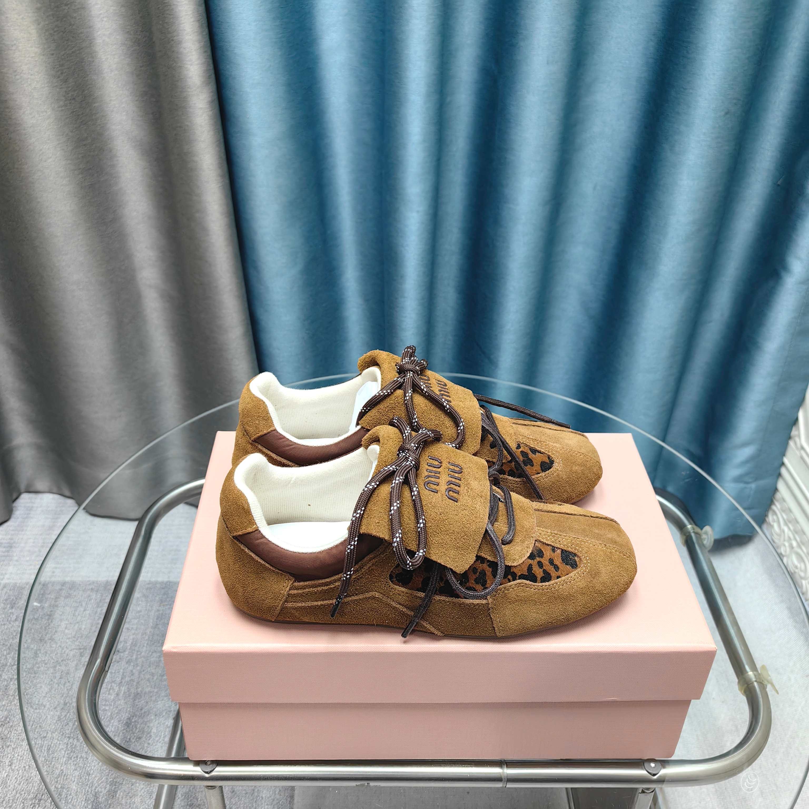 NO:411170,MiuMiu ·Miu Miu 2025 latest catwalk style, casual sports shoes, Forrest Gump shoes, Deshu shoes. This series is so girly. This series is really beautiful. The thin-soled Oxford design is super light and comfortable to wear, and it is not tired of walking. It looks good and fashionable... This year's Miu has started to have a cheat, and everyone is very beautiful!  Close-up of details from the Miu Miu series, the fabric is made of deer-skin spliced ​​horse hair, the trend elements of the new season and the concept of the love at the moment, the multi-dimensional collision, conveying the modern style simple and high-end style. It is easy to match, and it looks good no matter how you wear it this spring and summer fashion favorite. The fabric is imported deer-skin spliced ​​horse hair, the inner lining is original breathable and brie, the original wear-resistant rubber sole, the size 35--40,, casual shoes/sports shoes, miumiu, sneakers19860909MiuMiu·缪缪2025早春最新走秀款 休闲 运动鞋 阿甘鞋 德训鞋 缪缪这一款也太少女了吧这系列真的太好看了,牛津薄底的设计,上脚超级轻便舒服,暴走不累 好看又时尚……今年的Miu开了挂啦每个都特别好看！来自Miu Miu系列的细节特写,面料釆用鹿皮拼接马毛,新季的潮流要素与此刻挚爱的概念,多元对撞,传达现代风格简约高级 随意搭配,怎么穿都好看今春夏时髦精最爱 面料进口鹿皮拼接马毛 内里原版透气布里 大底原版耐磨橡胶鞋底 码数35--40,,休闲鞋/运动鞋,miumiu,sneakers,Women's Shoes