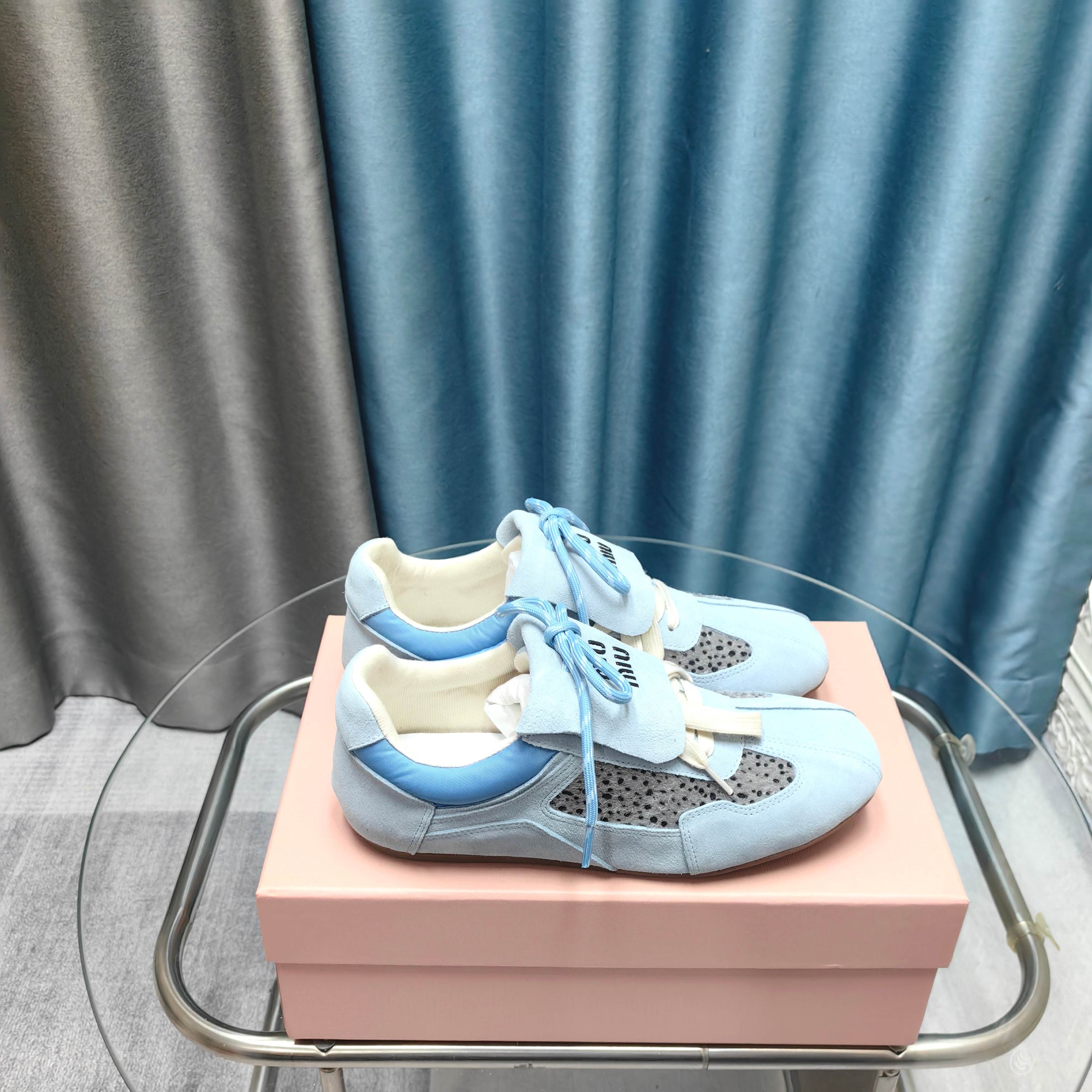 NO:411177,MiuMiu·Miu Miu 2025 latest catwalk style, casual sports shoes, Forrest Gump shoes, Deshu shoes. This series is so girly. This series is really beautiful. The Oxford thin-soled design is super light and comfortable to wear, and it is not tired of walking. It looks good and fashionable... This year's Miu has started to have a cheat, and everyone is very beautiful!  Close-up of details from the Miu Miu series, the fabric is made of deer-skin spliced ​​horse hair, the trend elements of the new season and the concept of the love at the moment, the multi-dimensional collision, conveying the modern style simple and high-end style. It is free to match, and it looks good no matter how you wear it this spring and summer fashion favorite. The fabric is imported deer-skin spliced ​​horse hair, the inner lining is original breathable and brie, the original wear-resistant rubber sole, the size 35--40,, casual shoes/sports shoes, miumiu, sneakers19860909MiuMiu·缪缪2025早春最新走秀款 休闲 运动鞋 阿甘鞋 德训鞋 缪缪这一款也太少女了吧这系列真的太好看了,牛津薄底的设计,上脚超级轻便舒服,暴走不累 好看又时尚……今年的Miu开了挂啦每个都特别好看！来自Miu Miu系列的细节特写,面料釆用鹿皮拼接马毛,新季的潮流要素与此刻挚爱的概念,多元对撞,传达现代风格简约高级 随意搭配,怎么穿都好看今春夏时髦精最爱 面料进口鹿皮拼接马毛 内里原版透气布里 大底原版耐磨橡胶鞋底 码数35--40,,休闲鞋/运动鞋,miumiu,sneakers,Women's Shoes