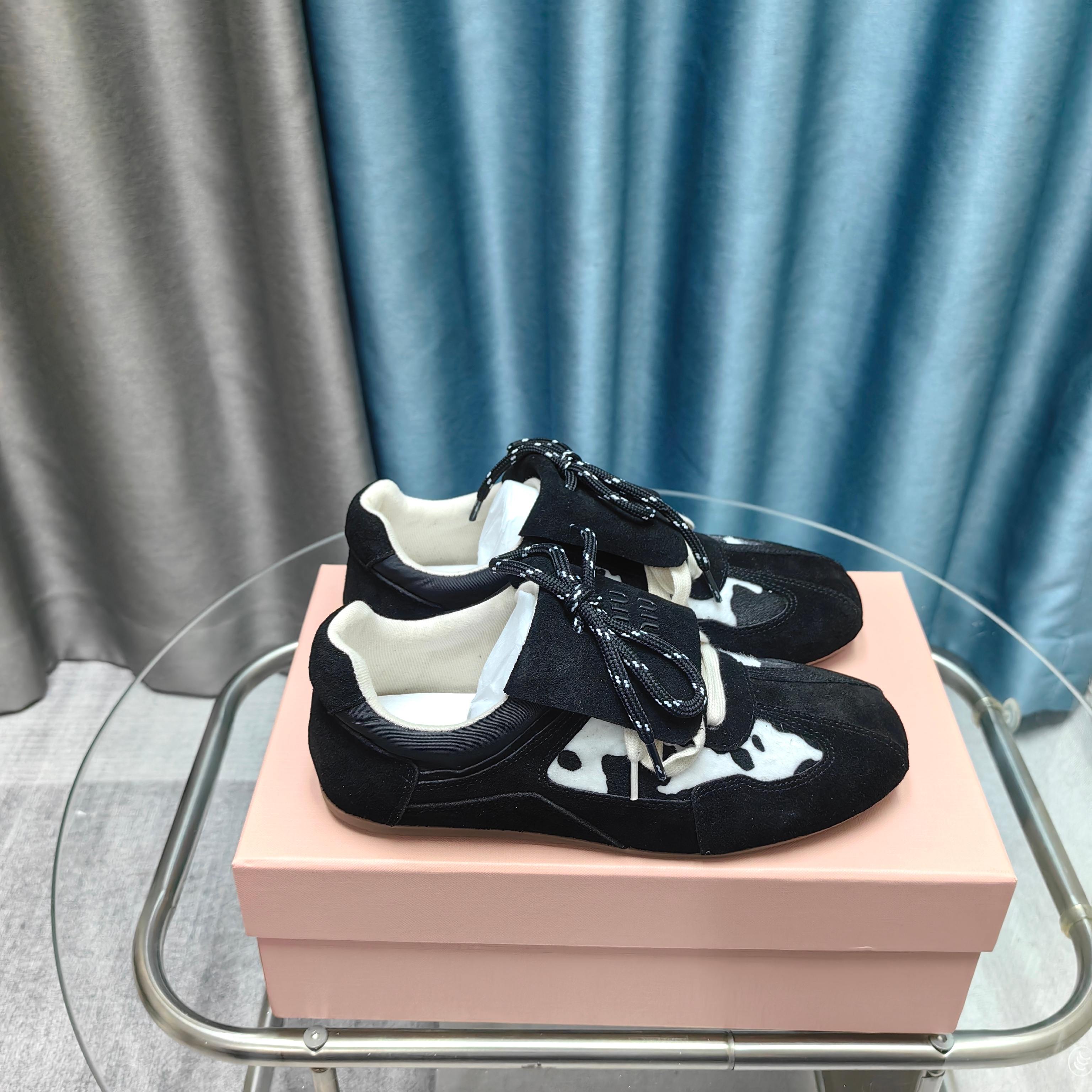 NO:411183,MiuMiu·Miu Miu 2025 latest catwalk style, casual sports shoes, Forrest Gump shoes, Deshu shoes. This series is so girly. This series is really beautiful. The Oxford thin-soled design is super light and comfortable to wear, and it is not tired of walking. It looks good and fashionable... This year's Miu has started to have a cheat, and everyone is very beautiful!  Close-up of details from the Miu Miu series, the fabric is made of deer-skin spliced ​​horse hair, the trend elements of the new season and the concept of the love at the moment, the multi-dimensional collision, conveying the modern style simple and high-end style. It is free to match, and it looks good no matter how you wear it this spring and summer fashion favorite. The fabric is imported deer-skin spliced ​​horse hair, the inner lining is original breathable and brie, the original wear-resistant rubber sole, the size 35--40,, casual shoes/sports shoes, miumiu, sneakers19860909MiuMiu·缪缪2025早春最新走秀款 休闲 运动鞋 阿甘鞋 德训鞋 缪缪这一款也太少女了吧这系列真的太好看了,牛津薄底的设计,上脚超级轻便舒服,暴走不累 好看又时尚……今年的Miu开了挂啦每个都特别好看！来自Miu Miu系列的细节特写,面料釆用鹿皮拼接马毛,新季的潮流要素与此刻挚爱的概念,多元对撞,传达现代风格简约高级 随意搭配,怎么穿都好看今春夏时髦精最爱 面料进口鹿皮拼接马毛 内里原版透气布里 大底原版耐磨橡胶鞋底 码数35--40,,休闲鞋/运动鞋,miumiu,sneakers,Women's Shoes