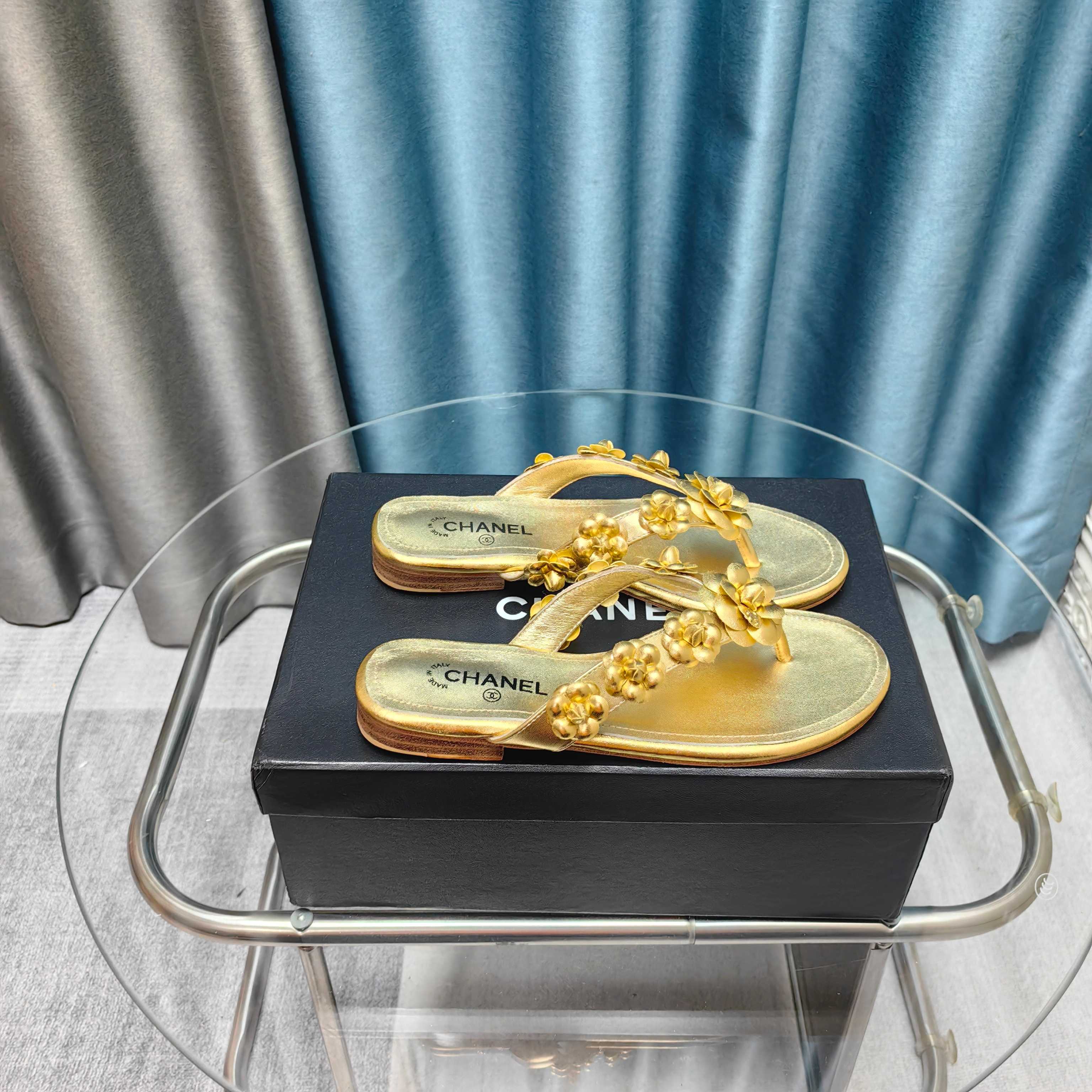 NO:240034,CHANE*｜Xiaoxiang 25C spring and summer new product Camellia series flip-flops This season's camellia series is really beautiful. Grandma Xiang's usual elegant and famous temperament is full of high-end feeling!  It’s very nice to wear barefoot or paired with skirts or trousers, it’s very versatile!  Invincible beauty!  Special fairy, full of girly feeling, the upper is imported lambskin, inner footbed mixed-bred lambskin Italian A-grade leather outsole Size35-39 (customized on 40/41), split-toed shoes, chanel, skirts, sheepskin, Leather soles19860909CHANE*｜小香25C春夏新品 山茶花系列人字拖 这一季山茶花系列真的超美 香奶奶家一贯的优雅名媛气质 高级感十足！上脚非常nice～ 不管光脚穿或搭配裙装、裤装、 都非常百搭！无敌美！特别仙 少女感爆棚 鞋面采用进口小羊皮 内里垫脚混种羊皮 意大利A级真皮大底 Size35-39（40/41定制）,分趾鞋,chanel,skirts,sheepskin,Leather soles,Women's Shoes