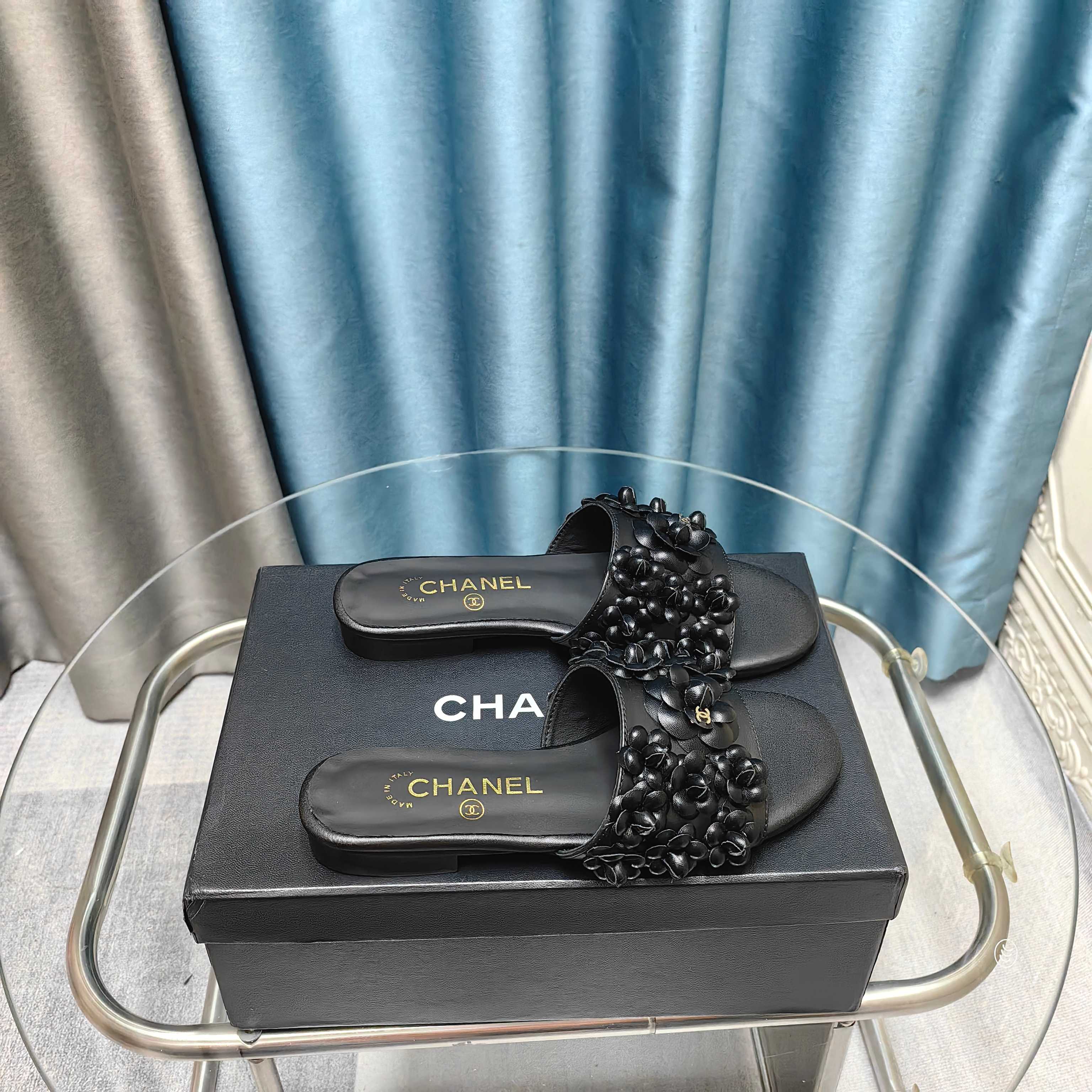 NO:240031,CHANE*｜Xiaoxiang 25C spring and summer new product Camellia series slippers This season's camellia series is really beautiful. Grandma Xiang's usual elegant and famous temperament is full of high-end feeling!  It’s very nice to wear barefoot or paired with skirts or trousers, it’s very versatile!  Invincible beauty!  Special fairy, full of girly feeling, the upper is imported lambskin, the inner footbed mixed breed sheepskin Italian A-grade leather outsole Size35-39 (customized on 40/41), slippers, chanel, slippers, skirts, sheepskin, Leather soles19860909CHANE*｜小香25C春夏新品 山茶花系列拖鞋 这一季山茶花系列真的超美 香奶奶家一贯的优雅名媛气质 高级感十足！上脚非常nice～ 不管光脚穿或搭配裙装、裤装、 都非常百搭！无敌美！特别仙 少女感爆棚 鞋面采用进口小羊皮 内里垫脚混种羊皮 意大利A级真皮大底 Size35-39（40/41定制）,拖鞋,chanel,slippers,skirts,sheepskin,Leather soles,Women's Shoes