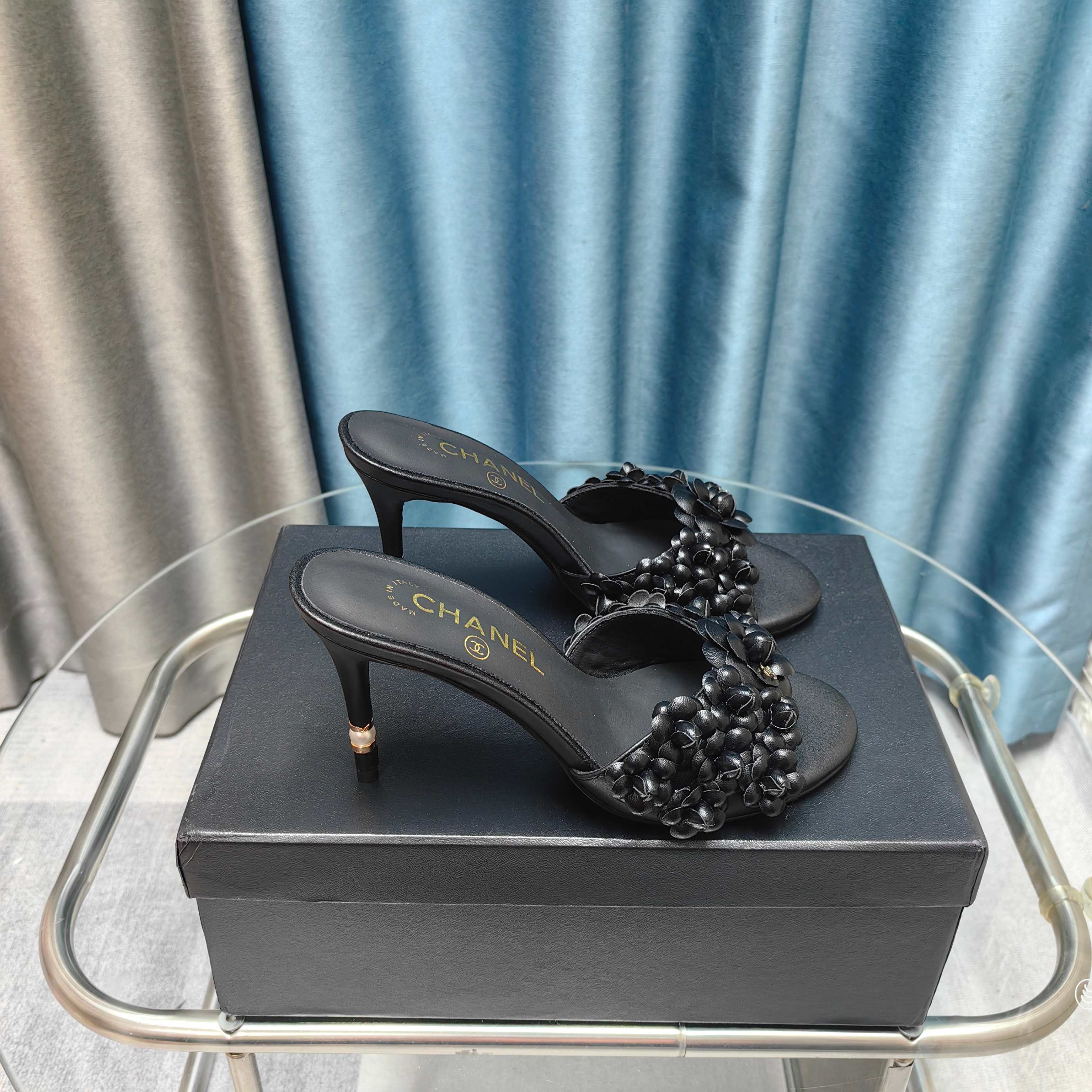 NO:240028,CHANE*｜Xiaoxiang 25C spring and summer new products Camellia series high heel sandals and slippers This season's camellia series is really beautiful. Grandma Xiang's usual elegant and famous temperament is full of high-end feeling!  It’s very nice to wear barefoot or paired with skirts or trousers, it’s very versatile!  Invincible beauty!  Special fairy, girlish, upper is imported lambskin, inner footbed mixed breed sheepskin Italian A-grade leather outsole Size35-39 (customized on 40/41), high heels, chanel, sandals, high heels, slippers, skirts, sheepskin, Leather soles19860909CHANE*｜小香25C春夏新品 山茶花系列高跟凉鞋拖鞋 这一季山茶花系列真的超美 香奶奶家一贯的优雅名媛气质 高级感十足！上脚非常nice～ 不管光脚穿或搭配裙装、裤装、 都非常百搭！无敌美！特别仙 少女感爆棚 鞋面采用进口小羊皮 内里垫脚混种羊皮 意大利A级真皮大底 Size35-39（40/41定制）,高跟鞋拖鞋,chanel,sandals,high heels,slippers,skirts,sheepskin,Leather soles,Women's Shoes