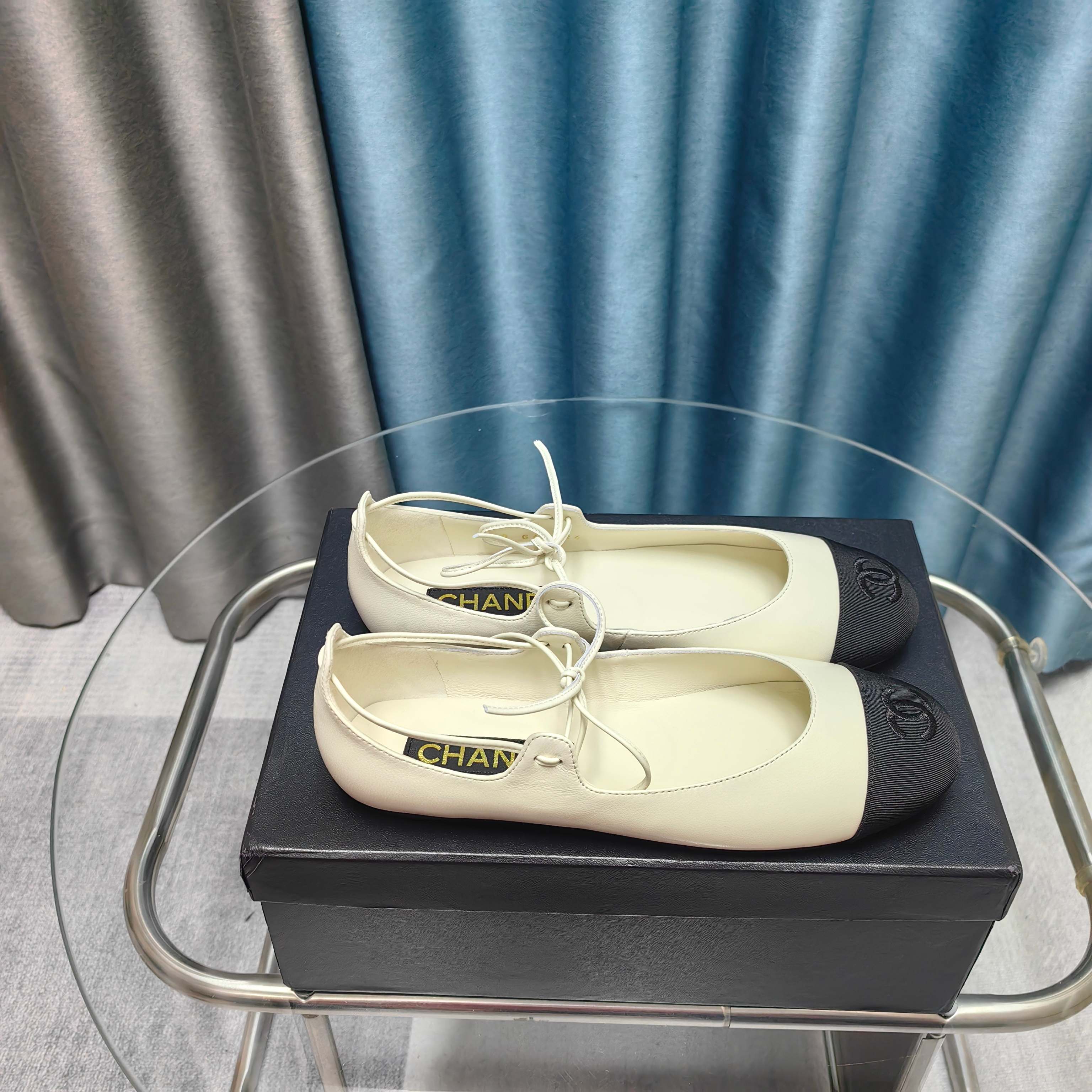 NO:240025,Chanel 25C catwalk Mary Jane single shoes are simple yet sweet and playful!  Three-dimensional electric embroidery logo, solid color fabric is refreshing and easy to match, and it is more heeled with buttons. Inner sheepskin leather outsole Size: 35-40, single shoes, chanel, mary jane, sheepskin, Leather soles19860909Chanel 25C走秀款玛丽珍单鞋 简约又不失甜美俏皮！ 立体电绣logo,纯色面料清爽易搭,搭配扣子更加跟脚.内里羊皮 真皮大底 Size:35-40,单鞋,chanel,mary jane,sheepskin,Leather soles,Women's Shoes