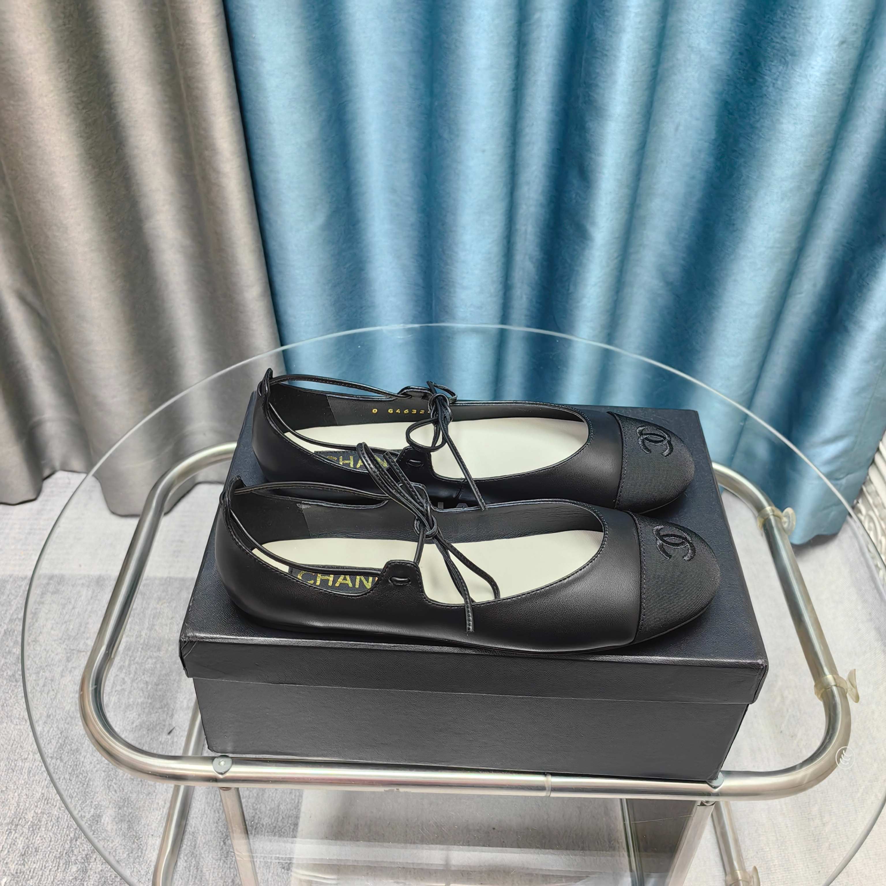 NO:240027,Chanel 25C catwalk Mary Jane single shoes are simple yet sweet and playful!  Three-dimensional electric embroidery logo, solid color fabric is refreshing and easy to match, and it is more heeled with buttons. Inner sheepskin leather outsole Size: 35-40, single shoes, chanel, mary jane, sheepskin, Leather soles19860909Chanel 25C走秀款玛丽珍单鞋 简约又不失甜美俏皮！ 立体电绣logo,纯色面料清爽易搭,搭配扣子更加跟脚.内里羊皮 真皮大底 Size:35-40,单鞋,chanel,mary jane,sheepskin,Leather soles,Women's Shoes