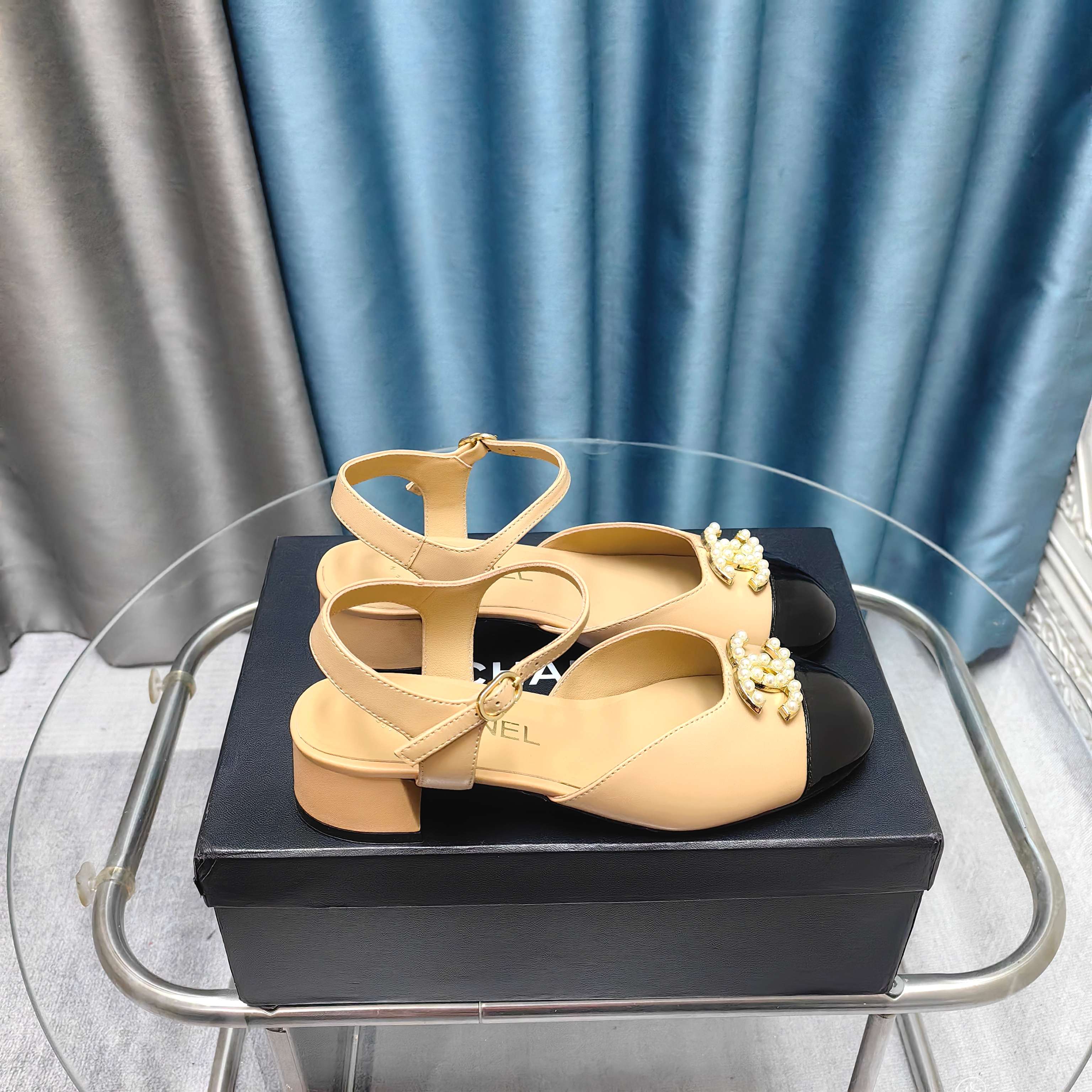 NO:240023,* 25P most popular sandals. The counter is simply snatched up. Photos from major social platforms are popular. This episode of the show is definitely too handsome. It is definitely the hottest style of this season. The counter fairies are really too aware of the goods. They don’t get stuck or scratch their feet. The texture is very soft and comfortable. Classic black and white combination, super versatile. 1 fabric: sheepskin 2 inner lining: environmentally friendly mixed-bred sheepskin 3 soles: genuine leather soles 4 sizes 35-39 - 34 40 41 Custom made, sandals, sandals, sheepskin, Leather soles19860909* 25P最爆凉鞋 专柜简直疯抢了,各大社交平台热门晒图,这期的走秀款绝对太帅了,绝对是这一季最热门的款式,专柜仙女们真的太识货了,不卡脚也不会磨脚,质感上脚是非常柔软舒服的.经典的黑白配,超级百搭. 1面料:羊皮 2内里:环保混种羊皮 3大底:真皮大底 4码数35-39 - 34 40 41 定做,凉鞋,sandals,sheepskin,Leather soles,Women's Shoes