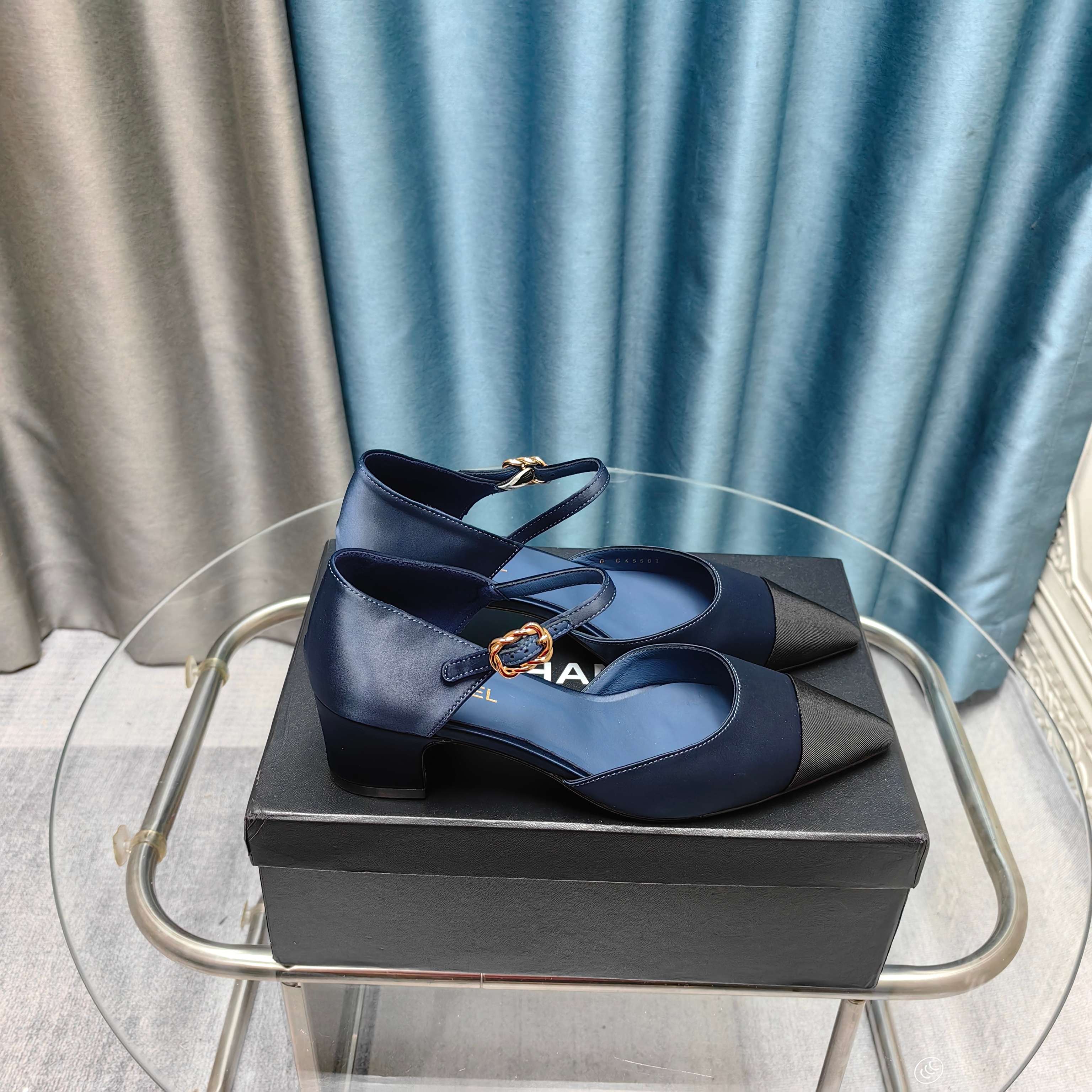 NO:257579,CHANE*｜Xiaoxiang 25P Spring and Summer New Product Series Pointed High Heel Slippers are so beautiful that it makes people suffocate!  It is hazy and can't see clearly. Whether it is a clothes or a skirt, it is faintly sexy when worn on a woman. It is very dreamy and romantic, playful and cute, full of temperament, and it is fashionable and modern, revealing a hint of elegant charm!  This shoe satisfies all girls' fantasies about high heels. It has a girlish feel and can also be worn to look like a goddess!  The upper is made of custom imported silk, the inner tiptoe is all lambskin, Italian imported cowhide, zesi35-39 (customized on 40/41), sandals, chanel, sandals, high heels, slippers, skirts, cowhide, sheepskin, silk fabric19860909CHANE*｜小香25P春夏新品 系列尖头高跟拖鞋 美得让人窒息！ 朦胧看不清,不管是衣服还是裙子 穿在女人身上,若隐若现的小性感 很梦幻很浪漫,俏皮可爱,气质十足 又不失时尚现代感,透出丝丝优雅魅力！ 这款鞋满足了女生对高跟鞋的所有幻想 既有少女感,也可以穿出女神范！ 鞋面采用定制进口绸缎 内里踮脚均为小羊皮 意大利进口牛皮大底 zesi35-39（40/41定制）,凉鞋,chanel,sandals,high heels,slippers,skirts,cowhide,sheepskin,silk fabric,Women's Shoes