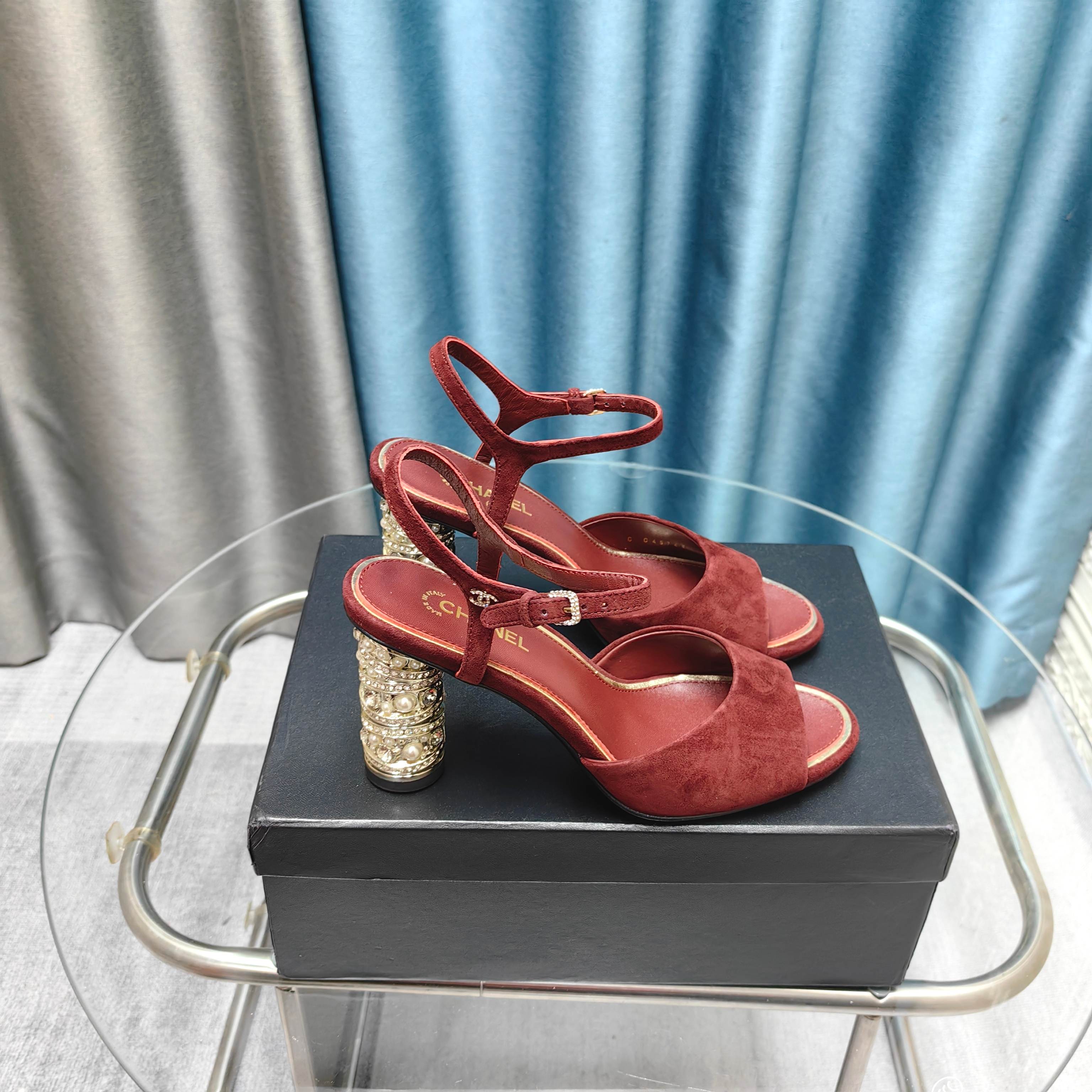 NO:257577,CHANE*｜Xiaoxiang 25P Spring and Summer New Product Series Double C High Heel Slippers This season's mesh lace is breathtakingly beautiful!  It is hazy and can't see clearly. Whether it is a clothes or a skirt, it is faintly sexy when worn on a woman. It is very dreamy and romantic, playful and cute, full of temperament, and it is fashionable and modern, revealing a hint of elegant charm!  This shoe satisfies all girls' fantasies about high heels. It has a girlish feel and can also be worn to look like a goddess!  The upper is made of custom imported sheepskin, the inner tiptoe is all lambskin, Italian imported cowhide, heel height 8cm zesi35-39 (customized by 40/41), high heels, chanel, sandals, high heels, slippers, skirts, cowhide, sheepskin, sheep19860909CHANE*｜小香25P春夏新品 系列双C高跟拖鞋 这一季的网纱蕾丝美得让人窒息！ 朦胧看不清,不管是衣服还是裙子 穿在女人身上,若隐若现的小性感 很梦幻很浪漫,俏皮可爱,气质十足 又不失时尚现代感,透出丝丝优雅魅力！ 这款鞋满足了女生对高跟鞋的所有幻想 既有少女感,也可以穿出女神范！ 鞋面采用定制进口羊京羊皮 内里踮脚均为小羊皮 意大利进口牛皮大底 跟高8cm zesi35-39（40/41定制）,高跟鞋凉鞋,chanel,sandals,high heels,slippers,skirts,cowhide,sheepskin,sheep,Women's Shoes