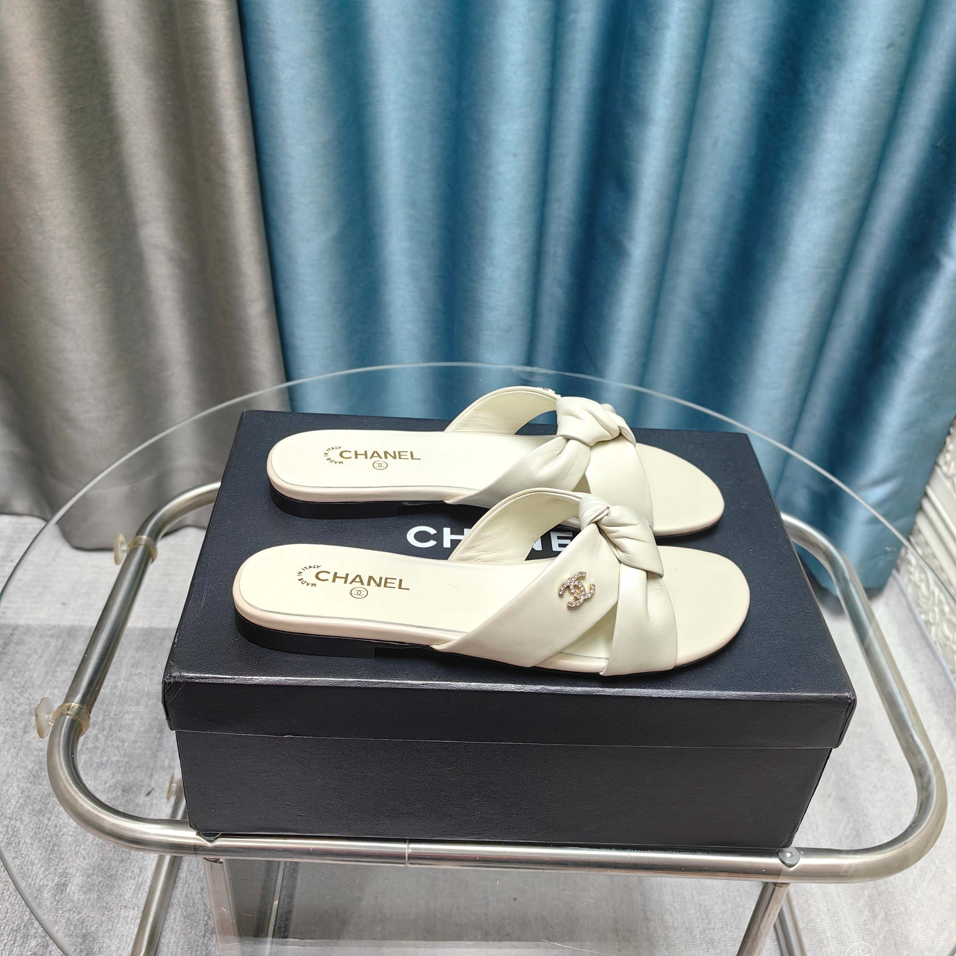 NO:257522,2025★★★★★★ Many celebrities are here to watch, a versatile series that domestic and foreign bloggers are popular. A must-have for spring and summer wardrobe matching. Sandals are the first choice. Upper imported super soft sheepskin inner lining: imported crystal sheepskin inner lining, original mold-open custom rubber sole Shoe size: 35-39 (40, 41, 42 customized, no return or exchange) Delivery luxury latest counter synchronous packaging, slippers, sandals, slippers, sheepskin198609092025★★★★★ 众多明星网红上脚,国内外博主刷爆的一个百搭系列,春夏衣橱搭配必备 凉鞋首选. 鞋面进口超柔羊皮  内里: 进口水晶羊皮内里 大底原版开模定制橡胶底 鞋码: 35-39（40、41、42定做不退换） 配送豪华最新专柜同步包装,拖鞋,sandals,slippers,sheepskin,Women's Shoes