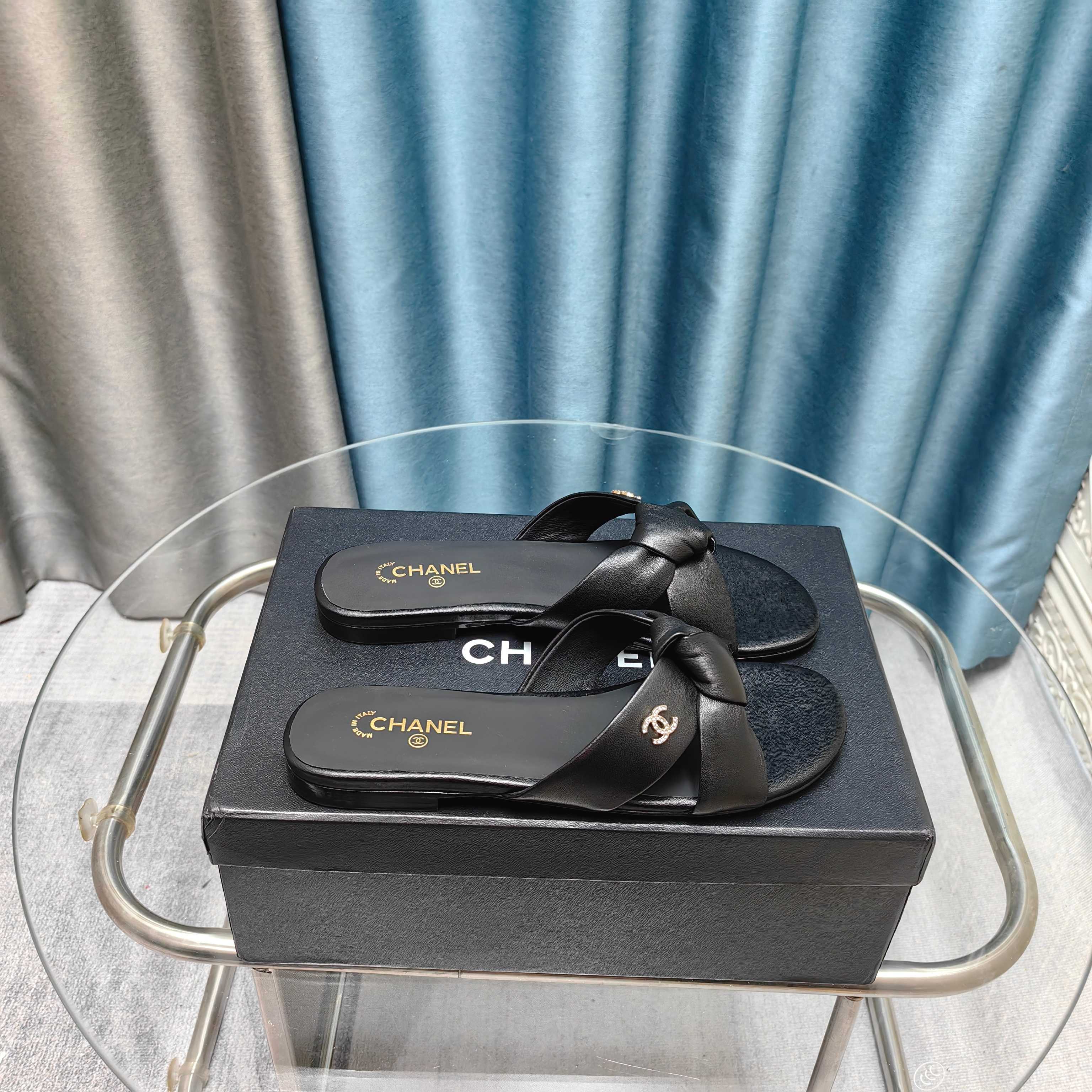 NO:257527,2025★★★★★★ Many celebrities are here to watch, a versatile series that domestic and foreign bloggers are popular. A must-have for spring and summer wardrobe matching. Sandals are the first choice. Upper imported super soft sheepskin inner lining: imported crystal sheepskin inner lining, original mold-open custom rubber sole Shoe size: 35-39 (40, 41, 42 customized, no return or exchange) Delivery luxury latest counter synchronous packaging, slippers, sandals, slippers, sheepskin198609092025★★★★★ 众多明星网红上脚,国内外博主刷爆的一个百搭系列,春夏衣橱搭配必备 凉鞋首选. 鞋面进口超柔羊皮  内里: 进口水晶羊皮内里 大底原版开模定制橡胶底 鞋码: 35-39（40、41、42定做不退换） 配送豪华最新专柜同步包装,拖鞋,sandals,slippers,sheepskin,Women's Shoes