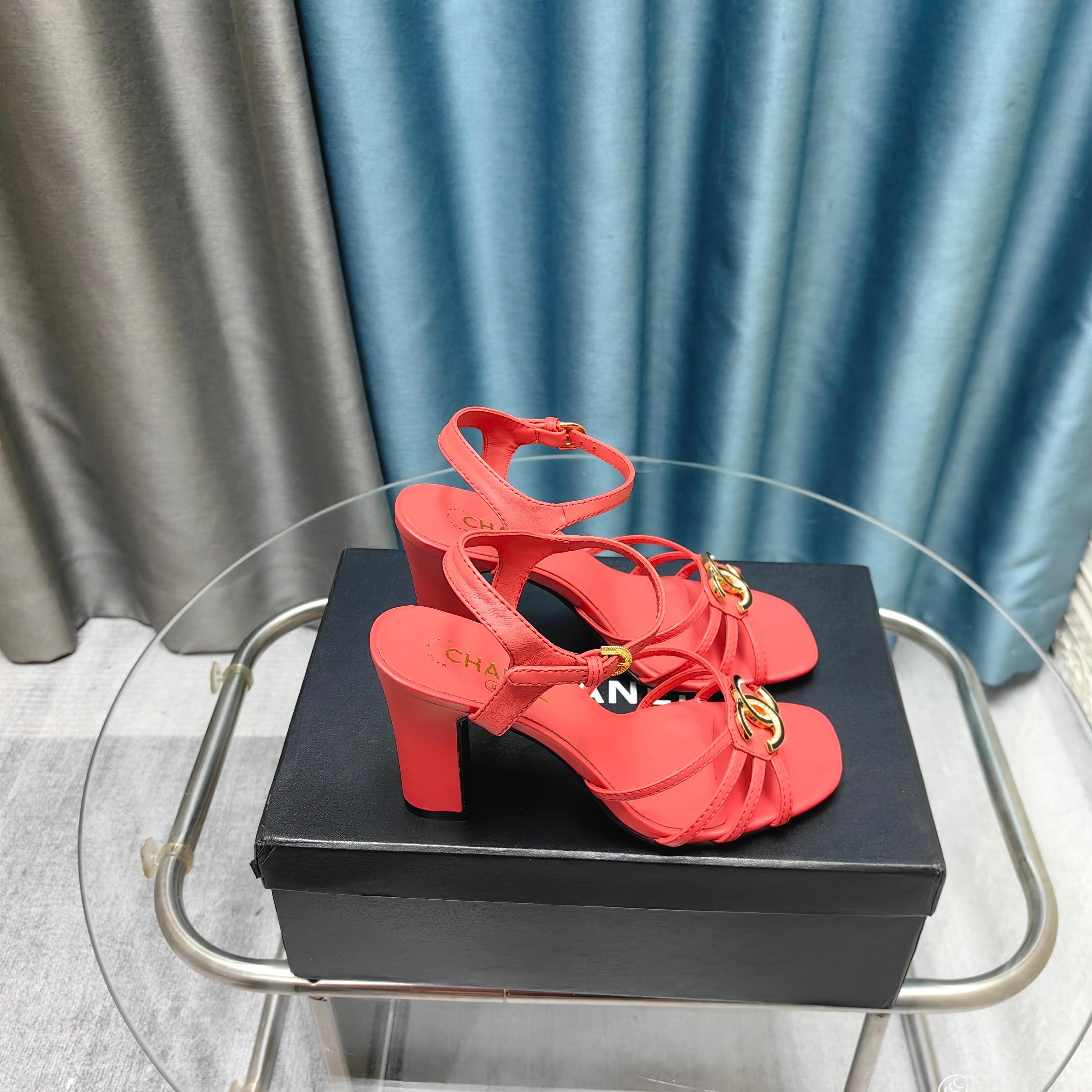 NO:257572,* 24P early autumn sandals are the most popular sandals. The counter is snatched up. Photos are popular on major social platforms. This episode of the catwalk is definitely too handsome and is definitely the hottest style of this season. The counter fairies are really too aware of the goods. They don’t get stuck or scratch their feet. The texture is very soft and comfortable. Classic black and white combination, super versatile. 1 fabric: counter original sheepskin 2 inner lining: environmentally friendly mixed sheepskin 3 soles: genuine leather 5 size 35-40 (40 41 custom made, sandals, sandals, slippers, sheepskin19860909* 24P早秋最爆凉拖鞋 专柜简直疯抢了,各大社交平台热门晒图,这期的走秀款绝对太帅了,绝对是这一季最热门的款式,专柜仙女们真的太识货了,不卡脚也不会磨脚,质感上脚是非常柔软舒服的.经典的黑白配,超级百搭. 1面料:专柜原版羊皮 2内里:环保混种羊皮 3大底:真皮 5码数35-40（40 41定做,凉鞋,sandals,slippers,sheepskin,Women's Shoes