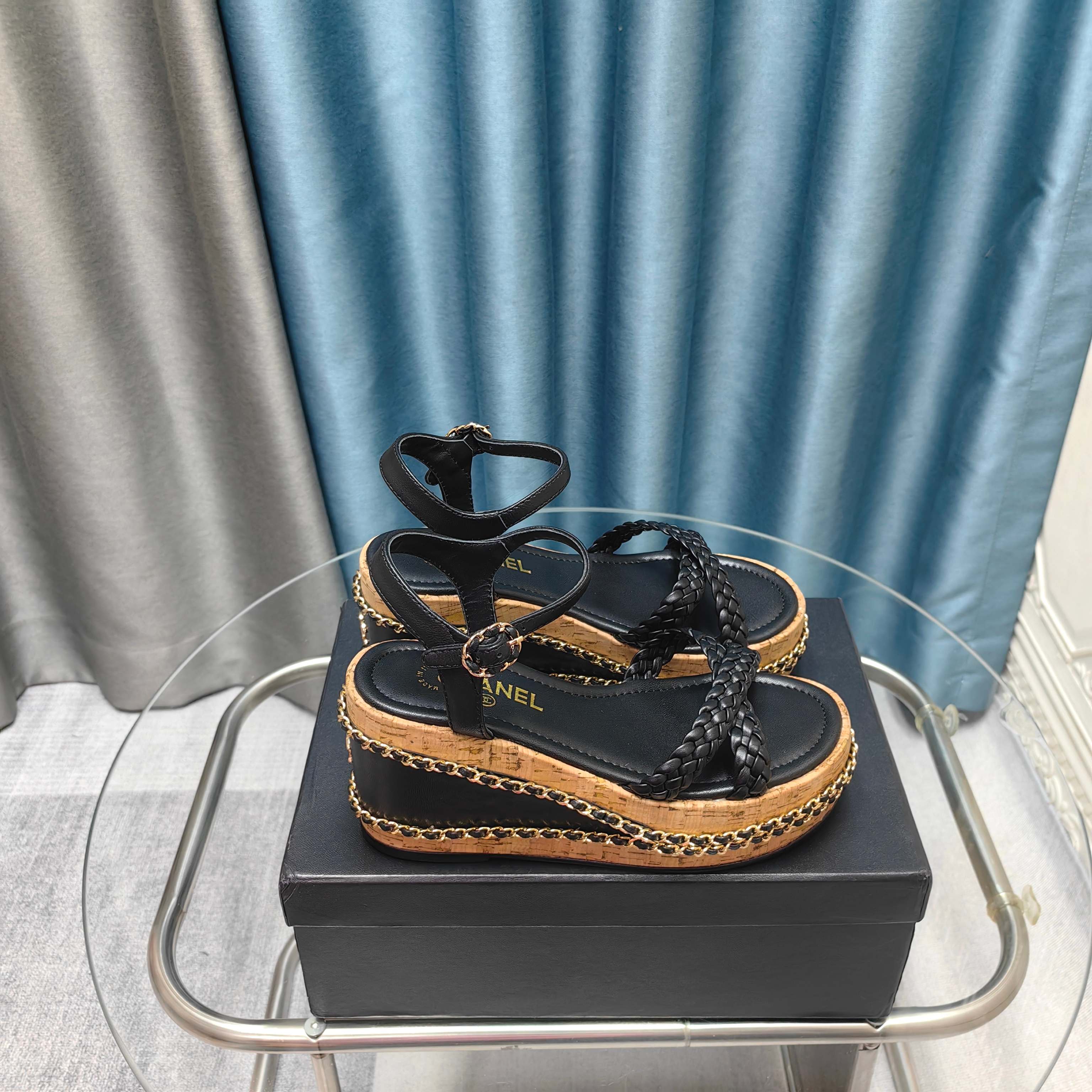 NO:257567,2025★★★★★★ Many celebrities are popular, a versatile series that domestic and foreign bloggers are popular. A must-have for spring and summer wardrobe matching. Sandals are the first choice. Upper imported super soft sheepskin (silk) inner lining: imported crystal sheepskin inner lining, large sole original mold-open custom rubber sole Shoe size: 35-39 (40, 41, 42 customized, non-return and exchange) Delivery luxury latest counter synchronous packaging Low rubber sole, sandals, sandals, sheepskin, silk fabric198609092025★★★★★ 众多明星网红上脚,国内外博主刷爆的一个百搭系列,春夏衣橱搭配必备 凉鞋首选. 鞋面进口超柔羊皮（绸缎）  内里: 进口水晶羊皮内里 大底原版开模定制橡胶底 鞋码: 35-39（40、41、42定做不退换） 配送豪华最新专柜同步包装 胶底皮低,凉鞋,sandals,sheepskin,silk fabric,Women's Shoes