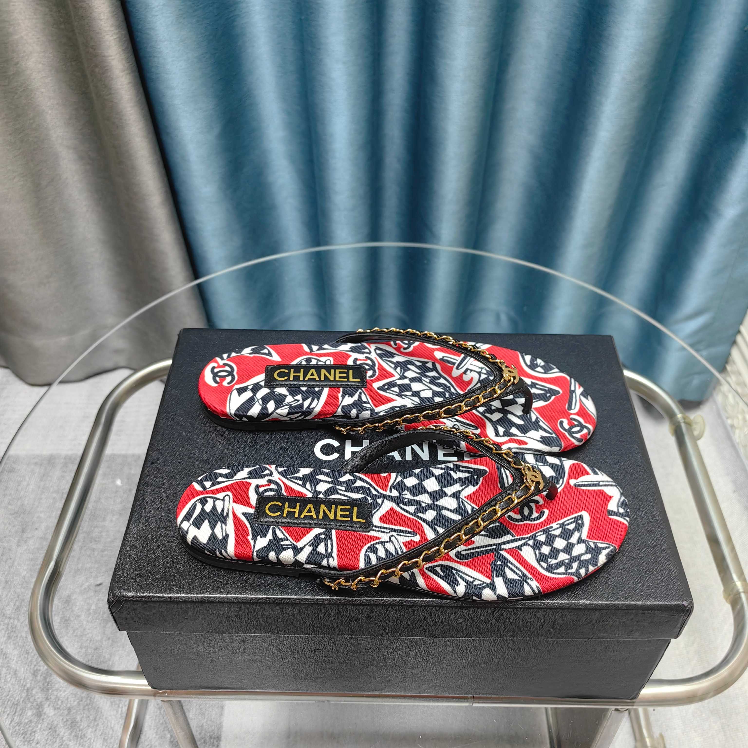 NO:257581,25C new product clip flip flops!  This series is really amazing. How could it be so beautiful!  Summer is really invincible with salt and sweet~ The upper is imported calfskin/velvet, and the inner is lambskin/velvet, genuine leather outsole. Size 35-39 (customized by 40/41), split-toed shoes, slippers, cowhide, sheepskin, Leather soles1986090925C新品夹脚人字拖鞋！这一系列这真的是绝了 怎么会这么美！ 夏天真的是无敌搭配可盐可甜～ 鞋面采用进口小牛皮/丝绒 内里是小羊皮/丝绒 真皮大底 码数35-39（40/41定制）,分趾鞋,slippers,cowhide,sheepskin,Leather soles,Women's Shoes