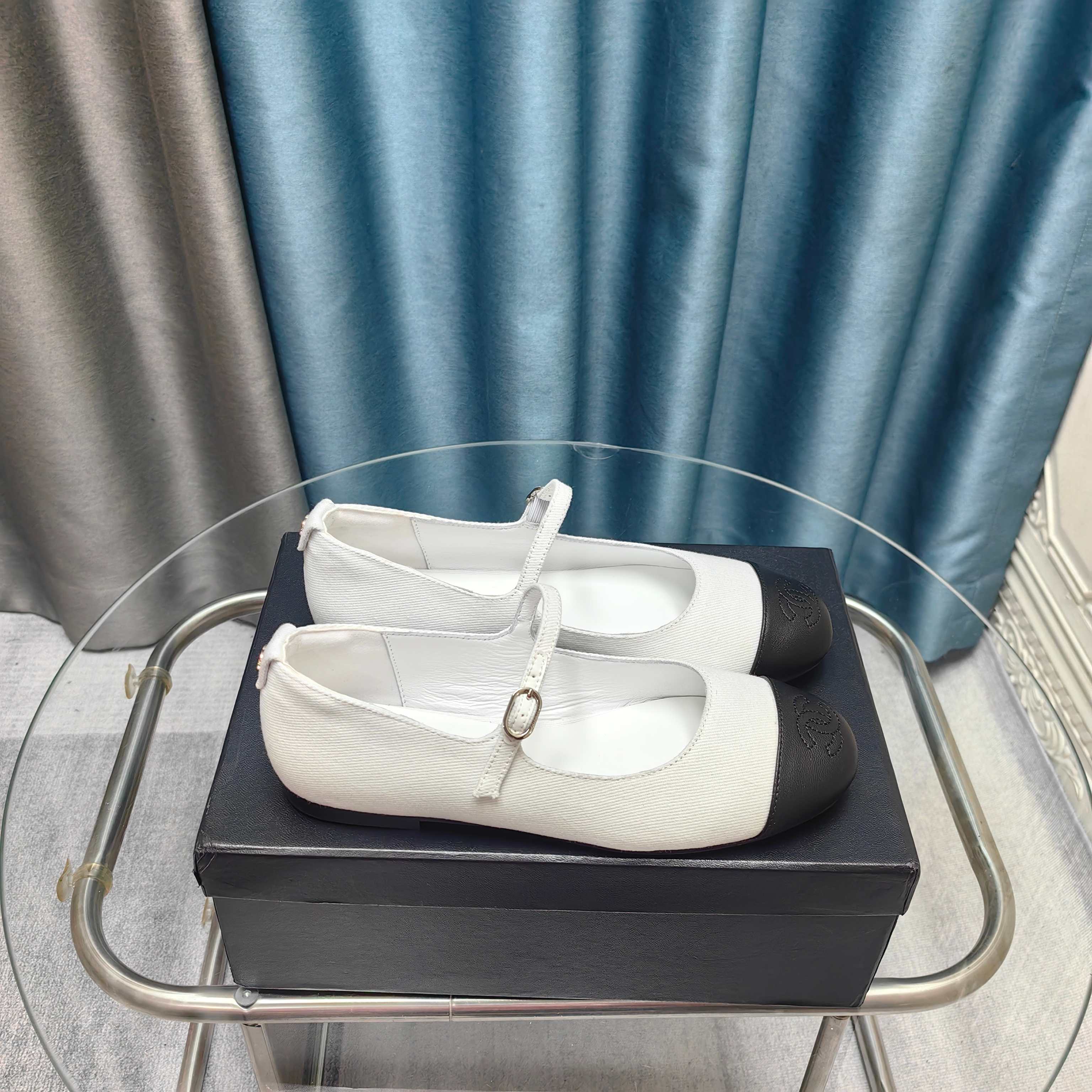 NO:257605,Xiaoxiang is a must-have item for this autumn and winter!  !  Chanel Spring and Autumn Heavy Industry Hot Products, Xiaohongshu is highly recommended, it looks good no matter how you match it. It is a must-have for fashionable things. Chanel's women love simple but irresistible combinations show unique styles of dressing, free mixing and matching, and keep up with the fashionable pace of Grandma Shixiang!  !  !  Exquisite details enlarge to see the top version purchasing level created★The upper is made of original custom embroidered satin, sheepskin inner lining, sheepskin footbed, genuine leather sole, size 35-39 (40, 41 custom made glossy embroidery, ballet shoes, chanel, sheepskin, silk fabric19860909小香 本季秋冬季必备单品！！ 香奈儿春秋重工爆款 小红书力推款,怎么搭配都好看,时髦精必备,香奈儿女士钟爱简约又难以抗拒系搭配展现与众不同的穿搭风格、自由混搭闪耀到位跟紧香奶奶时尚步伐！！！精致细节放大看顶级版本代购级别打造★鞋面采用原版定制刺绣绸缎,羊皮内里,羊皮垫脚,真皮底,码数35-39（40、41定做 光面刺绣,芭蕾舞鞋,chanel,sheepskin,silk fabric,Women's Shoes