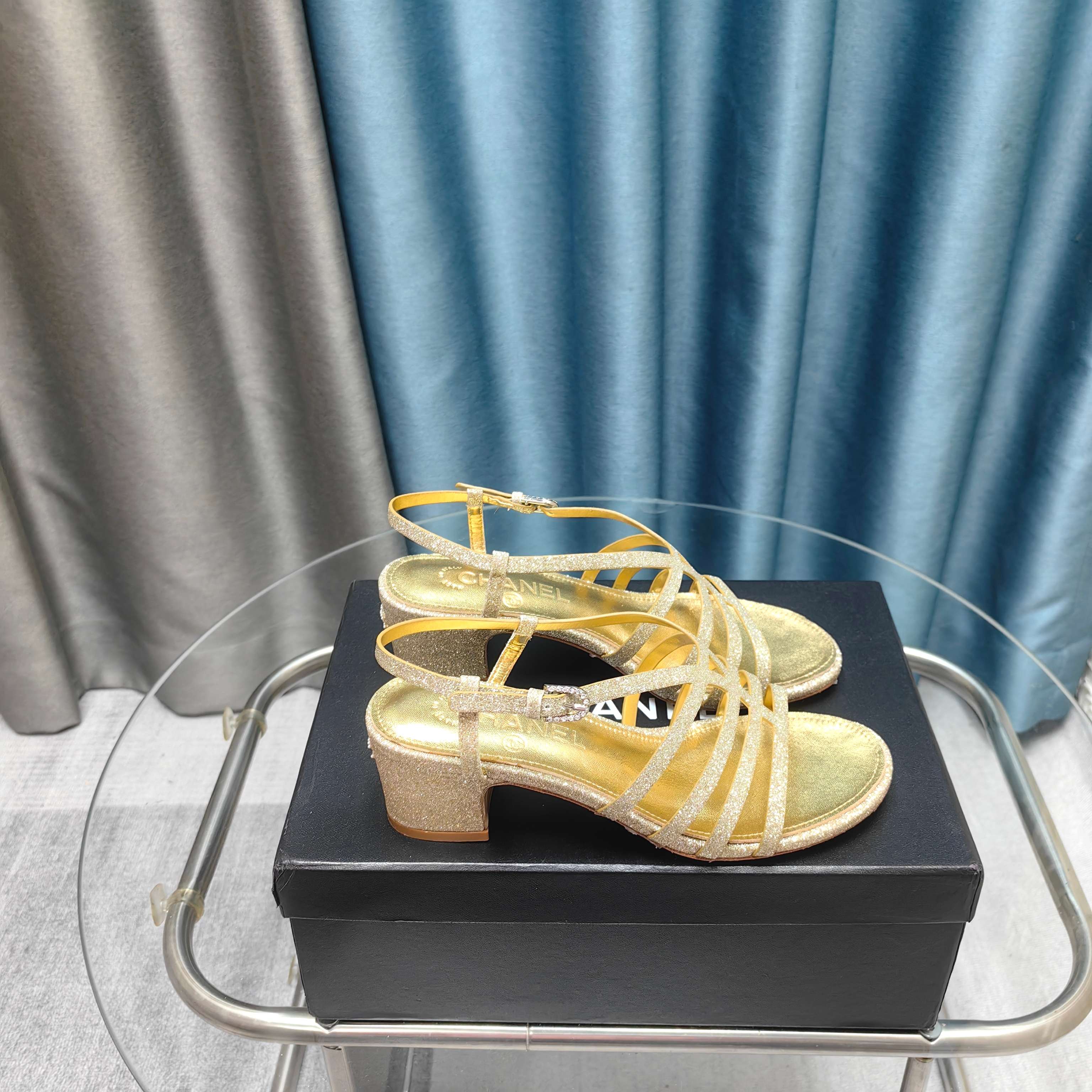 NO:257548,2025 Xiaoxiang must-have items for this season in autumn and winter!  !  Chanel's autumn and winter heavy industry hot product, Xiaohongshu is highly recommended, it looks good no matter how you match it, and it is a must-have for fashionable things. Chanel's women love simple but irresistible combinations show unique styles of dressing, free mixing and matching, and keep up with the fashionable pace of Grandma Shixiang!  !  !  Exquisite details enlarge the original mold opening hardware buckle. Top version purchasing level is created ★The upper is made of original custom-made special materials, sheepskin lining, sheepskin footbed, genuine leather sole, size 35-39 (40, 41 custom made, sandals, chanel, sandals, sheepskin198609092025小香 本季秋冬季必备单品！！ 香奈儿秋冬重工爆款 小红书力推款,怎么搭配都好看,时髦精必备,香奈儿女士钟爱简约又难以抗拒系搭配展现与众不同的穿搭风格、自由混搭闪耀到位跟紧香奶奶时尚步伐！！！精致细节放大看原版开模五金扣 顶级版本代购级别打造★鞋面采用原版定制特殊材质,羊皮内里,羊皮垫脚,真皮底,码数35-39（40、41定做,凉鞋,chanel,sandals,sheepskin,Women's Shoes