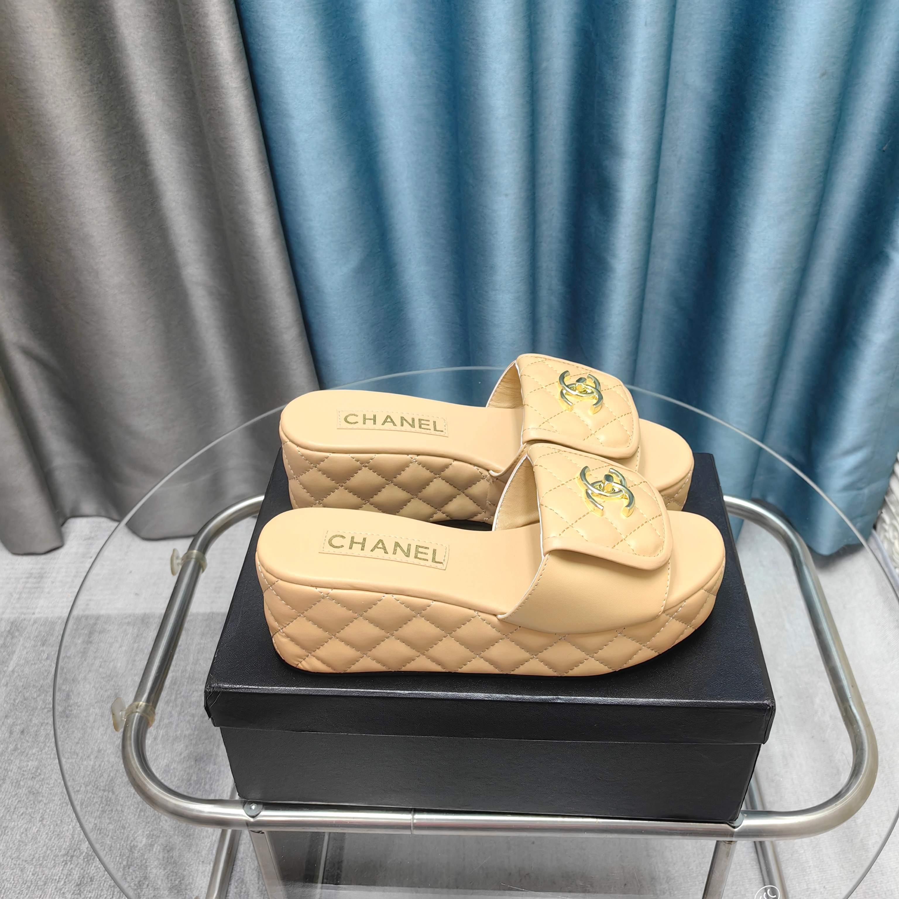 NO:257599,2025★★★★★★ Many celebrities are here to watch, a versatile series that domestic and foreign bloggers are popular. A must-have for spring and summer wardrobe matching. Sandals are the first choice. Upper imported super soft sheepskin inner lining: imported crystal sheepskin inner lining, original mold-open custom rubber sole Shoe size: 35-39 (40, 41, customized without return) Delivery of luxury latest counter synchronous packaging, slippers, sandals, slippers, sheepskin198609092025★★★★★ 众多明星网红上脚,国内外博主刷爆的一个百搭系列,春夏衣橱搭配必备 凉鞋首选. 鞋面进口超柔羊皮  内里: 进口水晶羊皮内里 大底原版开模定制橡胶底 鞋码: 35-39（40、41、定做不退换） 配送豪华最新专柜同步包装,拖鞋,sandals,slippers,sheepskin,Women's Shoes