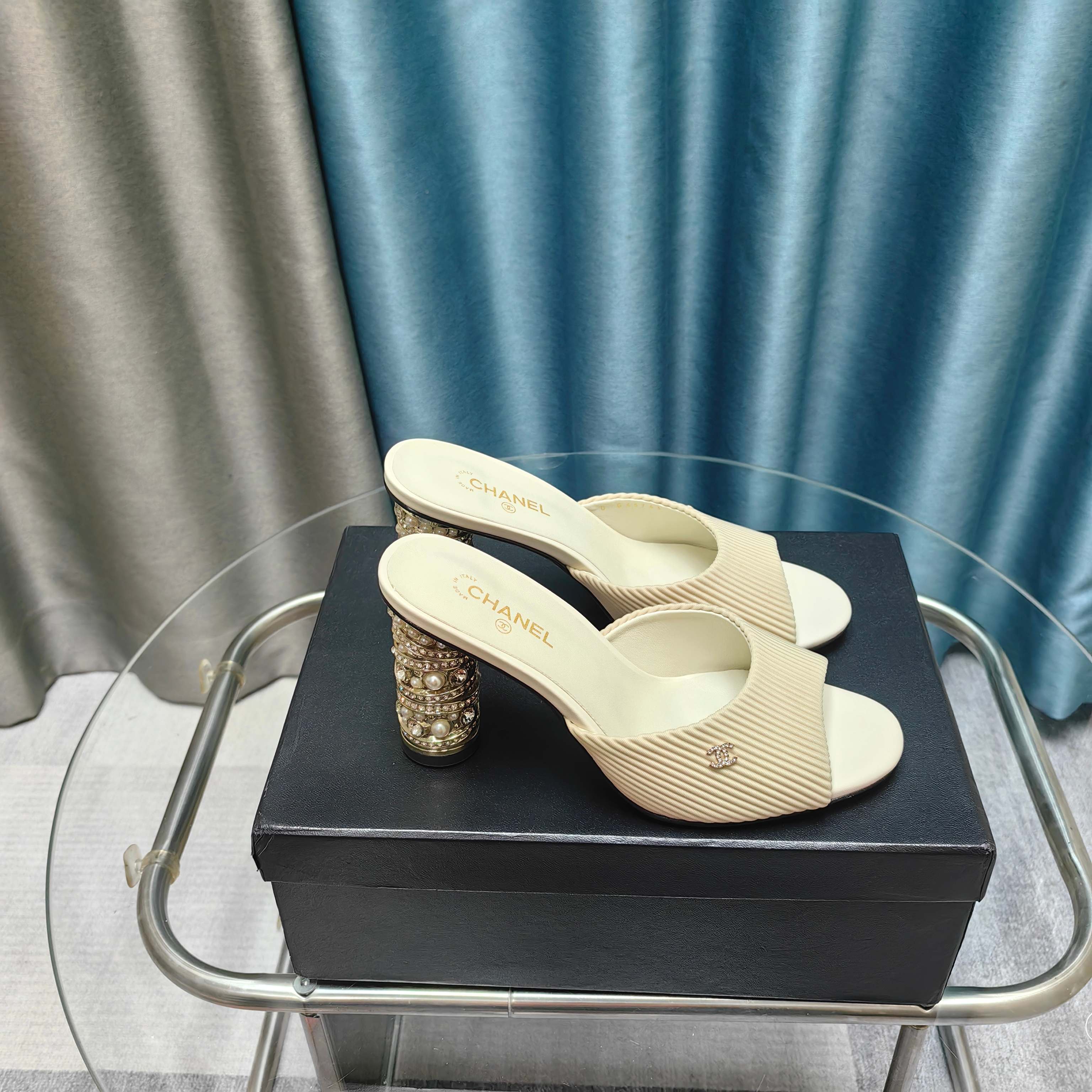 NO:257556,CHANE*｜Xiaoxiang 25P Spring and Summer New Product Series Double C High Heel Slippers This season's mesh lace is breathtakingly beautiful!  It is hazy and can't see clearly. Whether it is a clothes or a skirt, it is faintly sexy when worn on a woman. It is very dreamy and romantic, playful and cute, full of temperament, and it is fashionable and modern, revealing a hint of elegant charm!  This shoe satisfies all girls' fantasies about high heels. It has a girlish feel and can also be worn to look like a goddess!  The upper is made of custom imported sheepskin, the inner tiptoe is all lambskin, Italian imported cowhide, heel height 8cm zesi35-39 (customized by 40/41), high heels, chanel, high heels, slippers, skirts, cowhide, sheepskin, sheep19860909CHANE*｜小香25P春夏新品 系列双C高跟拖鞋 这一季的网纱蕾丝美得让人窒息！ 朦胧看不清,不管是衣服还是裙子 穿在女人身上,若隐若现的小性感 很梦幻很浪漫,俏皮可爱,气质十足 又不失时尚现代感,透出丝丝优雅魅力！ 这款鞋满足了女生对高跟鞋的所有幻想 既有少女感,也可以穿出女神范！ 鞋面采用定制进口羊京羊皮 内里踮脚均为小羊皮 意大利进口牛皮大底 跟高8cm zesi35-39（40/41定制）,高跟鞋,chanel,high heels,slippers,skirts,cowhide,sheepskin,sheep,Women's Shoes