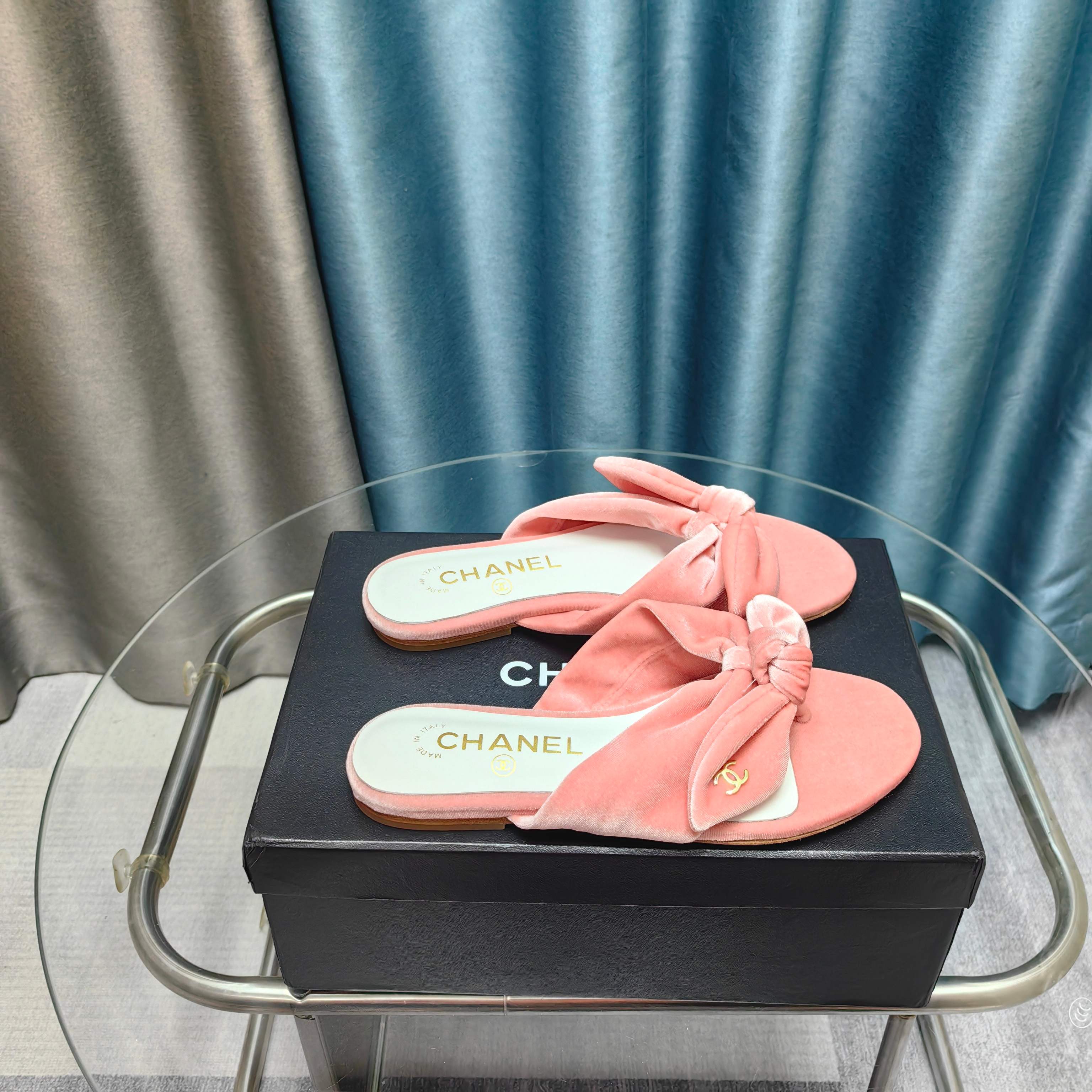 NO:257560,* 25P's most popular foot-clip slippers. The counter is snatched up. Photos from major social platforms are popular. This episode's catwalk style is definitely too handsome. It is definitely the hottest style of this season. The counter fairies are really too sensible. They don't stick to their feet and will not scratch their feet. The texture is very soft and comfortable. Classic black and white combination, super versatile. 1 Fabric: sheepskin (velvet) 2 Inner: environmentally friendly mixed-bred sheepskin 3 soles: genuine leather soles 4 sizes 35-39 - 34 40 41 Custom made cloth leather, slippers, slippers, sheepskin, Leather soles19860909* 25P最爆夹脚拖鞋 专柜简直疯抢了,各大社交平台热门晒图,这期的走秀款绝对太帅了,绝对是这一季最热门的款式,专柜仙女们真的太识货了,不卡脚也不会磨脚,质感上脚是非常柔软舒服的.经典的黑白配,超级百搭. 1面料:羊皮（天鹅绒） 2内里:环保混种羊皮 3大底:真皮大底 4码数35-39 - 34 40 41 定做 布面皮面,拖鞋,slippers,sheepskin,Leather soles,Women's Shoes