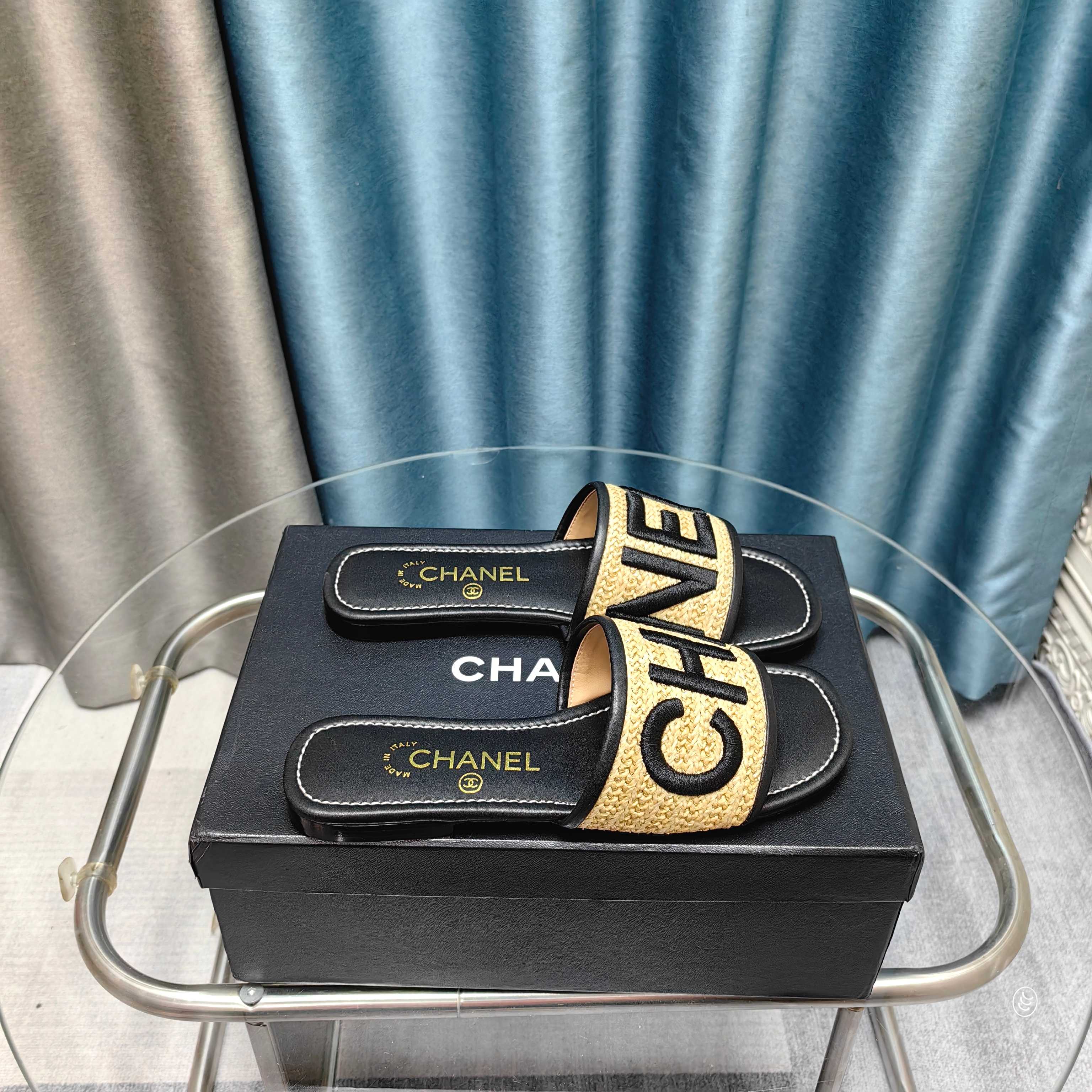 NO:257564,2025★★★★★★ Many celebrities are here to watch, a versatile series that domestic and foreign bloggers are popular with, a must-have for spring and summer wardrobe matching, the first choice for sandals. Upper woven silk embroidery Inner: Imported crystal sheepskin inner lining, original mold-open custom leather sole Shoe size: 35-39 (34, 40, 41, custom-made, no return or exchange) Delivery luxury latest counter synchronous packaging, slippers, sandals, slippers, sheepskin, silk fabric198609092025★★★★★ 众多明星网红上脚,国内外博主刷爆的一个百搭系列,春夏衣橱搭配必备 凉鞋首选. 鞋面编织绸缎刺绣  内里: 进口水晶羊皮内里 大底原版开模定制真皮底 鞋码: 35-39（34、40、41、定做不退换） 配送豪华最新专柜同步包装,拖鞋,sandals,slippers,sheepskin,silk fabric,Women's Shoes