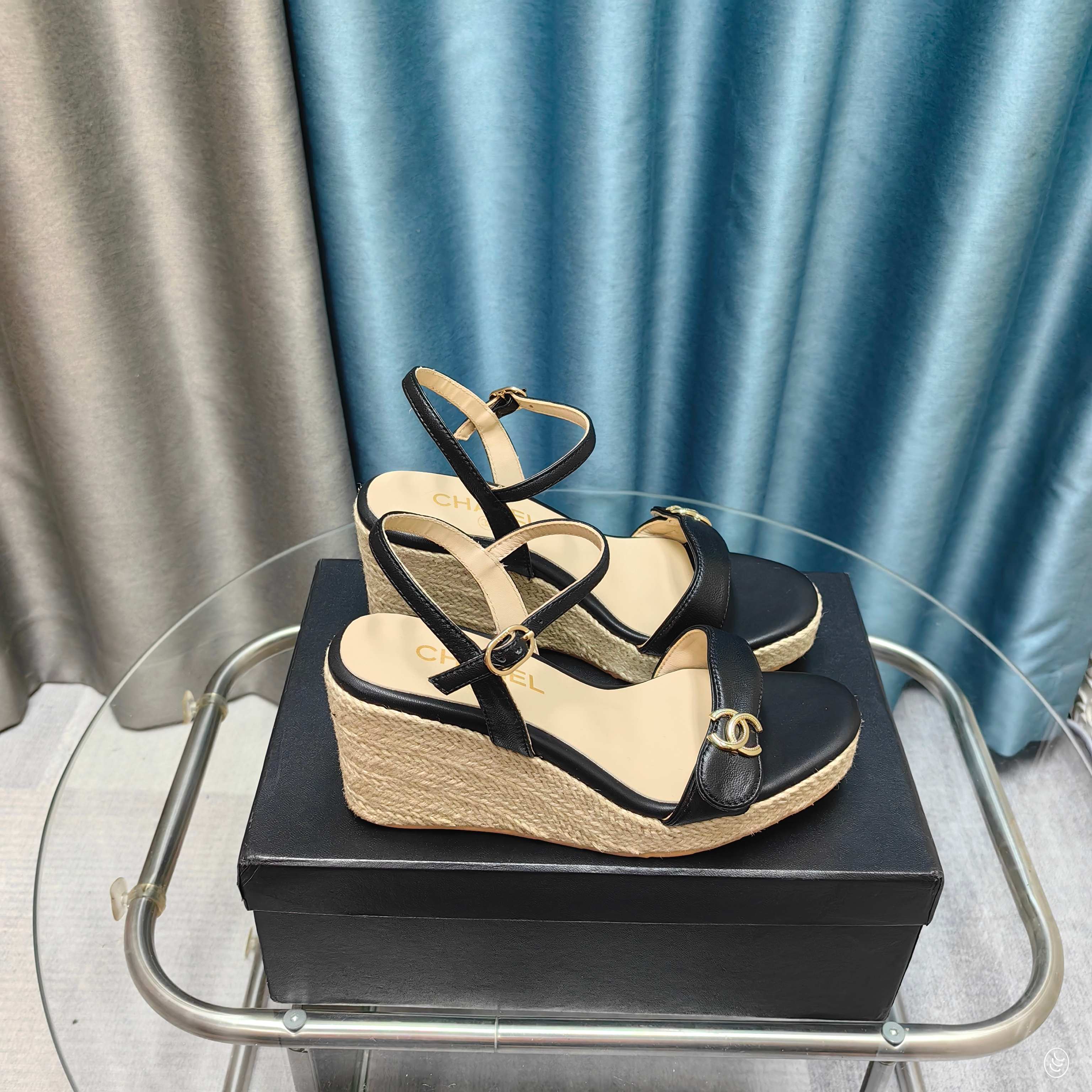 NO:257552,* Xiaoxiang 2025 spring and summer. Latest hemp rope wedge sandals!  Must-in-One year, this is the simplest and most trendy versatile artifact!  Super attractive!  Materials one-to-one custom velvet original logo buckle. Pure copper material is not oxidized. Upper cowhide leather, inner lining/foot pad imported sheepskin, large sole hemp rope rubber, size 35-40 40 customized, sandals, sandals, cowhide, sheepskin19860909* 小香2025春夏.最新麻绳坡跟凉鞋！ 每年必入,这款是最简单而且最潮的万能百搭神器！超级耐看哟！材料一比一定制天鹅绒原版logo饰扣.纯铜材质不氧化 鞋面牛皮 内里/垫脚进口羊皮 大底麻绳橡胶 码数35-40 40定做,凉鞋,sandals,cowhide,sheepskin,Women's Shoes