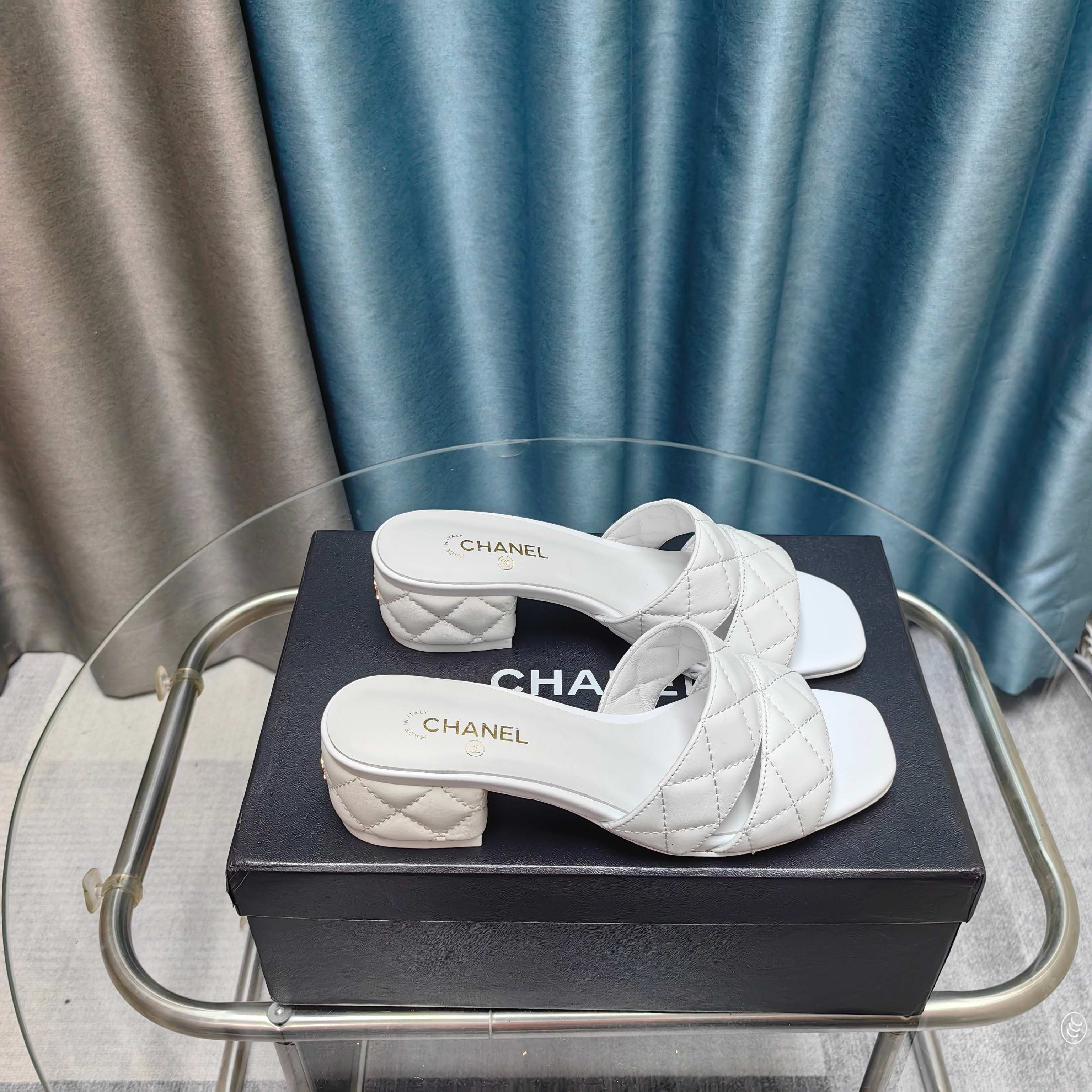 NO:257569,2025★★★★★★ Many celebrities are popular, a versatile series that domestic and foreign bloggers are popular. A must-have for spring and summer wardrobe matching. Sandals are the first choice. Upper imported sheepskin inner lining: imported crystal sheepskin inner lining, original mold-open custom leather sole Shoe size: 35-39 (34, 40, 41, customized without return and exchange) Delivery luxury latest counter synchronous packaging, slippers, sandals, slippers, sheepskin198609092025★★★★★ 众多明星网红上脚,国内外博主刷爆的一个百搭系列,春夏衣橱搭配必备 凉鞋首选. 鞋面进口羊皮  内里: 进口水晶羊皮内里 大底原版开模定制真皮底 鞋码: 35-39（34、40、41、定做不退换） 配送豪华最新专柜同步包装,拖鞋,sandals,slippers,sheepskin,Women's Shoes