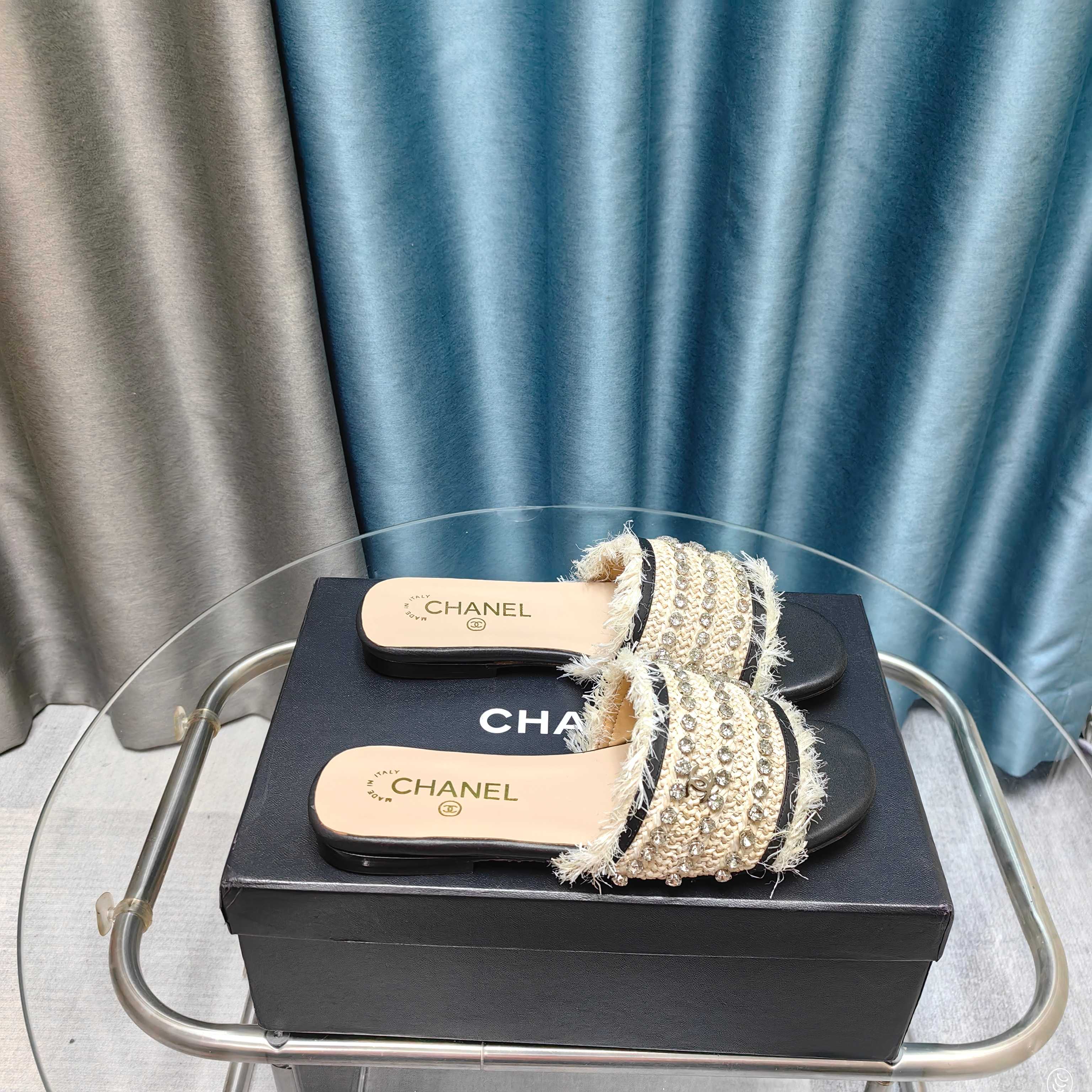 NO:257574,2025★★★★★★ Many celebrities are here to watch, a versatile series that domestic and foreign bloggers are popular with, a must-have for spring and summer wardrobe matching, the first choice for sandals. Upper woven silk embroidery Inner: Imported crystal sheepskin inner lining, original mold-open custom leather sole Shoe size: 35-39 (34, 40, 41, custom-made, no return or exchange) Delivery luxury latest counter synchronous packaging, slippers, sandals, slippers, sheepskin, silk fabric198609092025★★★★★ 众多明星网红上脚,国内外博主刷爆的一个百搭系列,春夏衣橱搭配必备 凉鞋首选. 鞋面编织绸缎刺绣  内里: 进口水晶羊皮内里 大底原版开模定制真皮底 鞋码: 35-39（34、40、41、定做不退换） 配送豪华最新专柜同步包装,拖鞋,sandals,slippers,sheepskin,silk fabric,Women's Shoes