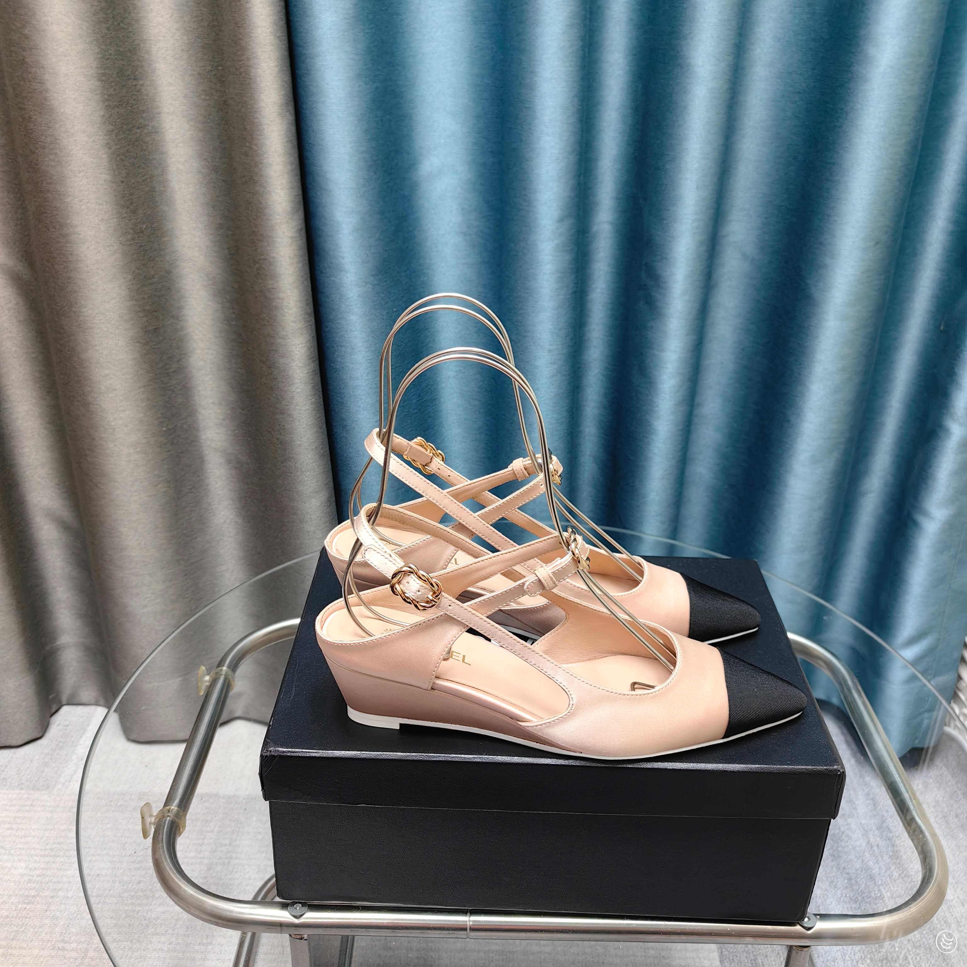 NO:257532,CHANE*｜Xiaoxiang 25P Spring and Summer New Product Series Double C Wedge Sandals This season's mesh lace is breathtakingly beautiful!  It is hazy and can't see clearly. Whether it is a clothes or a skirt, it is faintly sexy when worn on a woman. It is very dreamy and romantic, playful and cute, full of temperament, and it is fashionable and modern, revealing a hint of elegant charm!  This shoe satisfies all girls' fantasies about high heels. It has a girlish feel and can also be worn to look like a goddess!  The upper is made of custom imported silk, the inner tiptoe is lambskin, Italian imported cowhide sole zesi35-39 (customized by 40/41), sandals, chanel, sandals, high heels, skirts, cowhide, sheepskin19860909CHANE*｜小香25P春夏新品 系列双C坡跟凉鞋 这一季的网纱蕾丝美得让人窒息！ 朦胧看不清,不管是衣服还是裙子 穿在女人身上,若隐若现的小性感 很梦幻很浪漫,俏皮可爱,气质十足 又不失时尚现代感,透出丝丝优雅魅力！ 这款鞋满足了女生对高跟鞋的所有幻想 既有少女感,也可以穿出女神范！ 鞋面采用定制进口丝绸 内里踮脚均为小羊皮 意大利进口牛皮大底 zesi35-39（40/41定制）,凉鞋,chanel,sandals,high heels,skirts,cowhide,sheepskin,Women's Shoes