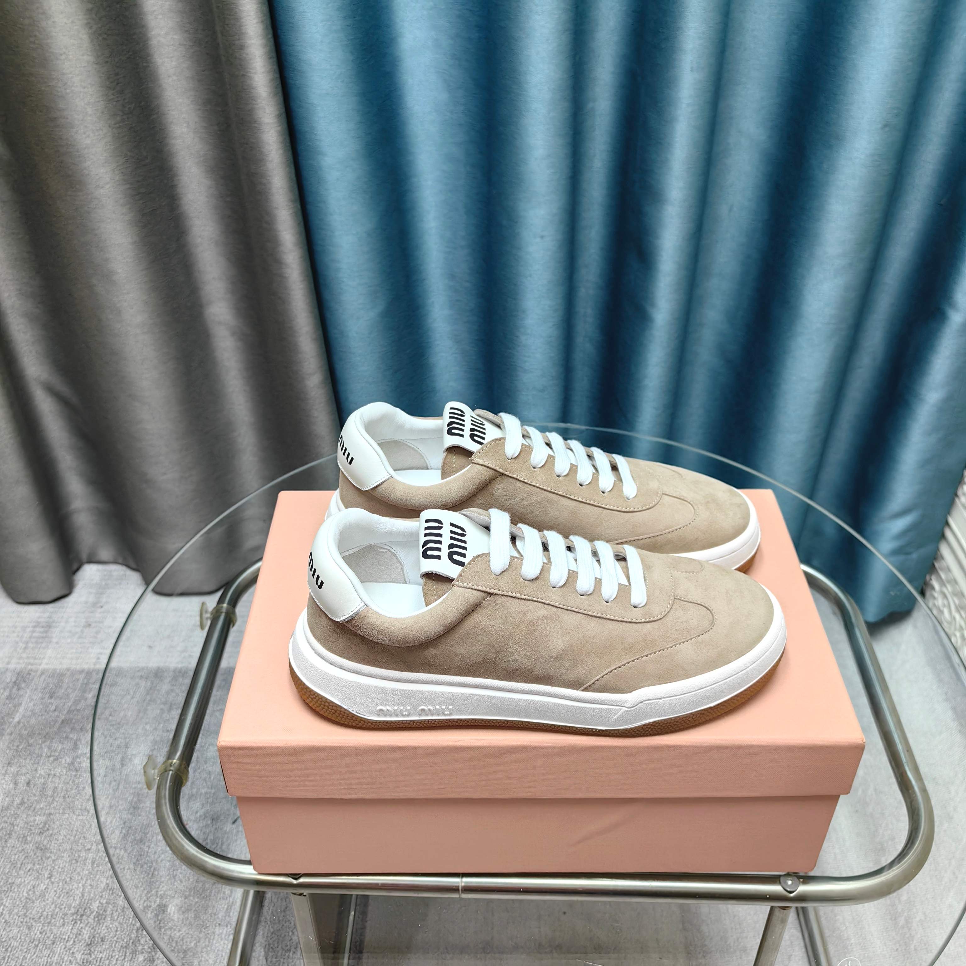 NO:411227,Graphic: Miu miu 2025 new casual white shoes, four-season shoes stand out among major brands, the most popular dirty shoes, a must-have for ~ old fashioned, simple and high-end, very comfortable to match with on your feet, and a must-have for the year!  The latest catwalk sports white shoes in the early spring are popular among bloggers at home and abroad. The Little Red Book Grass Series, the retro and fashionable and beautiful sneaker design, and the recognizable tongue creates a Buddhist and sweet casual style~~ The aura of the foot is very casual, fashionable and versatile. Whether it is matched with jeans or skirts, it can be easily controlled. It is very comfortable to wear on the foot, and it is a must-have for the year!  Original one-to-one-to-order custom-made sole size 35-40, casual shoes/sports shoes, miumiu, sneakers, skirts, jeans19860909格: Miu miu 缪缪2025新款休闲小白鞋,各大品牌中脱颖而出的四季鞋颜值担当火爆款脏脏鞋,不得不入的一款～做旧时尚,简约高级 随意搭配上脚非常舒适,年度必入款！ 早春最新走秀款运动小白鞋国内外博主刷爆的一款,小红书种草系列,复古又时髦上脚美炸了简约的运动板鞋设计,极具辨识度的鞋舌,打造佛系甜美的休闲风~~上脚气场十足随意搭配,时尚又百搭,无论是搭配牛仔裤还是裙子,随意搭配,都能轻松驾驭,上脚非常舒适,年度必入款！原版一比一定制大底 码数35-40,休闲鞋/运动鞋,miumiu,sneakers,skirts,jeans,Women's Shoes