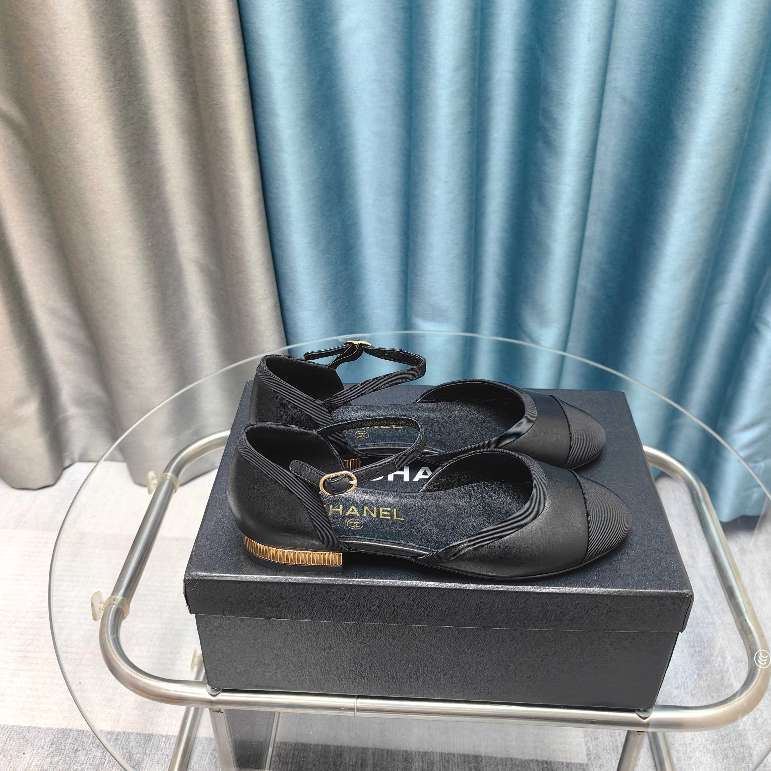 NO:257558,* 24P early autumn sandals are the most popular sandals. The counter is snatched up. Photos are popular on major social platforms. This episode of the catwalk is definitely too handsome and is definitely the hottest style of this season. The counter fairies are really too aware of the goods. They don’t get stuck or scratch their feet. The texture is very soft and comfortable. Classic black and white combination, super versatile. 1 fabric: counter original sheepskin 2 inner lining: environmentally friendly mixed sheepskin 3 soles: genuine leather 5 size 35-40 (40 41 custom made, sandals, sandals, slippers, sheepskin19860909* 24P早秋最爆凉拖鞋 专柜简直疯抢了,各大社交平台热门晒图,这期的走秀款绝对太帅了,绝对是这一季最热门的款式,专柜仙女们真的太识货了,不卡脚也不会磨脚,质感上脚是非常柔软舒服的.经典的黑白配,超级百搭. 1面料:专柜原版羊皮 2内里:环保混种羊皮 3大底:真皮 5码数35-40（40 41定做,凉鞋,sandals,slippers,sheepskin,Women's Shoes