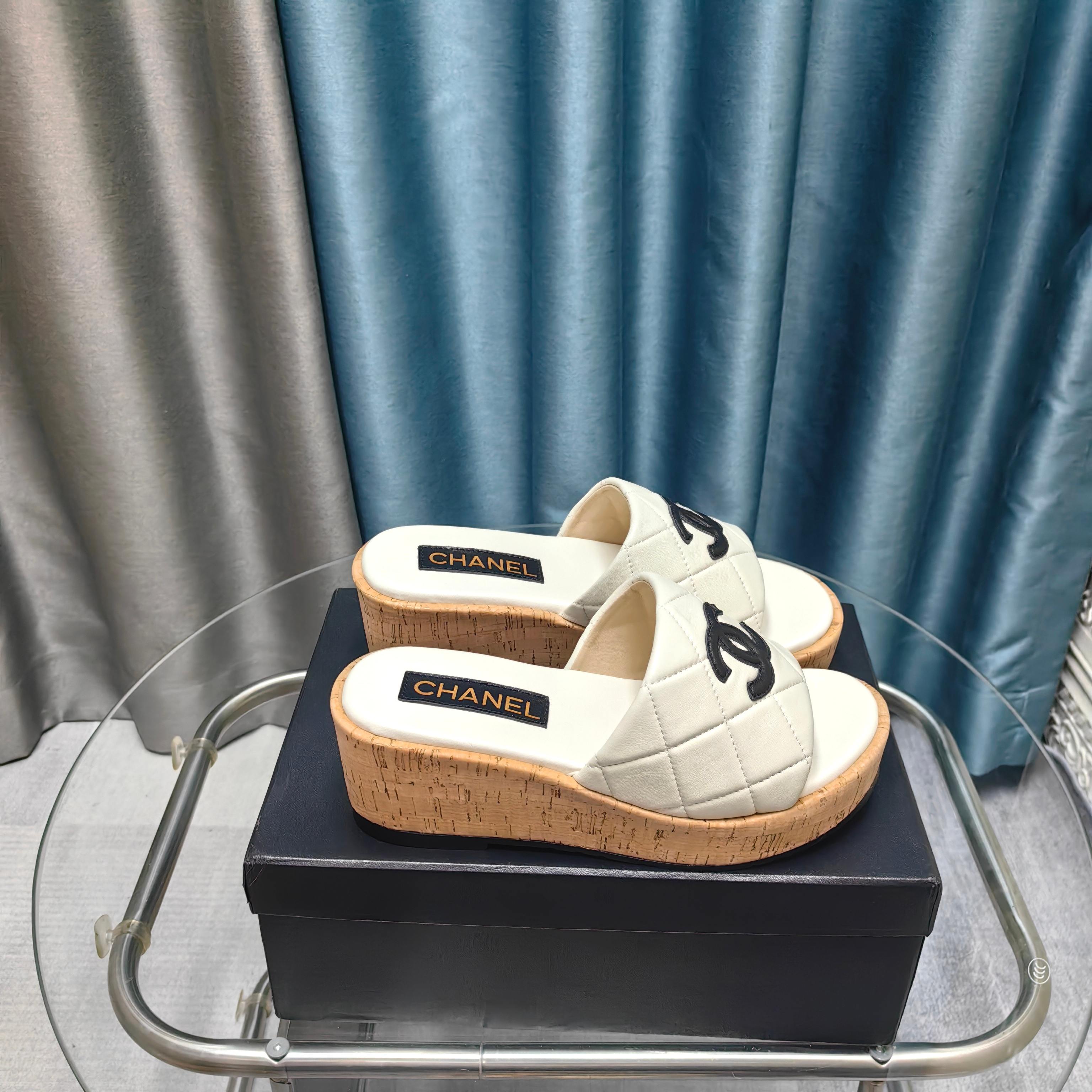 NO:257555,2025★★★★★★ Many celebrities are here to watch, a versatile series that domestic and foreign bloggers are popular. A must-have for spring and summer wardrobe matching. Sandals are the first choice. Upper imported super soft sheepskin inner lining: imported crystal sheepskin inner lining, original mold-open custom rubber sole Shoe size: 35-39 (40, 41, customized without return) Delivery of luxury latest counter synchronous packaging, slippers, sandals, slippers, sheepskin198609092025★★★★★ 众多明星网红上脚,国内外博主刷爆的一个百搭系列,春夏衣橱搭配必备 凉鞋首选. 鞋面进口超柔羊皮  内里: 进口水晶羊皮内里 大底原版开模定制橡胶底 鞋码: 35-39（40、41、定做不退换） 配送豪华最新专柜同步包装,拖鞋,sandals,slippers,sheepskin,Women's Shoes