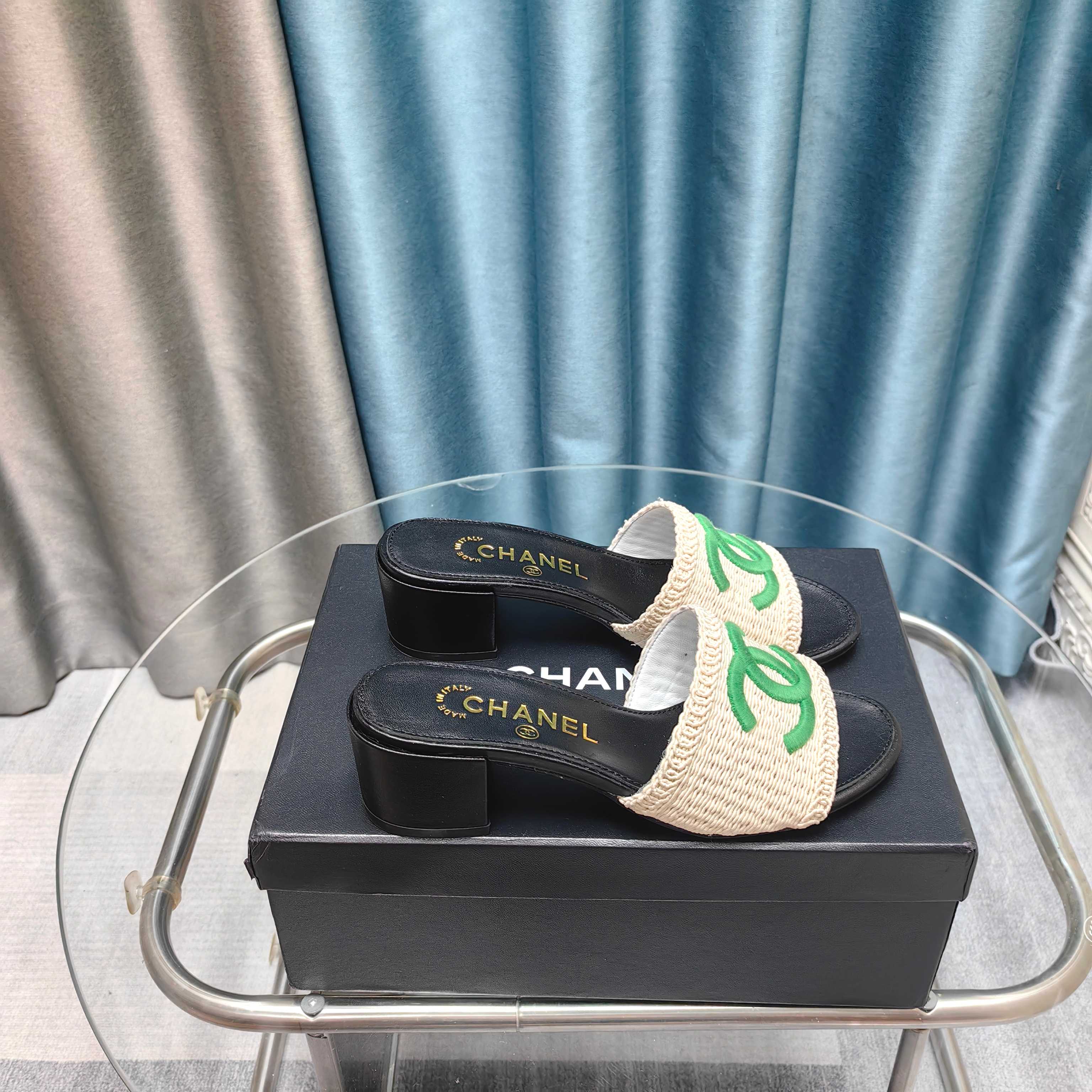 NO:257550,2025★★★★★★ Many celebrities are here to watch, a versatile series that domestic and foreign bloggers are popular with, a must-have for spring and summer wardrobe matching, the first choice for sandals. Upper woven silk embroidery Inner: Imported crystal sheepskin inner lining, original mold-open custom leather sole Shoe size: 35-39 (34, 40, 41, custom-made, no return or exchange) Delivery luxury latest counter synchronous packaging, slippers, sandals, slippers, sheepskin, silk fabric198609092025★★★★★ 众多明星网红上脚,国内外博主刷爆的一个百搭系列,春夏衣橱搭配必备 凉鞋首选. 鞋面编织绸缎刺绣  内里: 进口水晶羊皮内里 大底原版开模定制真皮底 鞋码: 35-39（34、40、41、定做不退换） 配送豪华最新专柜同步包装,拖鞋,sandals,slippers,sheepskin,silk fabric,Women's Shoes