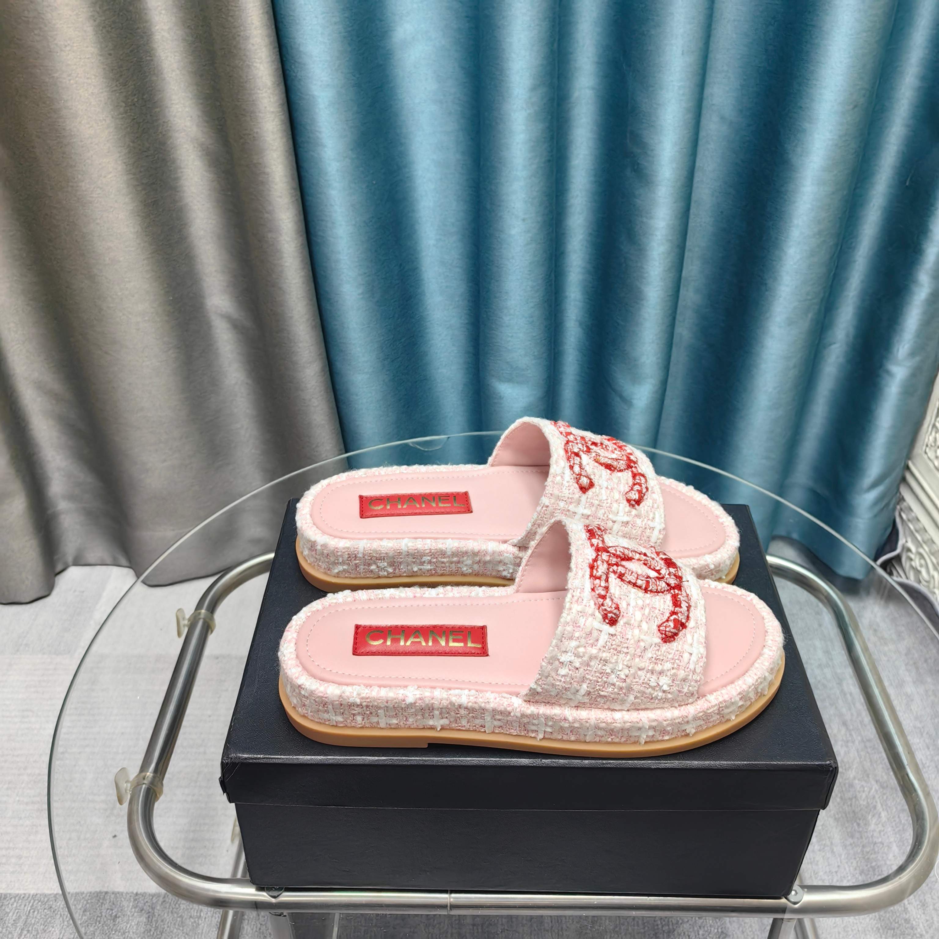 NO:257542,* 25 The most popular sandals in early autumn. The counter is snatched up. Photos from major social platforms are popular. This episode of the catwalk is definitely too handsome. It is definitely the hottest style of this season. The counter fairies are really too aware of the goods. They don’t get stuck or scratch their feet. The texture is very soft and comfortable. Classic black and white combination, super versatile. 1 Fabric: The counter original woven material 2 Inner: Environmentally friendly mixed-bred sheepskin 3 Soles: Rubber 5 size 35-40 (40 41 custom made), slippers, slippers, sheepskin19860909* 25早秋最爆凉拖鞋 专柜简直疯抢了,各大社交平台热门晒图,这期的走秀款绝对太帅了,绝对是这一季最热门的款式,专柜仙女们真的太识货了,不卡脚也不会磨脚,质感上脚是非常柔软舒服的.经典的黑白配,超级百搭. 1面料:专柜原版编织材料 2内里:环保混种羊皮 3大底:橡胶 5码数35-40（40 41定做）,拖鞋,slippers,sheepskin,Women's Shoes