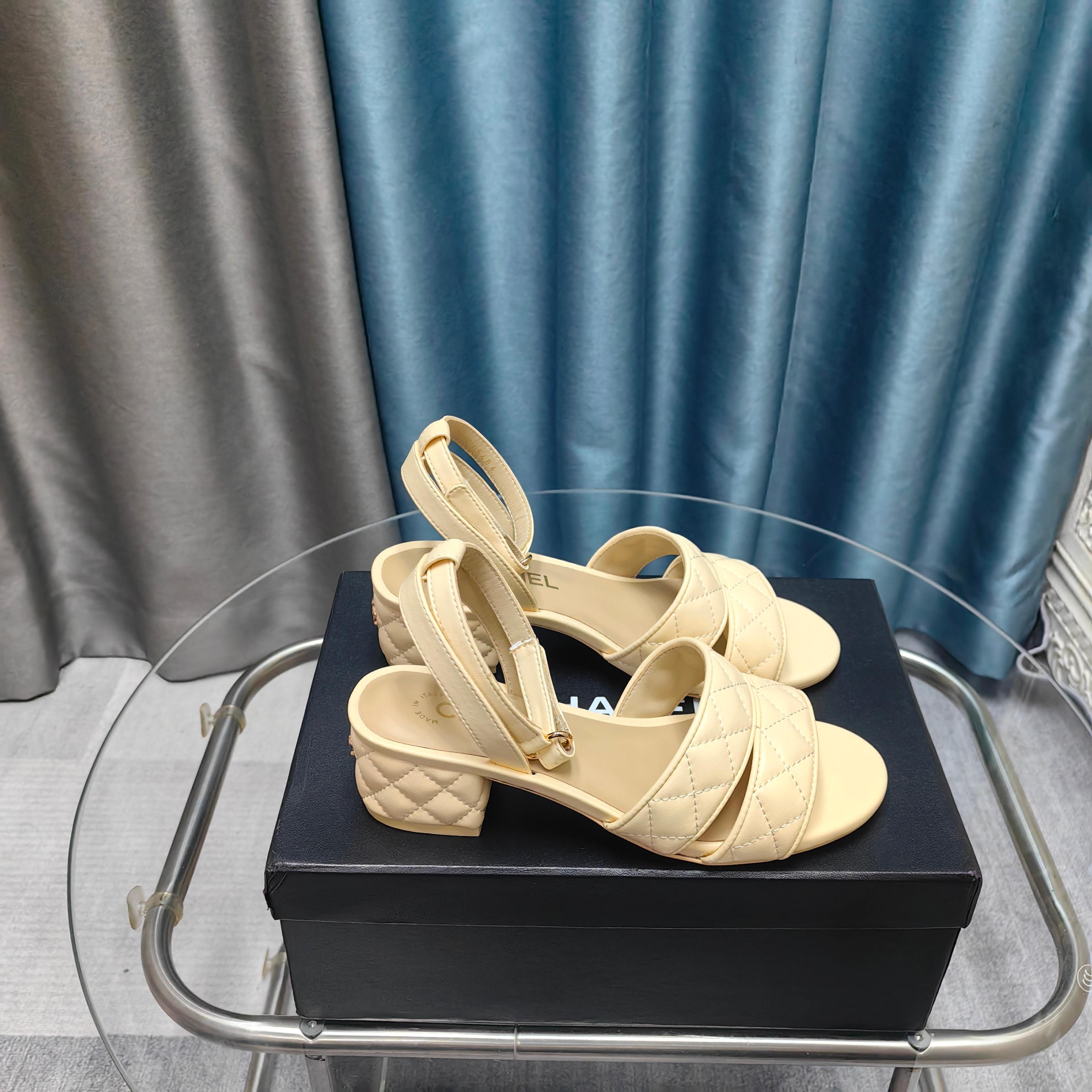 NO:257538,★★★★★★ Many celebrities are popular with a versatile series that domestic and foreign bloggers are a must-have for spring and summer wardrobe matching. Sandals are the first choice. Upper imported sheepskin inner lining: imported crystal sheepskin lining, original mold-open custom leather sole Shoe size: 35-39 (34, 40, 41, customized without return) Delivery latest luxury counter synchronous packaging Slippers sandals, slippers sandals, sandals, slippers, sheepskin19860909★★★★★ 众多明星网红上脚,国内外博主刷爆的一个百搭系列,春夏衣橱搭配必备 凉鞋首选. 鞋面进口羊皮  内里: 进口水晶羊皮内里 大底原版开模定制真皮底 鞋码: 35-39（34、40、41、定做不退换） 配送豪华最新专柜同步包装 拖鞋凉鞋,拖鞋凉鞋,sandals,slippers,sheepskin,Women's Shoes