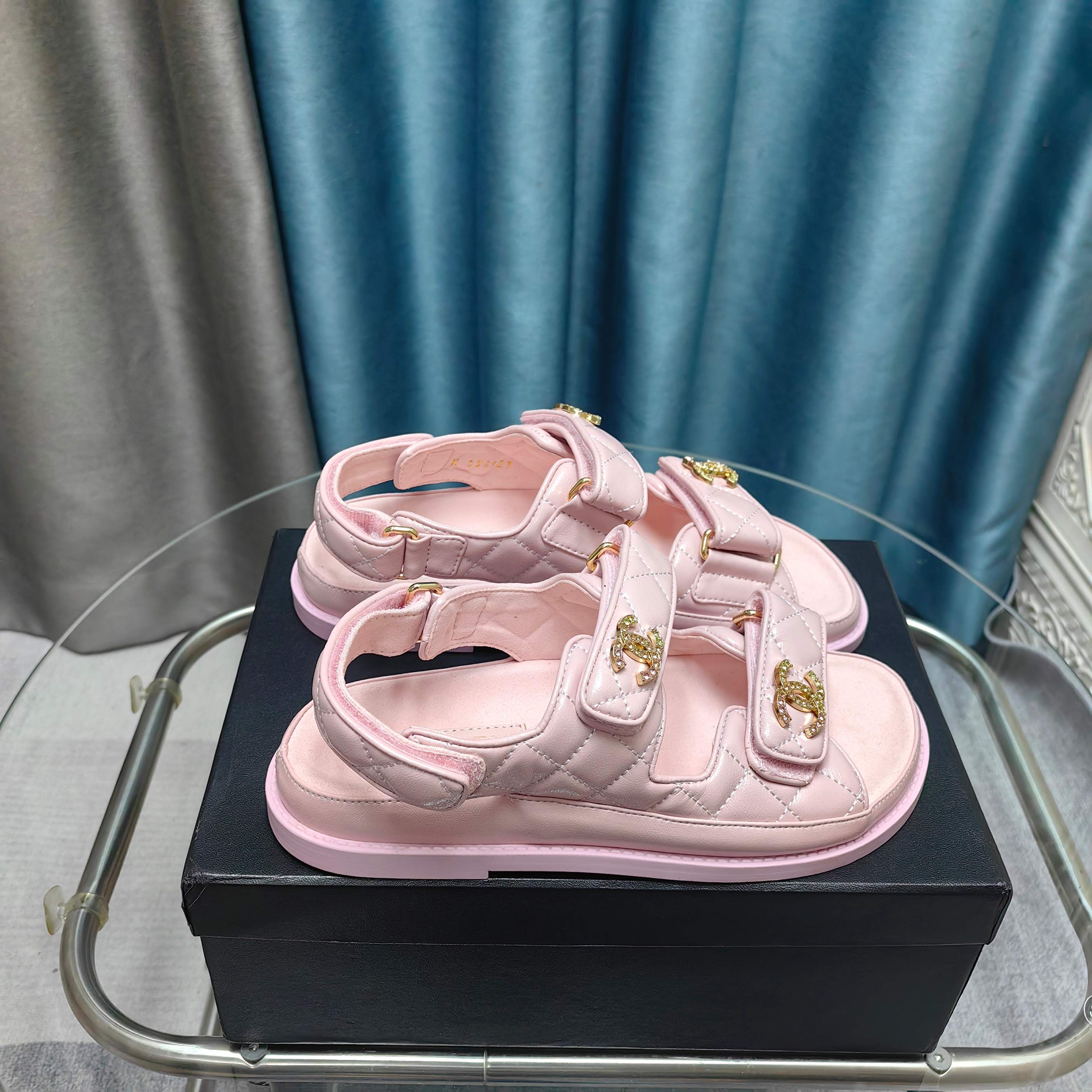 NO:257510,The latest fabrics in spring and summer - the counter mainly promotes Velcro beach sandals new color series ★★★★★ Many celebrities are popular, a versatile series that domestic and foreign bloggers are popular, a must-have for spring and summer wardrobe matching. Sandals are the first choice. Upper imported super soft sheepskin inner lining: imported crystal sheepskin inner lining, large sole original mold custom rubber sole Shoe size: 35-39 (40, 41, 42 custom made without return or exchange) Delivery luxury latest counter synchronous packaging Rubber sole slippers sandals (leather sole 30) (the default arrangement of rubber sole, genuine leather sole notes), slippers sandals, sandals, slippers, sheepskin19860909春夏最新面料——专柜主推魔术贴沙滩凉鞋新色系列上新 ★★★★★ 众多明星网红上脚,国内外博主刷爆的一个百搭系列,春夏衣橱搭配必备 凉鞋首选. 鞋面进口超柔羊皮  内里: 进口水晶羊皮内里 大底原版开模定制橡胶底 鞋码: 35-39（40、41、42定做不退换） 配送豪华最新专柜同步包装 橡胶底拖鞋凉鞋（皮底30）（下单默认安排橡胶底,真皮底备注）,拖鞋凉鞋,sandals,slippers,sheepskin,Women's Shoes