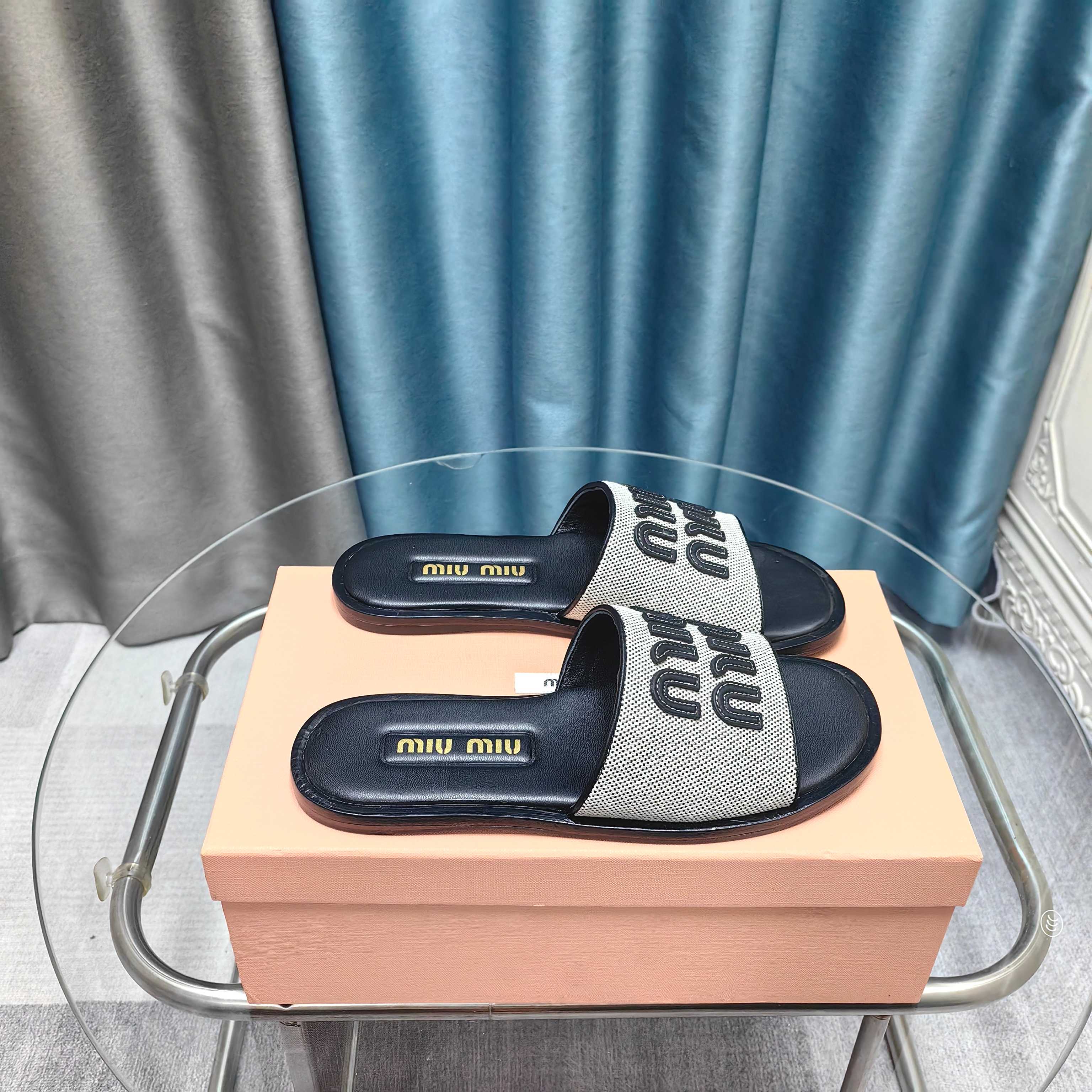 NO:411220,Original snowflake dot fabric will make you cool for the summer~Sandals Miu Miu, major shopping agents around the world, are on the market. The 2025 catwalk, the Maillard color flat shoes that are very open to the market [Please note that the letters made in my home are as three-dimensional as the original version, unlike other people's flat drops] Material original customized snowflake dot fabric inner sheepskin sole genuine leather sole size Women's 35-41, slippers, miumiu, sandals, flats, slippers, sheepskin, Leather soles19860909原版雪花点面料让你凉爽一夏～凉鞋Miu Miu 缪缪 ,全球各大代购官网火爆上市. 2025走秀场曝光 、非常留行的美拉德配色平底鞋【请注意我家做的字母像原版一样立体感很强 ,不像别家的扁扁滴】 材质原版定制雪花点面料 内里羊皮 鞋底真皮大底 size 女35-41,拖鞋,miumiu,sandals,flats,slippers,sheepskin,Leather soles,Women's Shoes