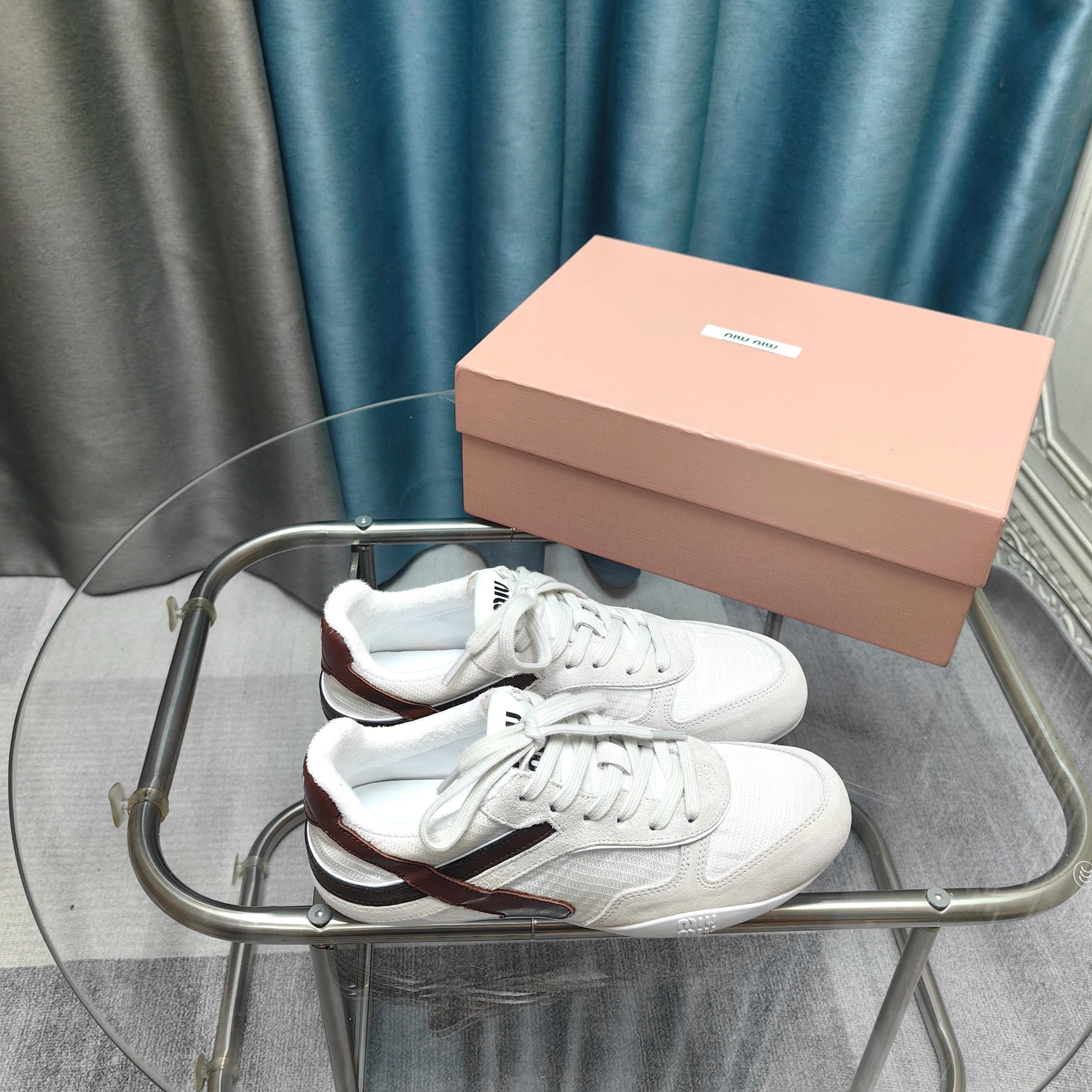 NO:407648,Miumiu breathable mesh casual shoes, new British style lace-up MiuMiu show Candy color splicing + retro old~ dirty shoes Multiple collisions, beautiful and fashionable favorite~ super comfortable to wear, fabric cowhide + cow velvet + imported breathable mesh inner towel cloth, original molded rubber sole size 35-41, casual shoes/sports shoes, miumiu, sneakers, cowhide19860909miumiu缪缪透气网布休闲鞋,新款英伦风系带MiuMiu秀场 糖果色拼接+复古做旧~脏脏鞋 多元对撞,美炸了 时髦精最爱~上脚超级舒服 面料牛皮+牛反绒+进口透气网布 内里毛巾布 大底原版开模橡胶底 码数35-41,休闲鞋/运动鞋,miumiu,sneakers,cowhide,Women's Shoes