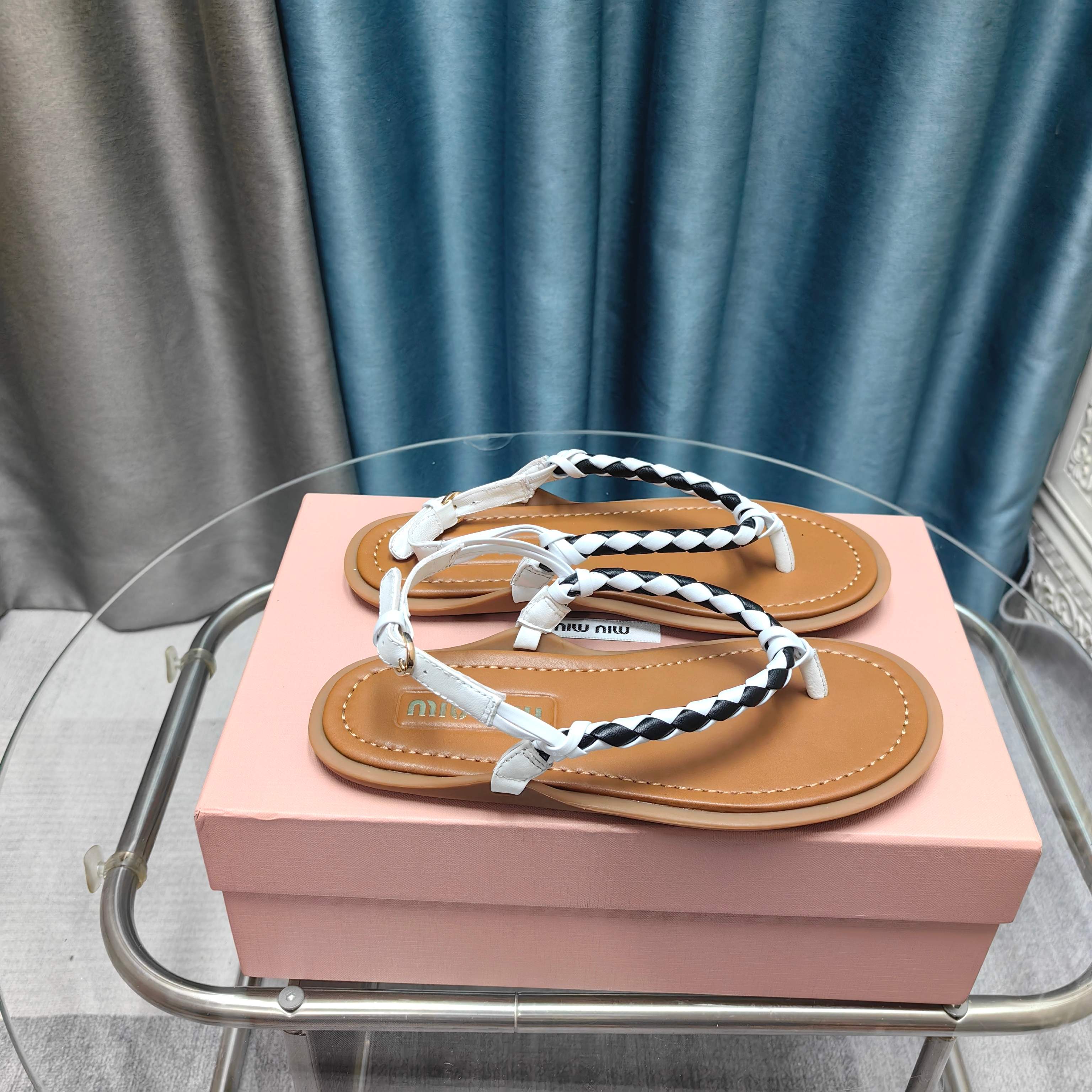 NO:407645,Sandals Miu Miu, the major purchasing agents in the world, are on the market. Neil sheepskin sole original customized outsole size for women 35-40, split-toe shoes, miumiu, sandals, sheepskin19860909凉鞋Miu Miu 缪缪 ,全球各大代购官网火爆上市. 内里羊皮 鞋底原版定制大底 size 女35-40,分趾鞋,miumiu,sandals,sheepskin,Women's Shoes