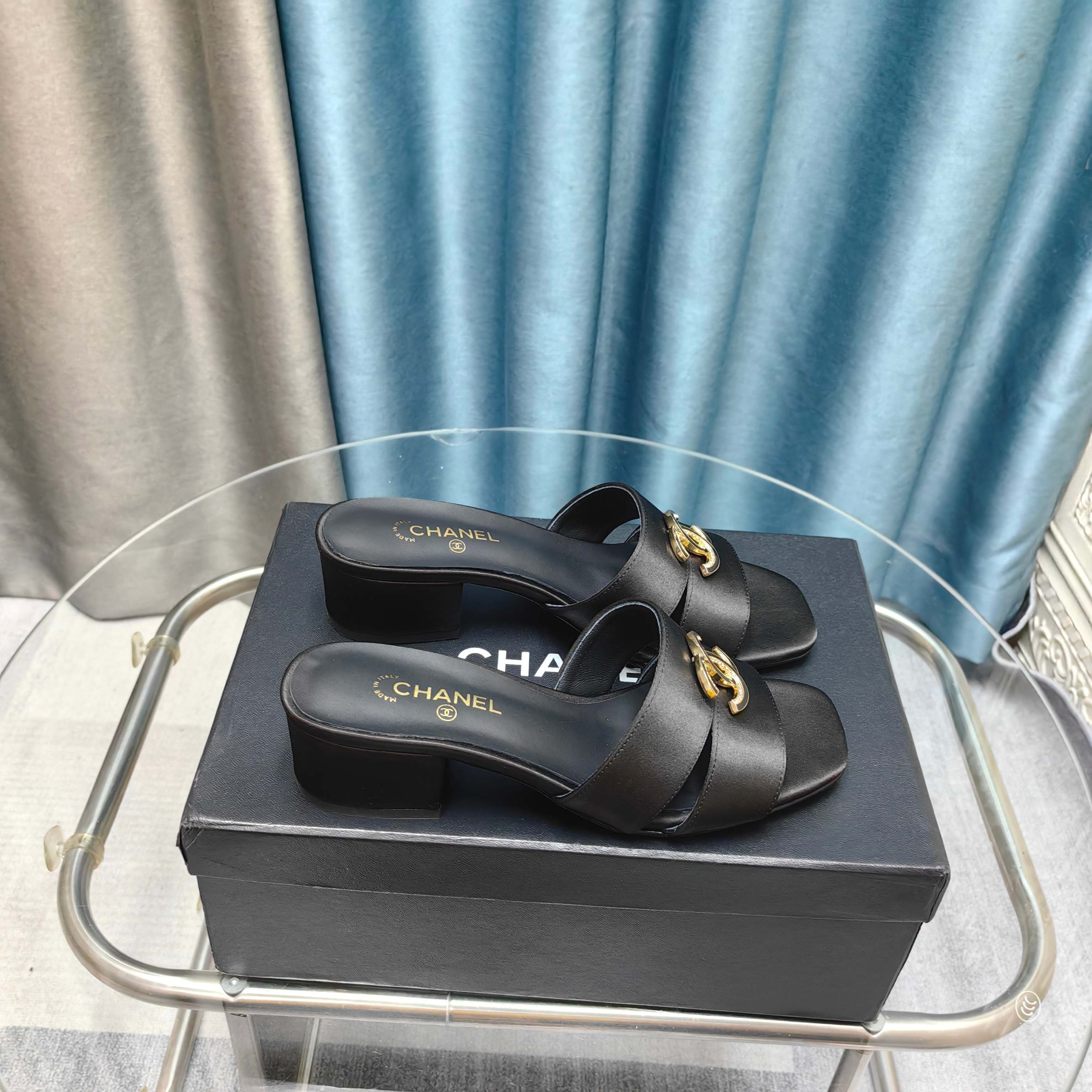 NO:257470,2025★★★★★★ Many celebrities are popular, a versatile series that domestic and foreign bloggers are popular. A must-have for spring and summer wardrobe matching. Sandals are the first choice. Upper imported silk lining: imported crystal sheepskin lining, large sole original mold custom leather sole Shoe size: 35-39 (34, 40, 41, customized without return) Delivery luxury latest counter synchronous packaging, slippers, sandals, slippers, sheepskin, silk fabric198609092025★★★★★ 众多明星网红上脚,国内外博主刷爆的一个百搭系列,春夏衣橱搭配必备 凉鞋首选. 鞋面进口绸缎  内里: 进口水晶羊皮内里 大底原版开模定制真皮底 鞋码: 35-39（34、40、41、定做不退换）  配送豪华最新专柜同步包装,拖鞋,sandals,slippers,sheepskin,silk fabric,Women's Shoes